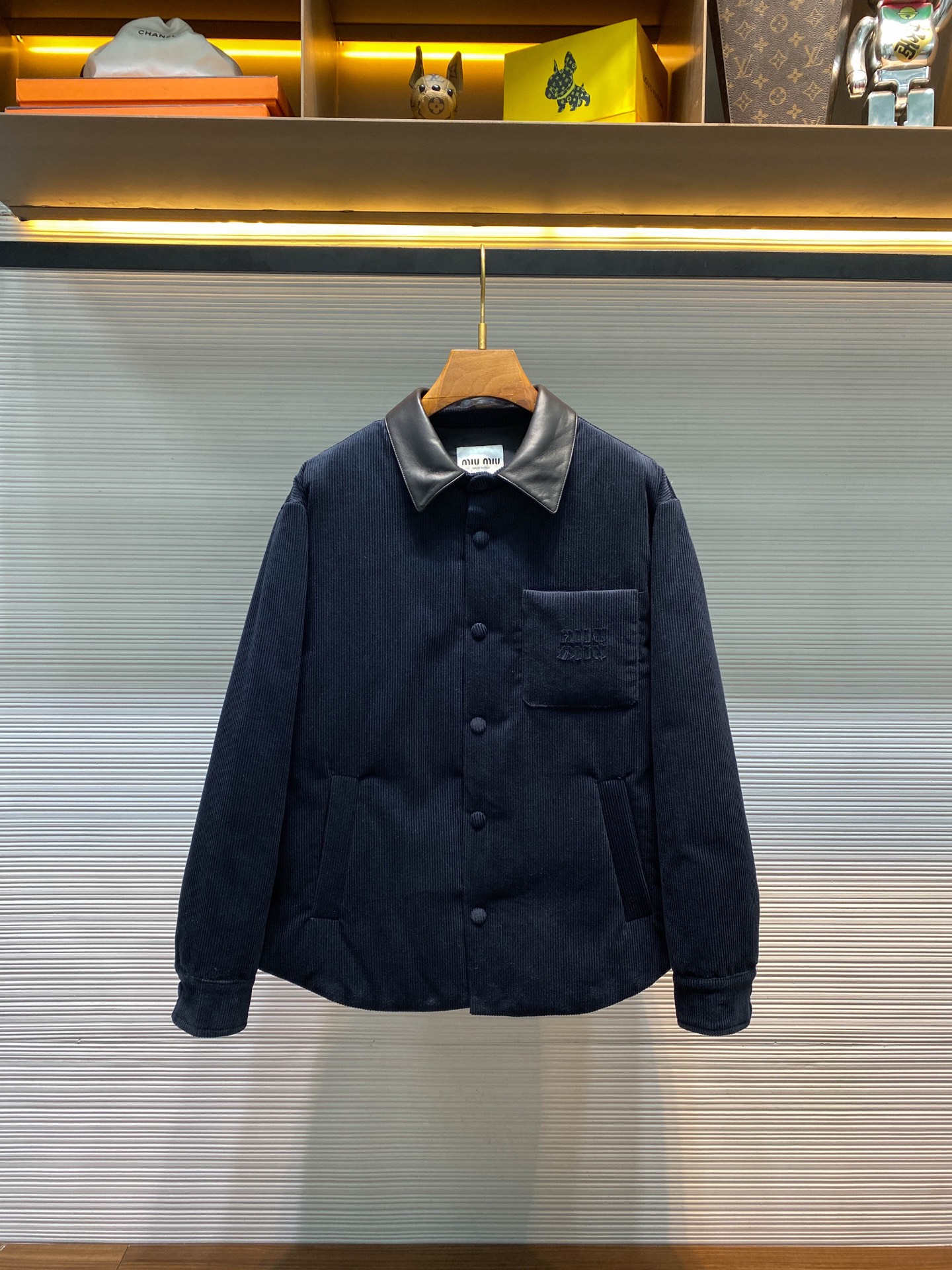 NO:638731,-MIU25FW new autumn and winter corduroy leather lapel down jacket, the same style for men and women with patch embroidered pocket shirt style fashionable casual down jacket!  Trading company channels are rare and available on the official website simultaneously!  When embroidery of the same color grows quietly among the corduroy lines, the Miu family redefines winter elegance with hidden beauty, making warmth a tacit whisper!  Classic fine-ribbed corduroy wraps the body, and down is like clouds lurking between the concave and convex warp and weft!  90% white duck down silently resists the cold wind, but lets the fabric speak for itself!  Every velvet is the path of sunlight, and every ridge is a fortress built by warmth!  The customized lambskin lapel falls along the curve of the neck, making it breathable like a second layer of skin!  Cool leather and soft suede complete a material game on the collar, and the sound of metal snaps opening and closing becomes the only punctuation mark in this conversation!  Exquisite patch embroidery technology performs visual magic on the left breast pocket. The embroidered letter patches are laser cut and shaped to create an embossed texture and clear fonts!  Each patch undergoes 5 layers of anti-wrinkle treatment to ensure it retains its original shape after washing!  The embroidered fabric of the same color as the fabric runs along the Miu logo, with only subtle gloss differences and raised stitches to enhance visual recognition!  The shirt-style loose-fitting cut is not restricted by body shape and size, and can be easily worn by both men and women!  Sizes S-XL S size shoulder width 50cm-bust 116cm-shirt length 66cm-sleeve length 61cm M size shoulder width 51cm-chest 120cm-shirt length 67cm-sleeve length 62cm L size shoulder width 52cm-chest 124cm-shirt length 68cm-sleeve length 63cm XL size shoulder width 53cm-chest 128cm-shirt length 69cm-sleeve length 64cm  Recommended size (loose fit) If you are 174-140 pounds tall, try on size M, which is suitable!  Boys weighing less than 135 kilograms should choose S size, 135-150 kilograms should choose M size, 150-165 kilograms should choose L size, and 165-183 kilograms should choose XL size!  All girls can choose size S!  ,miumiu-clothing,miumiu,jackets & coats,jackets & coats,shirts,down jacket,sheepskin,alexander wang19860909-MIU25FW秋冬新款灯芯绒拼皮翻领羽绒夹克,男女同款贴布刺绣口袋衬衫式时尚休闲羽绒服外套！贸易公司渠道稀出,同步官网发售！当同色绣花在灯芯绒纹路间悄然生长,Miu家以隐迹之美重新定义冬日优雅,让温暖成为一场心照不宣的私语！ 经典细棱灯芯绒包裹身躯,羽绒如云朵潜伏于凹凸经纬之间！90白鸭绒无声抵御寒风,却让面料自己说话！每一道绒沟都是日光走过的轨迹,每一条棱线都是温暖筑起的堡垒！定制的小羊皮翻领沿颈项曲线降落,如第二层肌肤般贴合呼吸！冷冽皮革与柔软绒面在领口完成一场材质博弈,金属按扣开合声成为这场对话里唯一的标点符号！精致的贴布绣工艺在左胸口袋上演视觉魔法,字母绣花贴饰经激光切割定型工艺打造浮雕质感,字体清晰！每片贴饰经过5道抗皱处理,确保水洗后仍保持原有形态！与面料完全同色的绣布沿Miu标识游走,仅以微妙的光泽差与针脚凸起强化视觉辨识度！衬衫式宽松版型裁剪,不受身材与体型的限制,男女均可轻松驾驭！尺码S-XL S码肩宽50cm-胸围116cm-衣长66cm-袖长61cm M码肩宽51cm-胸围120cm-衣长67cm-袖长62cm L码肩宽52cm-胸围124cm-衣长68cm-袖长63cm XL码肩宽53cm-胸围128cm-衣长69cm-袖长64cm 尺码推荐（宽松版型） 身高174-140斤,试穿M码合适！ 男生体重135斤以内选择S码,135-150斤选择M码,150-165斤选择L码,165-183斤选择XL码！ 女生全部选择S码即可！,缪缪-服装,miumiu,jackets & coats,jackets & coats,shirts,down jacket,sheepskin,alexander wang,Women's clothing