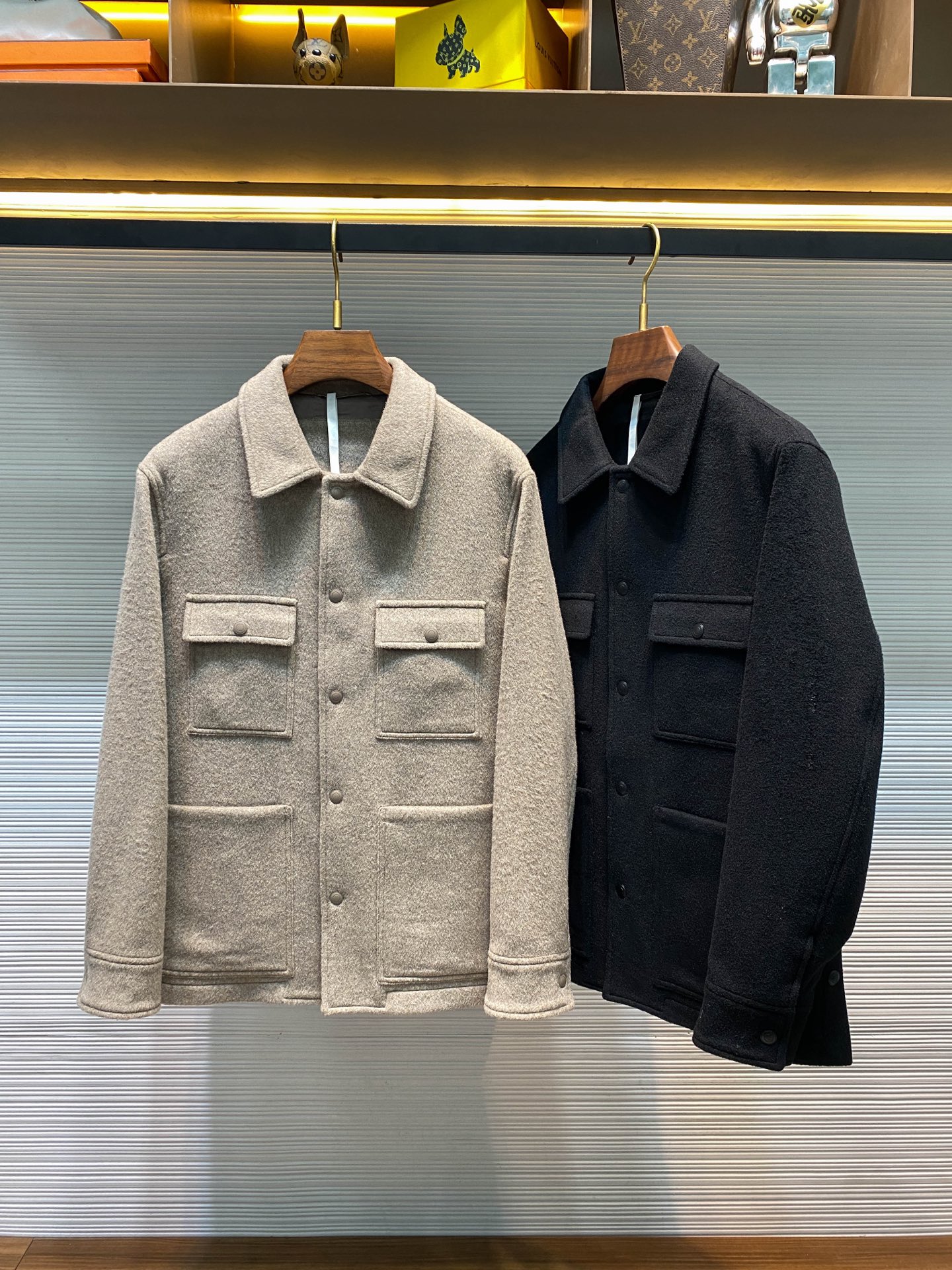 NO:639167,-LFW new autumn and winter imported sheep wool blended woolen lapel jacket, men's fashionable four-pocket retro Italian old money style wool jacket!  Trading company channels are rare and available on the official website simultaneously!  LP retro barn style barn jacket, Italian style old money aesthetics, new interpretation of the iconic tapered pants, with extreme tailoring to achieve a clean fit model, low-key, relaxed, and high-end sense!  When 72.1 sheep wool meets 27.9 polyester fiber, what is woven is not only fabric, but also a breathing time!  The steel brown color is like the luster of aged whiskey flowing in the glass, while the black color remains as deep as midnight!  The soft touch of natural wool and the stiff frame of polyester fiber reach a tacit understanding between the warp and weft, giving this jacket a warm embrace while maintaining a neat silhouette!  This jacket features a classic lapel design and regular four-pocket layout, interpreting a low-key and practical design philosophy!  Customized metal four-button buckles are embedded in it, and the colors are customized and painted in a uniform and coordinated manner!  The two hem sides are cleverly integrated with slit details, continuing the retro charm of the classic jacket, making you more comfortable when walking, and making it easy to control casual walks!  The back collar seat is made of soft lambskin, making the entire collar more stable and three-dimensional!  The splicing of soft leather material and woolen fabric has been carefully pressed, which not only ensures a stable combination of the two materials, but also adds a sense of exquisiteness to the details!  The choice of this material not only improves the durability of the jacket, but also brings a soft and comfortable experience to the touch, making the neck feel more comfortable when touching it!  At the same time, the unique luster of the soft leather material also adds a touch of low-key luxury to the overall look!  Steel brown/black, two colors available!  Size M-3XL M size shoulder width 47cm - bust 114cm - dress length 70cm - sleeve length 60cm L size shoulder width 48cm - chest 118cm - dress length 71cm - sleeve length 61cm  3XL size, shoulder width 52cm - bust cm - dress length 74cm - sleeve length 64cm Recommended size (standard version) Height 174kg, try on L size!  Boys weighing less than 100 pounds should choose M size, -143 pounds should choose L size, 143-156 pounds should choose XL size, 156-170 pounds should choose XXL size, and 170-186 pounds should choose 3XL size!  ,menswear,loro piana,jackets & coats,jackets & coats,sheepskin,alexander wang19860909-LFW秋冬新款进口绵羊毛混纺毛呢翻领夹克,男士时尚四口袋复古意式老钱风羊毛夹克外套！贸易公司渠道稀出,同步官网发售！LP复古巴恩风barn谷仓夹克外套,意式格调老钱美学,标志性锥形裤新绎,以极致剪裁成就Clean Fit典范,低调、松弛,而高级感自现！ 当72.1绵羊毛遇见27.9聚酯纤维,织出来的不仅是面料,更是一段会呼吸的时光！钢棕色像是陈年威士忌在杯中流转的光泽,黑色则永葆着午夜般的深邃！天然羊毛的柔软触感与聚酯纤维的挺括骨架在经纬交错间达成默契,让这件夹克既拥有温暖的怀抱,又保持利落的轮廓！此款夹克以经典翻领设计与规整的四口袋布局,诠释低调而实用的设计哲学！定制金属四合扣镶嵌其中,定制顺色烤漆,色泽统一协调！ 两个下摆侧巧妙融入开叉细节,延续经典夹克的复古韵味,行走间更显自如,轻松驾驭休闲步履！后领座采用软小绵羊皮制作,使整个领型呈现更稳定立体！软皮材质与毛呢面料的拼接处,经过精细的压线处理,既保证了两种材质的稳固结合,又增添了细节处的精致感！这种材质的选择不仅提升了夹克的耐用性,更在触感上带来柔和舒适的体验,让颈部接触时倍感惬意！同时软皮材质的独特光泽,也为整体造型增添了一抹低调的奢华感！钢棕色/黑色,两色入！尺码M-3XL M码肩宽47cm-胸围114cm-衣长70cm-袖长60cm L码肩宽48cm-胸围118cm-衣长71cm-袖长61cm XL码肩宽50cm-胸围122cm-衣长72cm-袖长62cm XXL码肩宽51cm-胸围126cm-衣长73cm-袖长63cm 3XL码肩宽52cm-胸围cm-衣长74cm-袖长64cm 尺码推荐（标准版型） 身高174-斤,试穿L码合适！ 男生体重斤以内选择M码,-143斤选择L码,143-156斤选择XL码,156-170斤选择XXL码,170-186斤选择3XL码！,男装,loro piana,jackets & coats,jackets & coats,sheepskin,alexander wang,Women's clothing