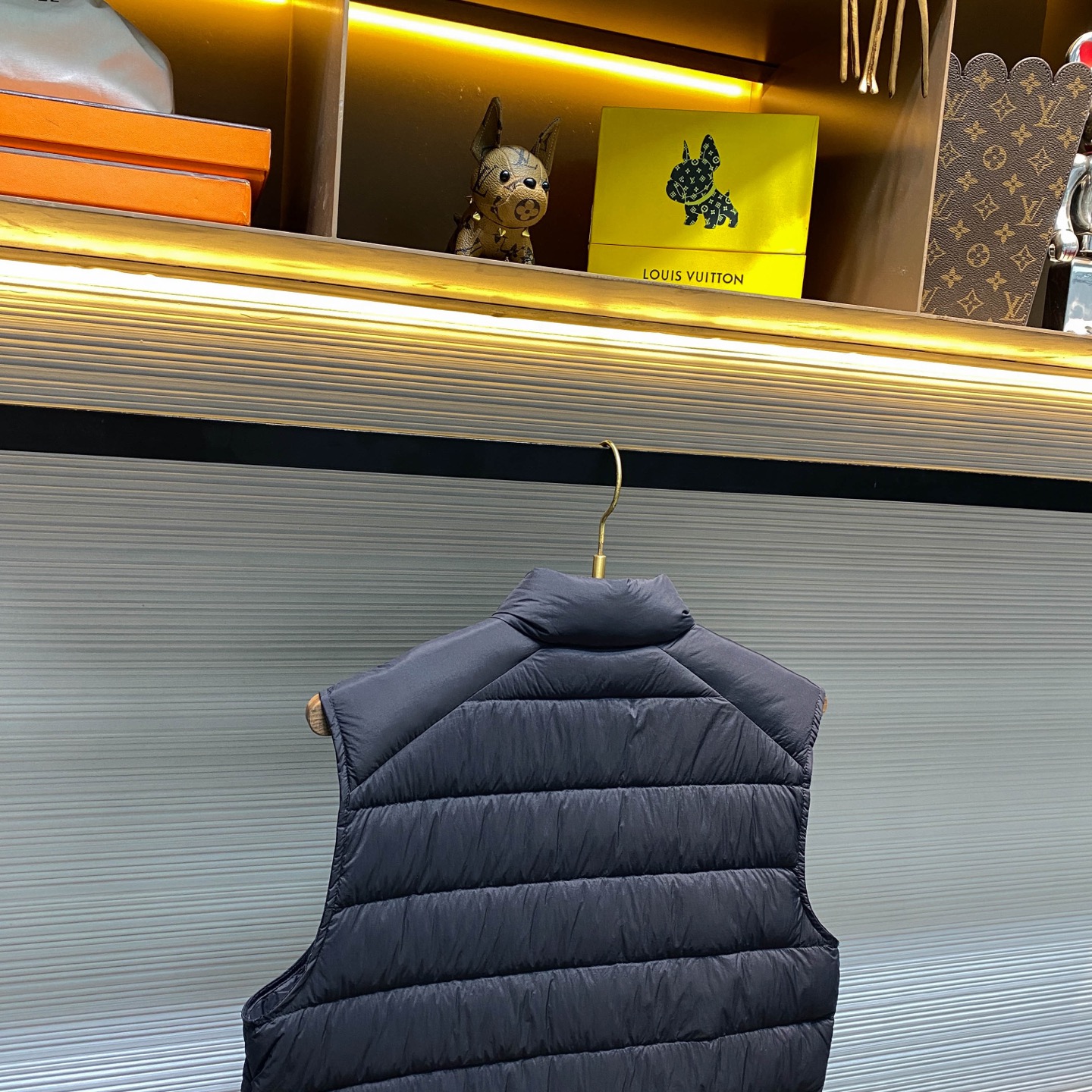 深蓝色 MOC25FW秋冬新款藏蓝色尼龙立领羽绒马甲，男女同款经典毛毡徽章轻薄款羽绒服马甲外套！贸易公司