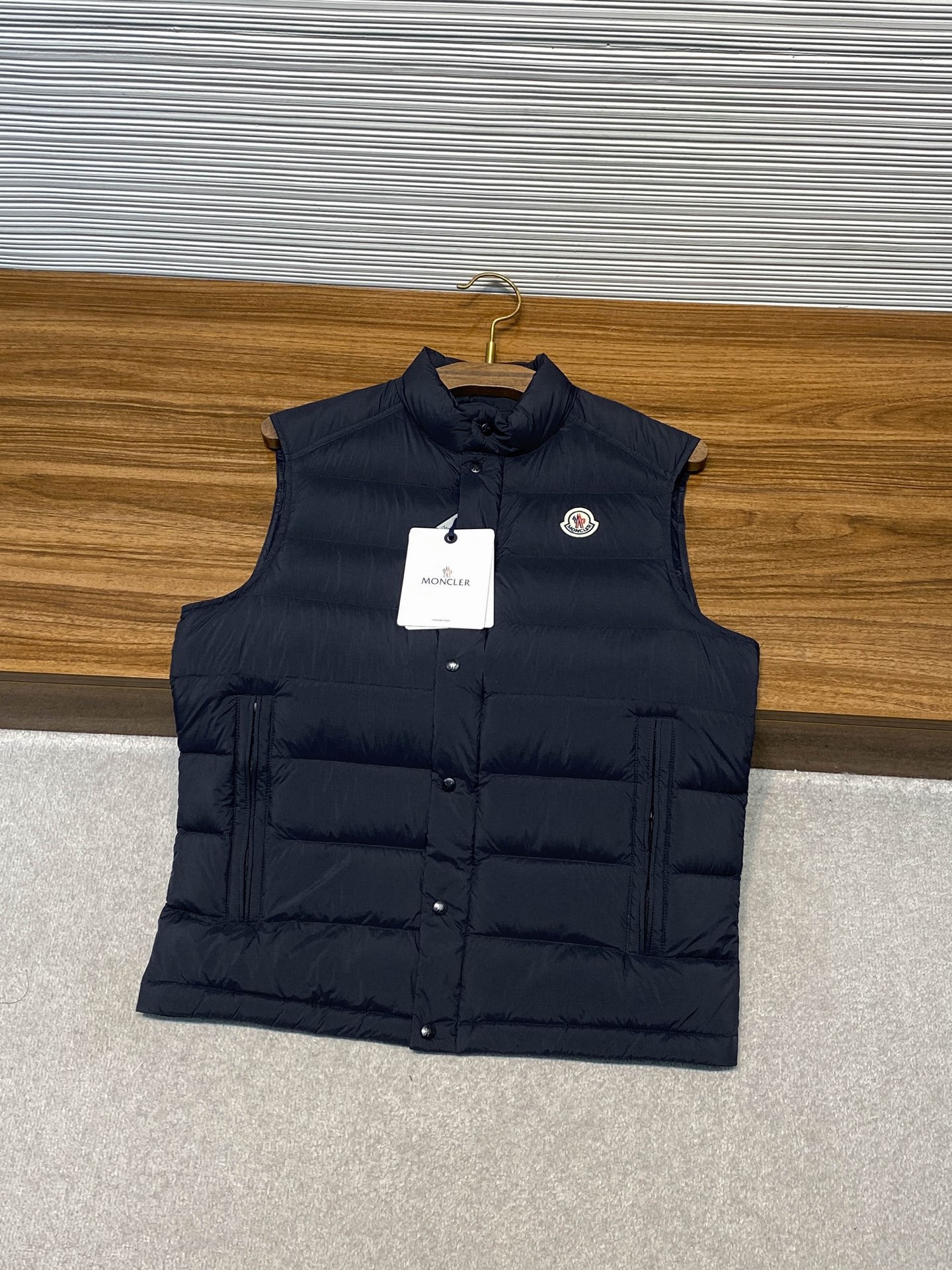 深蓝色 MOC25FW秋冬新款藏蓝色尼龙立领羽绒马甲，男女同款经典毛毡徽章轻薄款羽绒服马甲外套！贸易公司