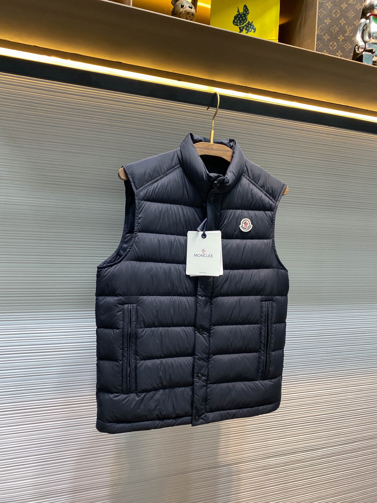 深蓝色 MOC25FW秋冬新款藏蓝色尼龙立领羽绒马甲，男女同款经典毛毡徽章轻薄款羽绒服马甲外套！贸易公司