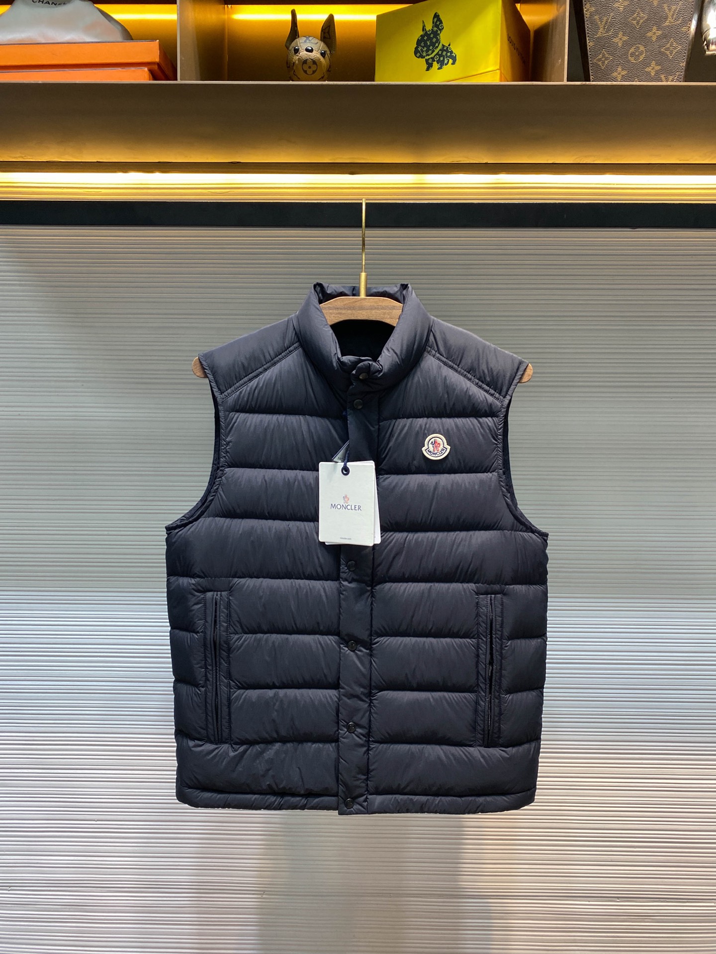 NO:612961,Dark blue MOC25FW new autumn and winter navy blue nylon stand-up collar down vest, the same classic felt badge lightweight down jacket vest for men and women!  Trading company channels are rare and available on the official website simultaneously!  Farmon's new lightweight down vest, with its excellent fabrics, high-quality filling, exquisite decoration, unique design and fitted version, has become the perfect combination of fashion and warmth!  Wearing it can not only protect you from the cold, but also show your unique taste and fashion attitude!  This vest is made of custom-made densely woven nylon fabric. Its densely woven structure makes the fabric tight and strong, which can effectively block the intrusion of cold air from the outside and build a solid line of defense for the body to keep warm!  At the same time, it has good breathability and will not make the body feel stuffy or uncomfortable during wearing. It is like installing an intelligent temperature control system on the body to always maintain a comfortable state!  The interior is filled with national standard 90 white duck down, which has strong thermal insulation properties and tightly locks in body heat, allowing you to feel as warm as spring in cold weather!  And paired with exquisite quilting technology, these white duck down quilts are cleverly fixed in corresponding positions and distributed very evenly, without being too thick or too thin locally. The overall upper body effect is extremely light, as if the body is covered with a layer of soft clouds, without any sense of burden, but extremely warm!  The iconic felt badge embroidery on the chest is made of exquisite felt material. It has been carefully hand-embroidered by craftsmen, and every detail is handled just right!  This badge is not just a simple decoration, but also a status symbol. It represents unique taste and the pursuit of quality life!  The placket adopts a buttoned zipper opening and closing design. This unique design perfectly combines the classic buttoning with the convenience of a zipper!  The hardware has excellent texture, and every part has been carefully polished and exudes the unique luster of metal, demonstrating high-quality craftsmanship!  The fashionable small stand-up collar design is simple and capable. It can fit the neck well and keep warm without looking too bulky!  The fitting style is the finishing touch of this vest. It can perfectly fit the curves of the body and show off your beautiful figure!  Size 1-5 Size 1 has shoulder width 43cm - bust 108cm - dress length 62cm Size 2 has shoulder width 44cm - chest 112cm - dress length 63cm Size 3 has shoulder width 45cm - chest 116cm - dress length 64cm Size 4 has shoulder width 46cm - chest 120cm - dress length 66cm Size 5 has shoulder width 47cm - chest 124cm - dress length 68cm  Size recommendation (standard version) Height 174-jin, try on size 2 which is suitable!  For boys, choose size 1 if you weigh less than 142 pounds, choose size 2 if you weigh between 142 pounds and 154 pounds, choose size 3 if you weigh 142-154 pounds, choose size 4 if you weigh 154-168 pounds, and choose size 5 if you weigh 168-183 pounds!  All girls can choose size 1!  ,,jackets & coats,down jacket,alexander wang19860909深蓝色 MOC25FW秋冬新款藏蓝色尼龙立领羽绒马甲,男女同款经典毛毡徽章轻薄款羽绒服马甲外套！贸易公司渠道稀出,同步官网发售！法蒙家全新轻薄款羽绒马甲,以其卓越的面料、优质的填充、精致的装饰、独特的设计和合身的版型,成为了时尚与温暖的完美结合体！穿上它你不仅能抵御寒冷,更能展现出自己的独特品味和时尚态度！ 这款马甲采用客供定制密织尼龙面料,其密织结构使得面料紧密而结实,能够有效阻挡外界冷空气的侵入,为身体构筑起一道坚实的保暖防线！同时它又具有良好的透气性,不会让身体在穿着过程中感到闷热和不适,就像给身体安装了一个智能的温控系统,始终保持舒适的状态！内里采用国标90白鸭绒进行填充,具有极强的保暖性能,紧紧锁住身体的热量,让你在寒冷的天气里也能感受到如春日般的温暖！并且搭配上精湛的绗缝工艺,这些白鸭绒被巧妙地固定在相应的位置,分布得十分均匀,不会出现局部过厚或过薄的情况,整体上身效果轻盈无比,仿佛身上披着一层轻柔的云朵,毫无负担感,却又温暖至极！ 胸前标志性毛毡徽章刺绣,采用了精致的毛毡材质,经过工匠们细致的手工刺绣,每一个细节都处理得恰到好处！这枚徽章不仅仅是一个简单的装饰,更是一种身份的象征,它代表着独特的品味和对品质生活的追求！门襟采用了排扣拉链开合设计,这种独特的设计将排扣的经典与拉链的便捷完美结合！五金质感极佳,每一个零件都经过精心打磨,散发着金属特有的光泽,彰显出高品质的工艺水准！时尚的小立领设计,造型简洁而干练,既能够很好地贴合颈部,起到保暖的作用,又不会显得过于臃肿！合身的版型更是这款马甲的点睛之笔,它能够完美地贴合身体曲线,展现出你的优美身姿！尺码1-5 1码肩宽43cm-胸围108cm-衣长62cm 2码肩宽44cm-胸围112cm-衣长63cm 3码肩宽45cm-胸围116cm-衣长64cm 4码肩宽46cm-胸围120cm-衣长66cm 5码肩宽47cm-胸围124cm-衣长68cm 尺码推荐（标准版型） 身高174-斤,试穿2码合适！ 男生体重斤以内选择1码,-142斤选择2码,142-154斤选择3码,154-168斤选择4码,168-183斤选择5码！ 女生全部选择1码即可！,,jackets & coats,down jacket,alexander wang,Men's clothing