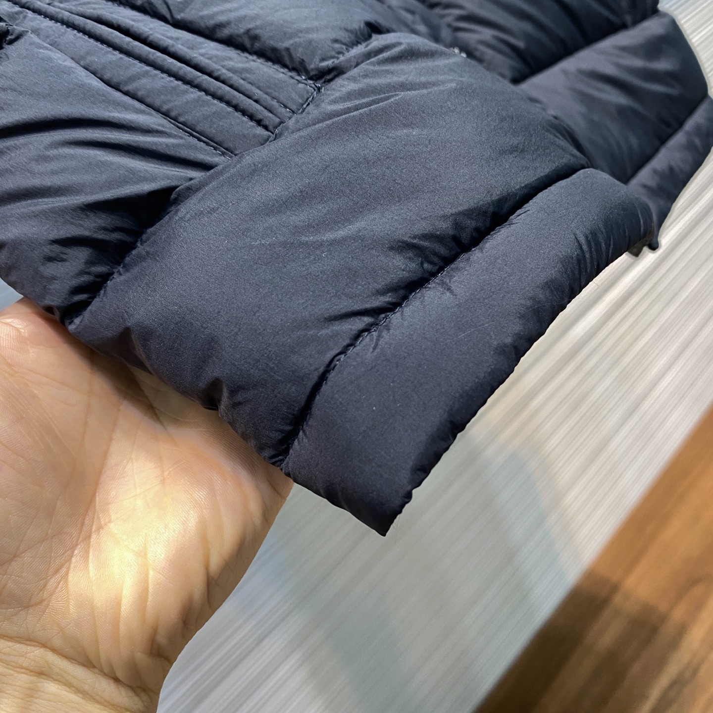 深蓝色 MOC25FW秋冬新款藏蓝色尼龙立领羽绒马甲，男女同款经典毛毡徽章轻薄款羽绒服马甲外套！贸易公司