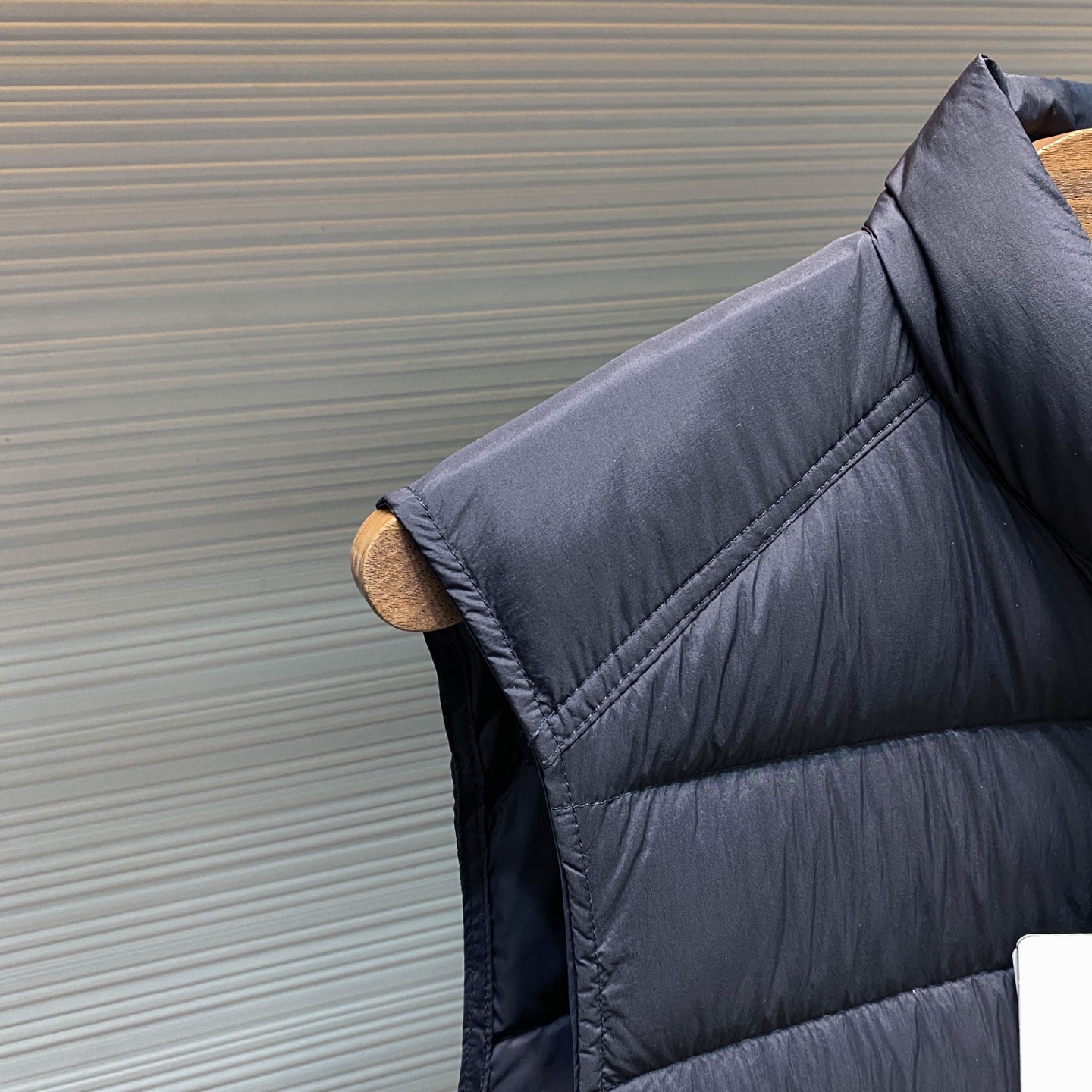 深蓝色 MOC25FW秋冬新款藏蓝色尼龙立领羽绒马甲，男女同款经典毛毡徽章轻薄款羽绒服马甲外套！贸易公司