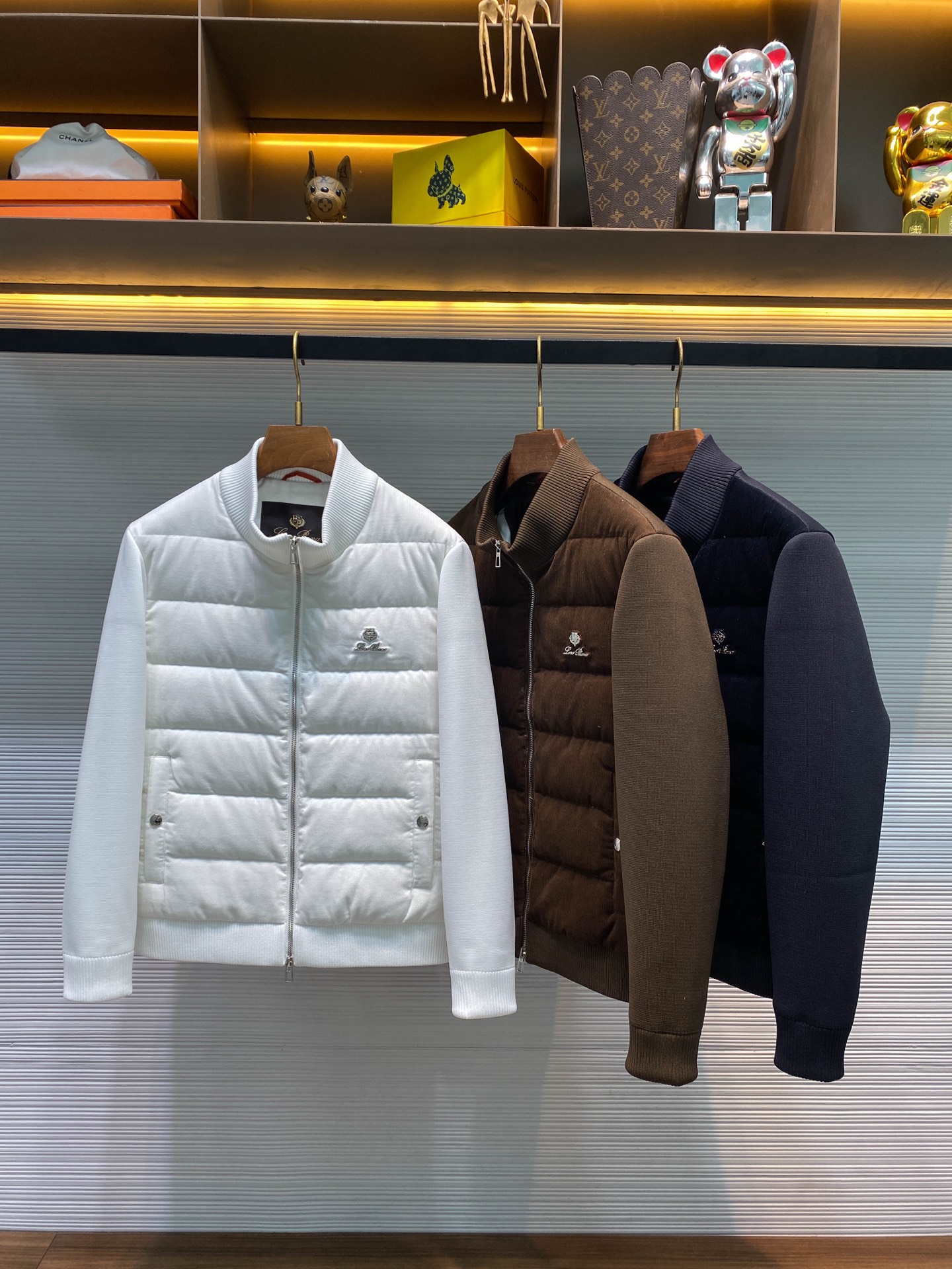 NO:662712,[LFW autumn and winter new imported corduroy fabric spliced ​​stand-collar down jacket, men's metal badge decoration casual and versatile zipper down jacket jacket!  Trading company channels are rare and available on the official website simultaneously!  LP's new down jacket is a winter masterpiece that combines many advantages. With its unique fabric splicing, exquisite detail design and excellent thermal performance, it has become the favorite of many fashion lovers!  This down jacket is made of imported corduroy fabric. The corduroy surface has a unique vertical stripe texture. It feels thick and soft, giving people a warm and solid touch!  The sleeves and back panel are spliced ​​with knitted fabric. This clever design instantly injects fashionable vitality into the entire down jacket!  Knitted fabric has good elasticity and can perfectly fit the body curve, allowing the wearer to move more freely!  Its combination with corduroy fabric forms a sharp material contrast, which not only enriches the visual layering, but also breaks the monotony of traditional down jackets!  The iconic plaid lining inside comes into view. The classic plaid pattern is full of British style, adding elegance and sophistication to this down jacket!  The interior is filled with national standard 90 white duck down. This high-quality duck down has excellent thermal insulation properties. Each duck down is light and fluffy, and can effectively lock in the air and form a warm insulation layer!  In terms of details, this down jacket is even more perfect!  The metal badge decoration on the chest is like a bright star, dotted in the center of the down jacket. The design of the badge is exquisite and unique. It may be the iconic element of the brand, or it may be a pattern with special meaning!  This small badge not only enhances the fashion sense of the entire down jacket, but also highlights the unique taste of the wearer!  The brand-engraved metal zipper magnetic buckles on the placket and pockets are the highlight of the details!  The metal zipper is smooth and durable, and you can feel its texture and quality every time you pull it!  Fitted design, neither too loose and bloated, nor too tight to restrict movement!  Fitted tailoring can perfectly show off the wearer's body curves, allowing you to keep warm while showing confidence and charm!  White/Navy Blue/Coffee, three colors available!  Size 48-56 Size 48 has shoulder width 45cm - chest 110cm - dress length 63cm - sleeve length 60cm Size 50 has shoulder width 46cm - chest 114cm - dress length 64cm - sleeve length 61cm Size 52 has shoulder width 47cm - chest 118cm - dress length 66cm - sleeve length 62cm  Size 54 has shoulder width 48cm - bust 122cm - dress length 68cm - sleeve length 64cm. Size 56 has shoulder width 49cm - chest 126cm - dress length 70cm - sleeve length 66cm. Size recommendation (standard version). Height 174-140 catties, try on size 50!  Boys weighing less than 130 pounds should choose size 48, 130-142 pounds should choose size 50, 142-155 pounds should choose size 52, 155-168 pounds should choose size 54, and 168-183 pounds should choose size 56!  ,,loro piana,jackets & coats,jackets & coats,down jacket, 19860909【LFW秋冬新款进口灯芯绒面料拼接立领羽绒夹克,男士金属徽章装饰休闲百搭拉链羽绒服夹克外套！贸易公司渠道稀出,同步官网发售！LP新款羽绒服奉献,一款集众多优点于一身的冬日佳作,它以其独特的面料拼接、精致的细节设计以及出色的保暖性能,成为了众多时尚爱好者的心头好！ 该羽绒服采用客供进口灯芯绒面料,灯芯绒表面独特的竖条纹纹理,摸上去它的质感厚实且柔软,给人带来一种温暖而踏实的触感！而衣袖及后幅则采用了针织面料进行拼接,这一巧妙的设计瞬间为整件羽绒服注入了时尚的活力！针织面料具有良好的弹性,能够完美贴合身体曲线,让穿着者在活动时更加自如！它与灯芯绒面料的搭配,形成了鲜明的材质对比,既丰富了视觉层次感,又打破了传统羽绒服的单调感！内里标志性的格纹内衬映入眼帘,经典的格纹图案,充满了英伦风情,为这件羽绒服增添了一份优雅与精致！内里搭配的是国标90白鸭绒填充,这种高品质的鸭绒具有极佳的保暖性能,每一朵鸭绒都轻盈而蓬松,能够有效地锁住空气,形成一个温暖的隔热层！ 在细节方面,这款羽绒服更是做到了极致！胸前金属徽章装饰宛如一颗璀璨的星星,点缀在羽绒服的中央,徽章的设计精致而独特,它可能是品牌的标志性元素,也可能是具有特殊意义的图案！这个小小的徽章不仅提升了整件羽绒服的时尚感,还彰显了穿着者的独特品味！门襟及口袋处的品牌刻印金属拉链磁吸扣,更是细节中的亮点！金属拉链顺滑而耐用,每一次拉动都能感受到它的质感与品质！合身版型设计,既不会过于宽松而显得臃肿,也不会过于紧身而限制活动！合身的剪裁能够完美地展现出穿着者的身材曲线,让你在保暖的同时,也能展现出自信与魅力！白色/藏青/咖色,三色入！尺码48-56 48码肩宽45cm-胸围110cm-衣长63cm-袖长60cm  50码肩宽46cm-胸围114cm-衣长64cm-袖长61cm  52码肩宽47cm-胸围118cm-衣长66cm-袖长62cm  54码肩宽48cm-胸围122cm-衣长68cm-袖长64cm  56码肩宽49cm-胸围126cm-衣长70cm-袖长66cm 尺码推荐（标准版型） 身高174-140斤,试穿50码合适！ 男生体重130斤以内选择48码,130-142斤选择50码,142-155斤选择52码,155-168斤选择54码,168-183斤选择56码！,,loro piana,jackets & coats,jackets & coats,down jacket, ,Men's clothing