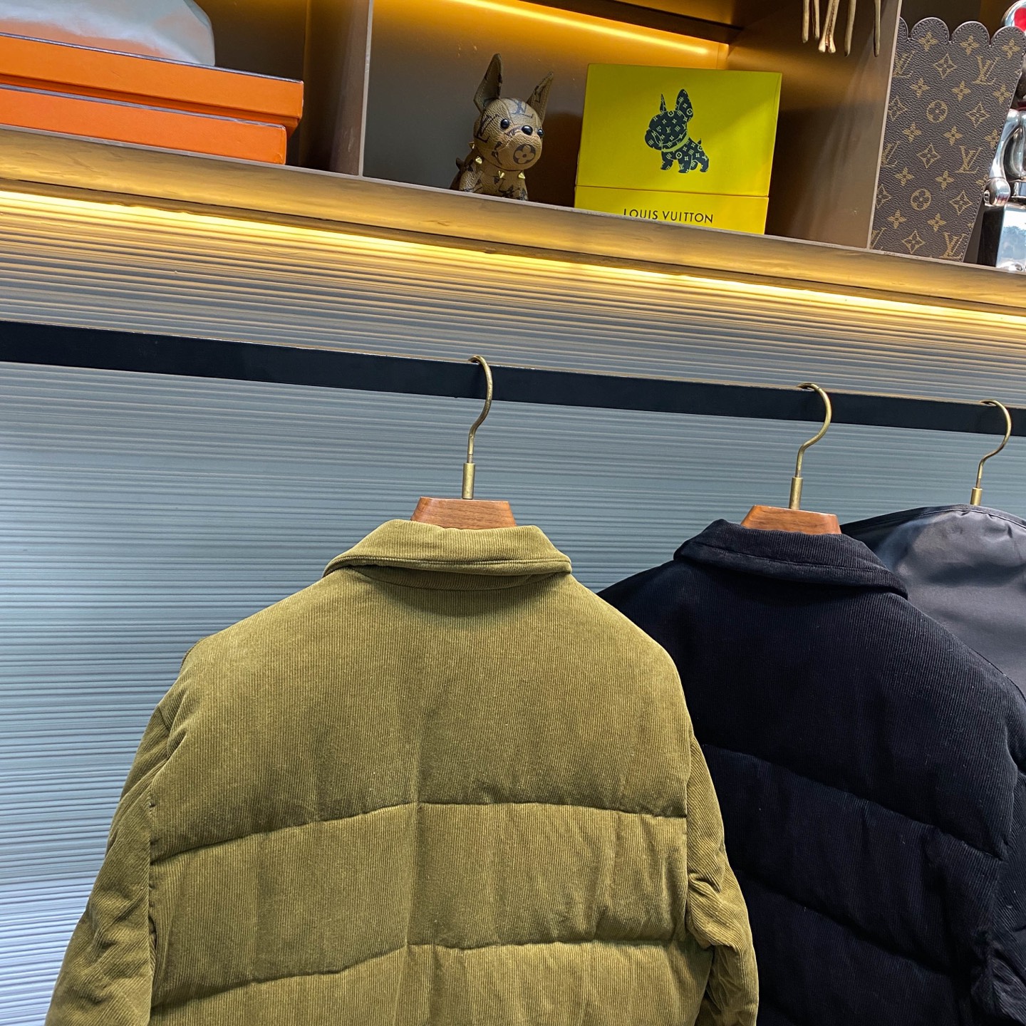 PRA25FW秋冬新款灯芯绒全棉翻领羽绒夹克，男女同款金属三角标徽章衬衫式羽绒服夹克外套！贸易公司渠道稀