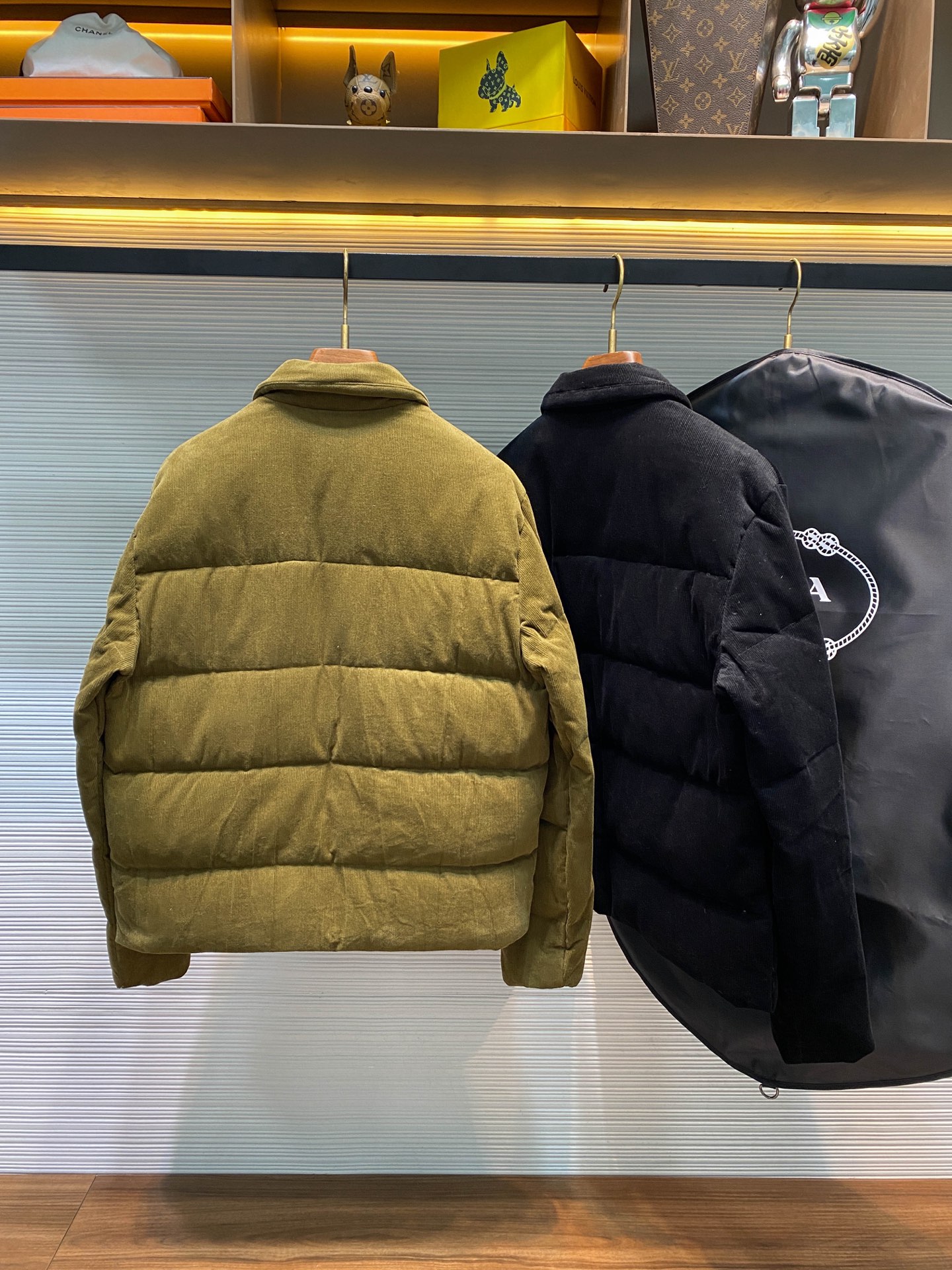 PRA25FW秋冬新款灯芯绒全棉翻领羽绒夹克，男女同款金属三角标徽章衬衫式羽绒服夹克外套！贸易公司渠道稀