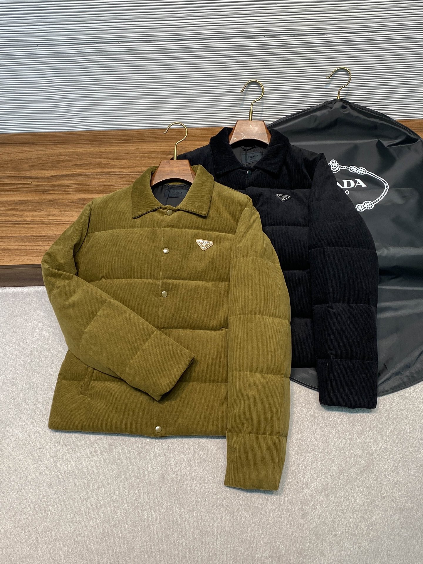 PRA25FW秋冬新款灯芯绒全棉翻领羽绒夹克，男女同款金属三角标徽章衬衫式羽绒服夹克外套！贸易公司渠道稀
