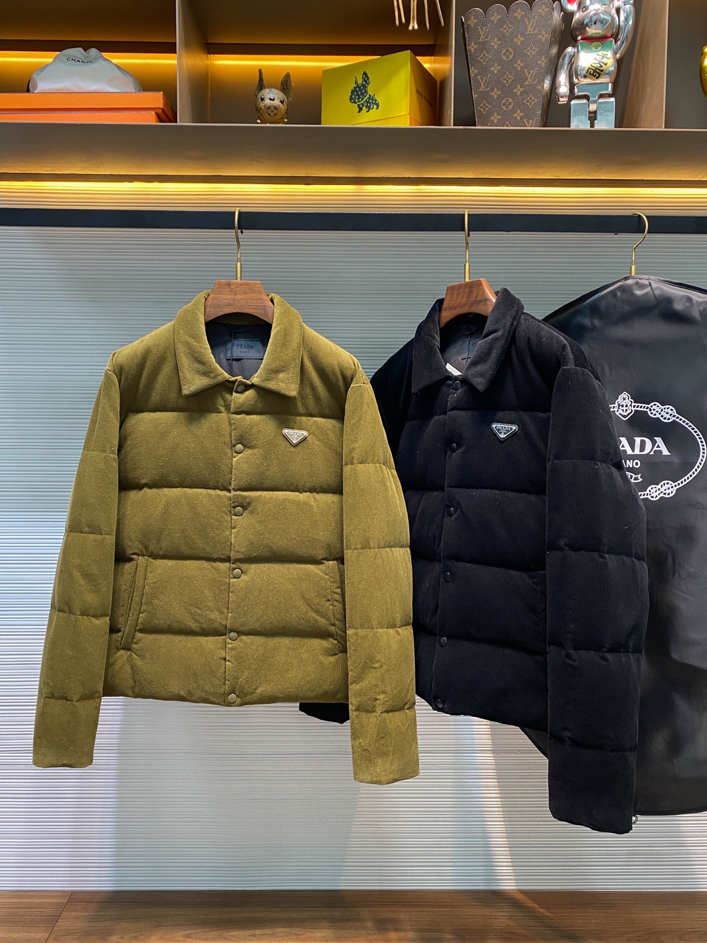 NO:612958,PRA25FW new autumn and winter corduroy cotton lapel down jacket, the same metal triangle logo badge shirt-style down jacket for men and women!  Trading company channels are rare and available on the official website simultaneously!  In the vast starry sky of fashion, there are always some items that shine like bright stars, attracting everyone's attention with their unique charm!  The P family’s new corduroy down jacket is such an excellent piece that combines fashion, quality and practicality!   This down jacket is made of custom-made corduroy cotton fabric. The cotton material gives it a soft and skin-friendly touch, just like being gently wrapped by clouds. It fits the skin and brings an incomparable comfortable experience!  The unique texture of corduroy is fine and regular. Under the reflection of light, it emits a soft luster, as if telling the story of years of precipitation, adding a retro and elegant temperament to the whole jacket!  The interior is filled with national standard 90 white duck down. Each down is full and light, like fluffy clouds, and has excellent warmth retention properties!  When you put on this down jacket in the cold winter, the white duck down will quickly form a warm little world, isolating the cold air from outside, allowing you to feel as warm as the warm spring sun all the time!  Moreover, this high-quality filling not only has good thermal insulation effect, but also does not produce odor, always keeping it fresh and dry, allowing you to wear it with more peace of mind!  The metal triangle badge on the chest is particularly eye-catching. It has been carefully treated with enamel coating, making the color bright and long-lasting. The texture of metal and the luster of enamel blend together, exuding a noble and refined atmosphere!  It is like a fashionable medal, highlighting the wearer's unique taste and identity. No matter where you go, it can become the focus of everyone's attention!  The placket adopts a lacquered four-button opening and closing design. This clever design takes into account both practicality and fashion!  Slightly loose fit cutting design, neither too loose and bloated, nor too tight to restrict movement!  It can perfectly fit the body curve and show the wearer's figure advantages!  Whether paired with a simple T-shirt and jeans, or a formal shirt and suit pants, you can easily control it and create different fashion looks!  Caramel/black, two colors available!  Size 46-52 Size 46 has shoulder width 51cm - chest 120cm - dress length 68cm - sleeve length 68cm Size 48 has shoulder width 52cm - chest 124cm - dress length 70cm - sleeve length 69cm Size 50 has shoulder width 53cm - chest 128cm - dress length 72cm - sleeve length 70cm  Size 52, shoulder width 54cm - bust 132cm - length 74cm - sleeve length 71cm Recommended size (standard version) Height 174kg, trying on size 48 is suitable!  Boys weighing less than 135 kilograms should choose size 46, 135-150 kilograms should choose size 48, 150-168 kilograms should choose size 50, and 168-186 kilograms should choose size 52!  ,,prada,jeans,jackets & coats,jackets & coats,shirts,tees,t-shirt,down jacket,business suit,alexander wang19860909PRA25FW秋冬新款灯芯绒全棉翻领羽绒夹克,男女同款金属三角标徽章衬衫式羽绒服夹克外套！贸易公司渠道稀出,同步官网发售！在时尚的浩瀚星空中,总有一些单品如同璀璨星辰,以其独特的魅力吸引着众人的目光！而P家全新灯芯绒羽绒服,便是这样一件集时尚、品质与实用性于一身的绝佳之作！  这款羽绒服采用客供定制灯芯绒全棉面料,全棉的材质赋予了它柔软亲肤的触感,就像被云朵轻轻包裹一般,贴合肌肤,带来无比的舒适体验！灯芯绒独特的纹理,细密而规整,在光线的映照下,泛出柔和的光泽,仿佛在诉说着岁月沉淀的故事,为整件外套增添了一份复古而优雅的气质！内里采用了国标90白鸭绒填充,每一朵绒毛都饱满轻盈,犹如蓬松的云朵,具有极佳的保暖性能！在寒冷的冬日里当你穿上这件羽绒服,白鸭绒会迅速形成一个温暖的小世界,将冷空气隔绝在外,让你时刻感受到如春日暖阳般的温暖！而且这种高品质的填充,不仅保暖效果好,还不会产生异味,始终保持着清新干爽,让你穿着更加安心！ 胸前金属三角标徽章格外醒目,经过珐琅涂层的精心处理,色泽鲜艳且持久,金属的质感与珐琅的光泽相互交融,散发出一种高贵而精致的气息！它就像一个时尚的勋章,彰显着穿着者的独特品味与身份,无论走到哪里,都能成为众人瞩目的焦点！门襟采用了漆面四合扣开合设计,这种巧妙的设计,既兼顾了实用性,又不失时尚感！略宽松版型裁剪设计,既不会过于宽松显得臃肿,也不会过于紧身限制活动！能够完美地贴合身体曲线,展现出穿着者的身材优势！无论是搭配简约的T恤和牛仔裤,还是搭配正式的衬衫和西装裤,都能轻松驾驭,打造出不同的时尚造型！焦糖色/黑色,两色入！尺码46-52 46码肩宽51cm-胸围120cm-衣长68cm-袖长68cm 48码肩宽52cm-胸围124cm-衣长70cm-袖长69cm 50码肩宽53cm-胸围128cm-衣长72cm-袖长70cm 52码肩宽54cm-胸围132cm-衣长74cm-袖长71cm 尺码推荐（标准版型） 身高174-斤,试穿48码合适！ 男生体重135斤以内选择46码,135-150斤选择48码,150-168斤选择50码,168-186斤选择52码！,,prada,jeans,jackets & coats,jackets & coats,shirts,tees，t-shirt,down jacket,business suit,alexander wang,Men's clothing