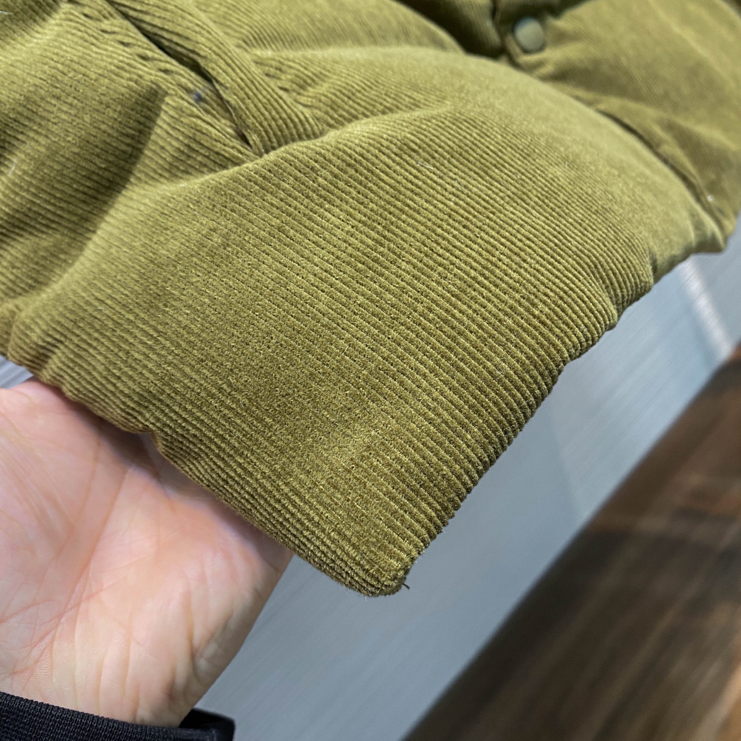 PRA25FW秋冬新款灯芯绒全棉翻领羽绒夹克，男女同款金属三角标徽章衬衫式羽绒服夹克外套！贸易公司渠道稀