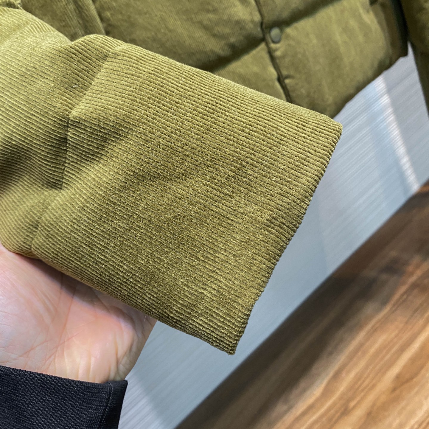 PRA25FW秋冬新款灯芯绒全棉翻领羽绒夹克，男女同款金属三角标徽章衬衫式羽绒服夹克外套！贸易公司渠道稀