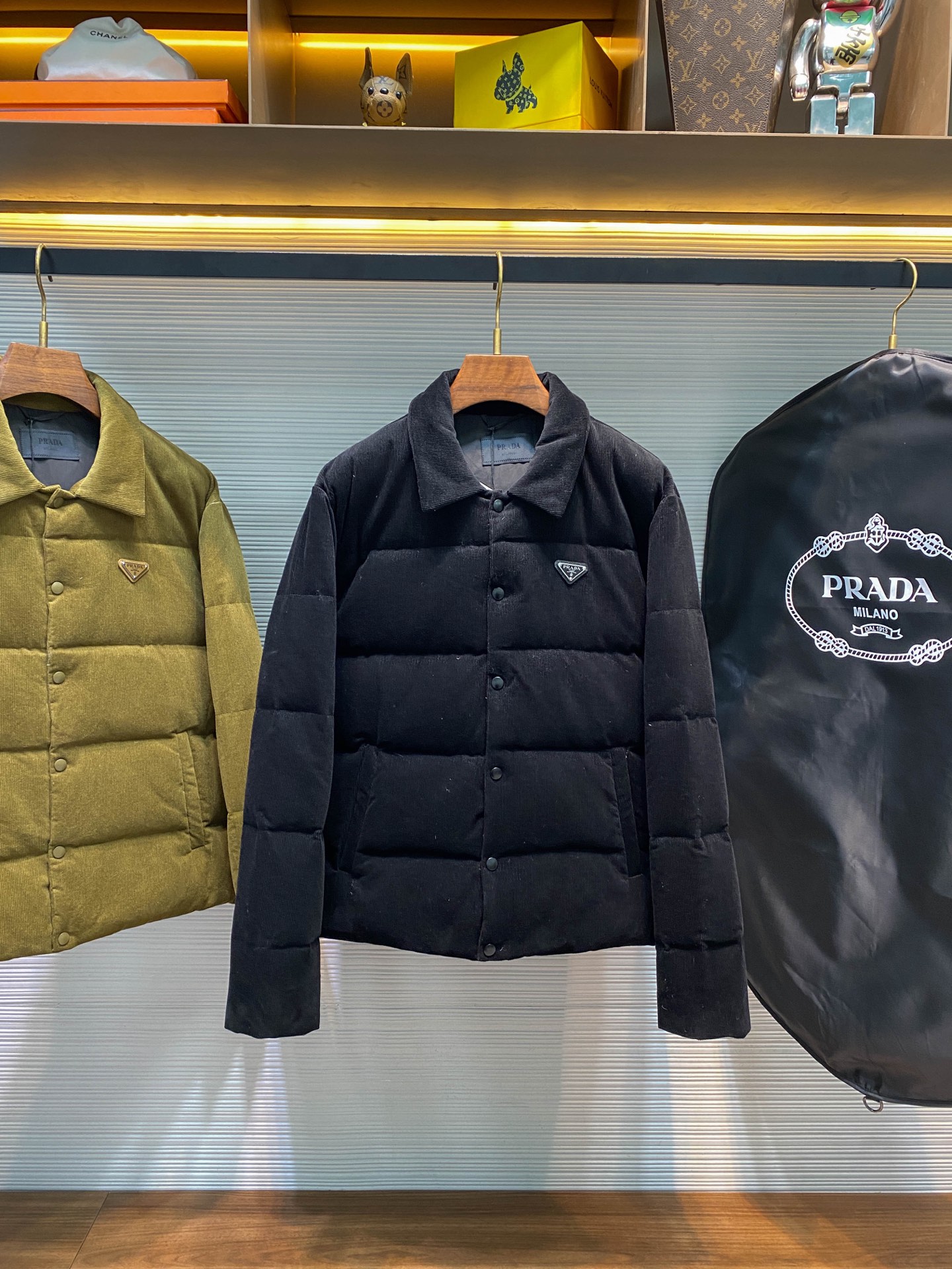 PRA25FW秋冬新款灯芯绒全棉翻领羽绒夹克，男女同款金属三角标徽章衬衫式羽绒服夹克外套！贸易公司渠道稀