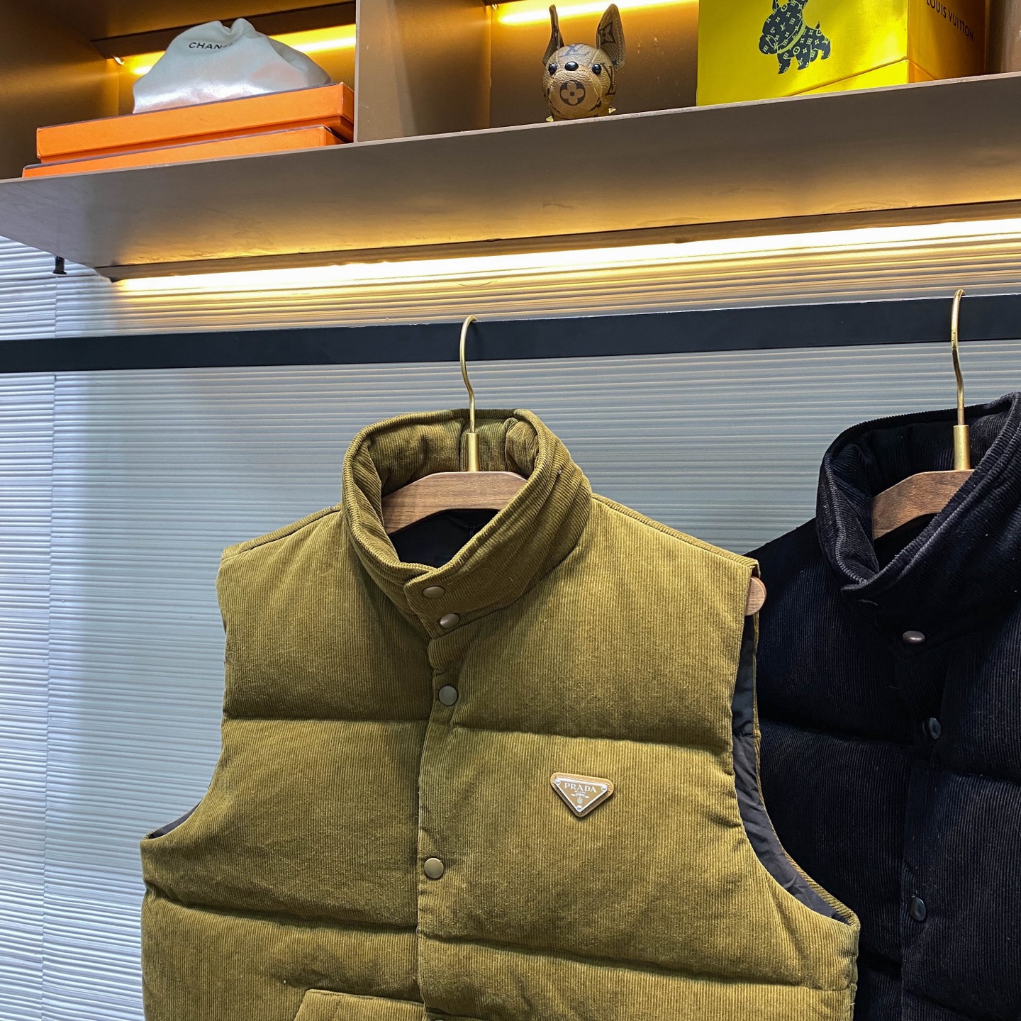 PRA25FW秋冬新款灯芯绒全棉拉链羽绒马甲，男女同款金属三角标徽章可收纳式连帽立领羽绒服马甲外套！贸易