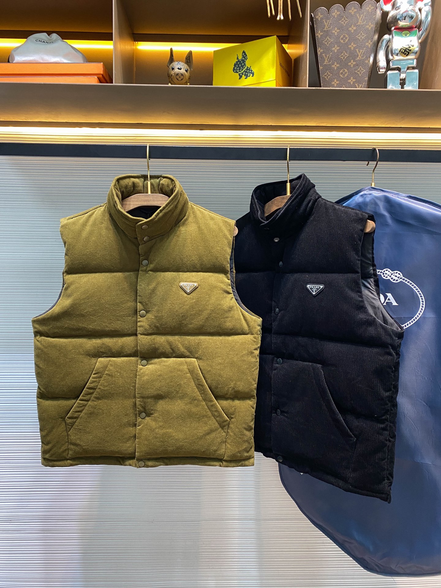 NO:612956,PRA25FW new autumn and winter corduroy cotton zipper down vest, men's and women's same style metal triangle badge stowable hooded stand collar down jacket vest jacket!  Trading company channels are rare, and it is available for sale on the official website simultaneously for 18610RMB!  In the vast starry sky of fashion, there are always some items that shine like bright stars, attracting everyone's attention with their unique charm!  And P’s new corduroy down vest is such an excellent piece that combines fashion, quality and practicality!   This down vest is made of custom-made corduroy cotton fabric. The cotton material gives it a soft and skin-friendly touch, just like being gently wrapped by clouds. It fits the skin and brings an incomparable comfortable experience!  The unique texture of corduroy is fine and regular. Under the reflection of light, it emits a soft luster, as if telling the story of years of accumulation, adding a retro and elegant temperament to the whole vest!  The interior is filled with national standard 90 white duck down. Each down is full and light, like fluffy clouds, and has excellent warmth retention properties!  When you put on this vest in the cold winter, the white duck down will quickly form a warm little world, isolating the cold air, allowing you to feel as warm as the warm spring sun all the time!  Moreover, this high-quality filling not only has good thermal insulation effect, but also does not produce odor, always keeping it fresh and dry, allowing you to wear it with more peace of mind!  The metal triangle badge on the chest is particularly eye-catching. It has been carefully treated with enamel coating, making the color bright and long-lasting. The texture of metal and the luster of enamel blend together, exuding a noble and refined atmosphere!  It is like a fashionable medal, highlighting the wearer's unique taste and identity. No matter where you go, it can become the focus of everyone's attention!  The placket adopts a lacquered four-button zipper opening and closing design. This clever design takes into account both practicality and fashion sense!  The stowable hooded stand-up collar design allows you to freely switch dressing styles according to different occasions and needs, truly achieving one garment for multiple wears!  Fitted design, neither too loose and bulky, nor too tight to restrict movement!  The well-fitting tailoring can perfectly fit the body curves and show off the wearer's figure advantages!  Whether paired with a simple T-shirt and jeans, or a formal shirt and suit pants, you can easily control it and create different fashion looks!  Caramel/black, two colors available!  Size 46-52 Size 46 has shoulder width 45cm - bust 116cm - dress length 65cm Size 48 has shoulder width 46cm - bust 120cm - dress length 67cm Size 50 has shoulder width 47cm - bust 124cm - dress length 69cm Size 52 has shoulder width 48cm - chest 128cm - dress length 71cm Size recommendations (standard version)  I am 174kg tall, and I try on size 48 which is suitable!  Boys weighing less than 100 pounds should choose size 46, -150 pounds should choose size 48, 150-168 pounds should choose size 50, and 168-186 pounds should choose size 52!  ,,prada,jeans,jackets & coats,shirts,tees,t-shirt,down jacket,business suit,hats,alexander wang19860909PRA25FW秋冬新款灯芯绒全棉拉链羽绒马甲,男女同款金属三角标徽章可收纳式连帽立领羽绒服马甲外套！贸易公司渠道稀出,同步官网发售18610RMB！在时尚的浩瀚星空中,总有一些单品如同璀璨星辰,以其独特的魅力吸引着众人的目光！而P家全新灯芯绒羽绒马甲,便是这样一件集时尚、品质与实用性于一身的绝佳之作！  这款羽绒马甲采用客供定制灯芯绒全棉面料,全棉的材质赋予了它柔软亲肤的触感,就像被云朵轻轻包裹一般,贴合肌肤,带来无比的舒适体验！灯芯绒独特的纹理,细密而规整,在光线的映照下,泛出柔和的光泽,仿佛在诉说着岁月沉淀的故事,为整件马甲增添了一份复古而优雅的气质！内里采用了国标90白鸭绒填充,每一朵绒毛都饱满轻盈,犹如蓬松的云朵,具有极佳的保暖性能！在寒冷的冬日里当你穿上这件马甲,白鸭绒会迅速形成一个温暖的小世界,将冷空气隔绝在外,让你时刻感受到如春日暖阳般的温暖！而且这种高品质的填充,不仅保暖效果好,还不会产生异味,始终保持着清新干爽,让你穿着更加安心！ 胸前金属三角标徽章格外醒目,经过珐琅涂层的精心处理,色泽鲜艳且持久,金属的质感与珐琅的光泽相互交融,散发出一种高贵而精致的气息！它就像一个时尚的勋章,彰显着穿着者的独特品味与身份,无论走到哪里,都能成为众人瞩目的焦点！门襟采用了漆面四合扣拉链开合设计,这种巧妙的设计,既兼顾了实用性,又不失时尚感！可收纳式连帽立领设计,让你能够根据不同的场合和需求,自由切换穿着方式,真正做到了一衣多穿！合身版型设计,既不会过于宽松显得臃肿,也不会过于紧身限制活动！合身的剪裁能够完美地贴合身体曲线,展现出穿着者的身材优势！无论是搭配简约的T恤和牛仔裤,还是搭配正式的衬衫和西装裤,都能轻松驾驭,打造出不同的时尚造型！焦糖色/黑色,两色入！尺码46-52 46码肩宽45cm-胸围116cm-衣长65cm 48码肩宽46cm-胸围120cm-衣长67cm 50码肩宽47cm-胸围124cm-衣长69cm 52码肩宽48cm-胸围128cm-衣长71cm 尺码推荐（标准版型） 身高174-斤,试穿48码合适！ 男生体重斤以内选择46码,-150斤选择48码,150-168斤选择50码,168-186斤选择52码！,,prada,jeans,jackets & coats,shirts,tees，t-shirt,down jacket,business suit,hats,alexander wang,Men's clothing