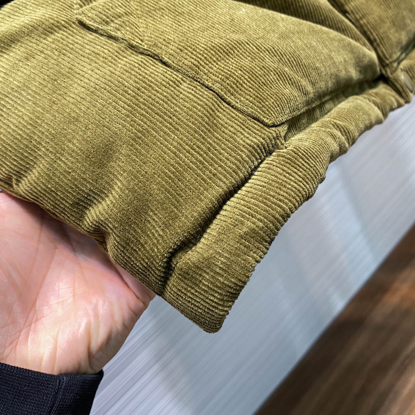 PRA25FW秋冬新款灯芯绒全棉拉链羽绒马甲，男女同款金属三角标徽章可收纳式连帽立领羽绒服马甲外套！贸易