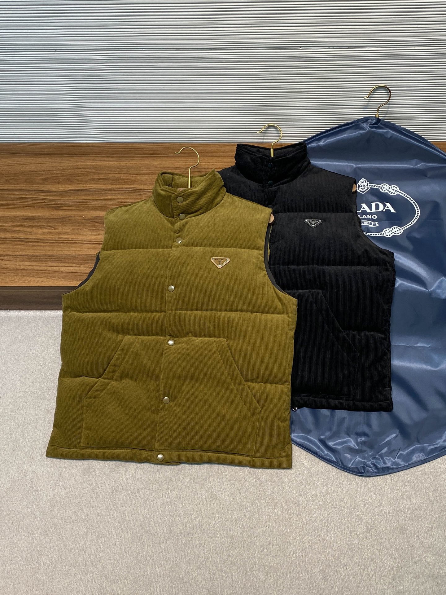 PRA25FW秋冬新款灯芯绒全棉拉链羽绒马甲，男女同款金属三角标徽章可收纳式连帽立领羽绒服马甲外套！贸易