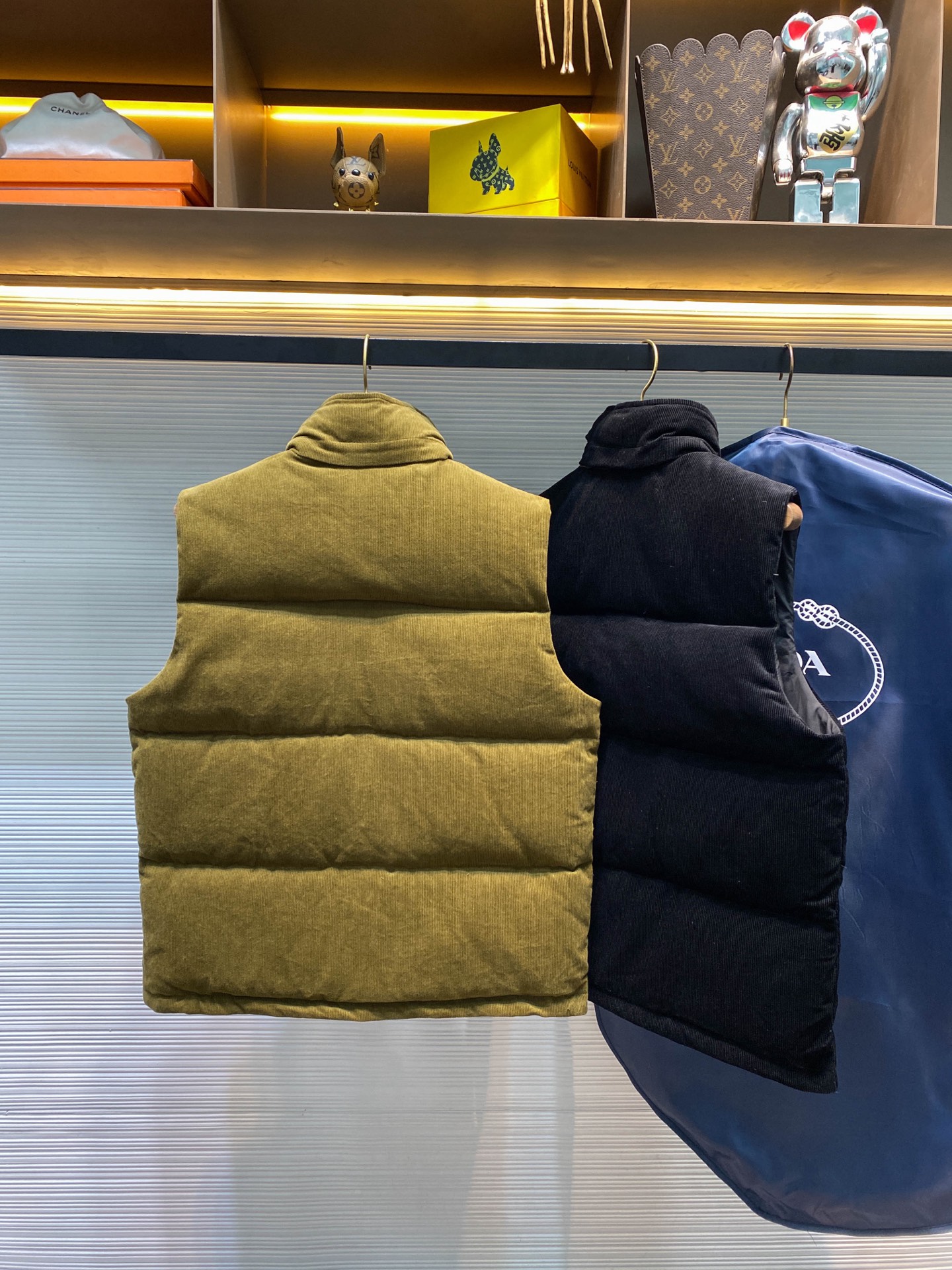 PRA25FW秋冬新款灯芯绒全棉拉链羽绒马甲，男女同款金属三角标徽章可收纳式连帽立领羽绒服马甲外套！贸易