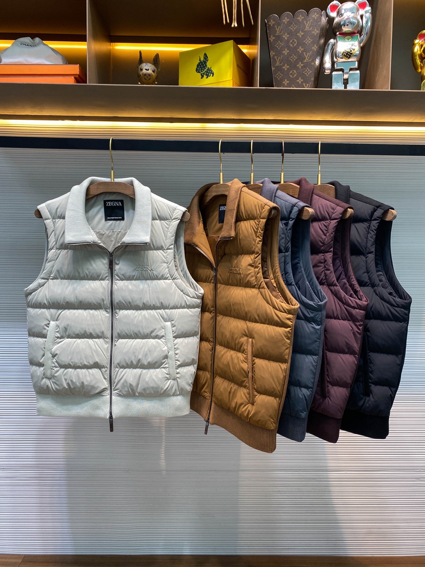 NO:662717,【-EZ25FW autumn and winter new style knitted fabric spliced ​​lapel down vest, men's three-dimensional embossed badge fashion zipper stand collar down vest jacket!  Trading company channels are rare and available on the official website simultaneously!  Z's new down vest has become an indispensable fashion item in winter with its extremely warm design and fitted style!  It can not only bring you warmth, but also allow you to show your unique fashion charm and noble temperament in the cold season!  This down vest is made of custom-made densely woven nylon material, which has extremely high density and good toughness, and can effectively block the cold wind from the outside world!  Paired with a plaid quilting design, the lines are smooth and orderly. It not only adds an exquisite beauty to the down jacket, but more importantly, it plays a role in fixing the inner filling!  The interior is filled with European standard goose down, which is the 'king' in the field of warmth. European standard goose down is famous for its high fluffiness and strong warmth retention!  Different from the densely woven nylon material of the main body, the back panel is made of technical fiber knitted fabric. This fabric is the perfect combination of technology and fashion. It has unique texture and performance!  It is not as soft as ordinary fabrics, but can maintain a certain shape, making your outfit more stylish!  At the same time, the technical fiber knitted fabric is also very elastic, which greatly improves the comfort of wearing it, allowing you to feel the existence of the down jacket while wearing it, and you can move freely!  The detail design is also outstanding. The zipper closure with leather label on the placket, this small design element adds a luxurious atmosphere to the entire down jacket!  The three-dimensional embossed logo embellishment on the chest is the finishing touch of this down jacket!  It adopts exquisite three-dimensional relief technology, and every detail is vividly depicted. It is not only a simple logo, but also a symbol of status!  In addition to the above-mentioned excellent designs and materials, this down vest also has a form-fitting version. After careful research and design, designers have created a version that can perfectly fit the body based on the curves and proportions of the human body!  Black/apricot/burgundy/cement gray/caramel, five colors available!  Size 48-56 Size 48 has shoulder width 43cm - bust 108cm - dress length 64cm Size 50 has shoulder width 44cm - bust 112cm - dress length 65cm Size 52 has shoulder width 45cm - chest 116cm - dress length 66cm Size 54 has shoulder width 46cm - chest 120cm - dress length 67cm  Size 56, shoulder width 47cm - bust 124cm - length 69cm. Recommended size (standard version). Height 174-140 catties. Try on size 50 which is suitable!  Boys weighing less than 130 pounds should choose size 48, 130-142 pounds should choose size 50, 142-155 pounds should choose size 52, 155-168 pounds should choose size 54, and 168-183 pounds should choose size 56!  ,,jackets & coats,down jacket, 19860909【-EZ25FW秋冬新款针织面料拼接翻领羽绒马甲,男士立体浮雕徽章时尚拉链立领羽绒马甲外套！贸易公司渠道稀出,同步官网发售！Z家新款羽绒马甲以其极致保暖设计,以及合身的版型,成为了冬日里不可或缺的时尚单品！它不仅能够为你带来温暖,更能让你在寒冷的季节里展现出独特的时尚魅力和高贵气质！ 这款羽绒马甲采用客供定制的密织尼龙材质,具有极高的密度和良好的韧性,能够有效阻挡外界的寒风侵袭！搭配了格纹绗缝设计,线条流畅、规整有序,不仅为羽绒服增添了一份精致的美感,更重要的是起到了固定内里填充物的作用！内里填充的是欧标鹅绒,这可是保暖界的“王者”,欧标鹅绒以其蓬松度高、保暖性强而闻名于世！与大身的密织尼龙材质不同,后幅则采用了科技纤维针织面料,这种面料是科技与时尚的完美结合,它具有独特的质感和性能！不像普通面料那样软塌塌的,而是能够保持一定的形状,让你的穿着更加有型！同时科技纤维针织面料还富有弹力,大大提升了着身的舒适性,让你在穿着过程中仿佛感受不到羽绒服的存在,能够自由自在地活动！ 细节设计上也堪称一绝,门襟皮标拉链开合,这一小小的设计元素,却为整件羽绒服增添了一份奢华的气息！而胸前的立体浮雕徽标点缀,更是这件羽绒服的点睛之笔！采用了精湛的立体浮雕工艺,每一个细节都刻画得栩栩如生,它不仅仅是一个简单的标志,更是一种身份的象征！除了以上这些卓越的设计和材质,该羽绒马甲还拥有合身的版型,设计师们经过精心的研究和设计,根据人体的曲线和比例,打造出了这款能够完美贴合身体的版型！黑色/杏色/酒红色/水泥灰/焦糖,五色入！尺码48-56 48码肩宽43cm-胸围108cm-衣长64cm 50码肩宽44cm-胸围112cm-衣长65cm 52码肩宽45cm-胸围116cm-衣长66cm 54码肩宽46cm-胸围120cm-衣长67cm 56码肩宽47cm-胸围124cm-衣长69cm 尺码推荐（标准版型） 身高174-140斤,试穿50码合适！ 男生体重130斤以内选择48码,130-142斤选择50码,142-155斤选择52码,155-168斤选择54码,168-183斤选择56码！,,jackets & coats,down jacket, ,Men's clothing