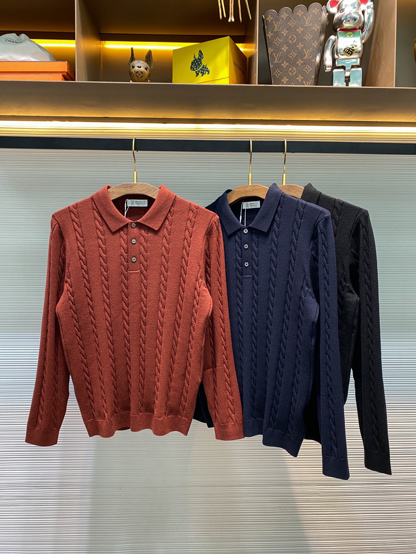 NO:662704,【-BC25FW new autumn and winter sheep wool Tencel blended knitted lapel sweater, men's fashion vertical striped cable casual pullover sweater knitted Polo shirt!  Trading company channels are rare and available on the official website simultaneously!  BC's new cable-knot lapel sweater has become the darling of the fashion industry with its high-quality fabrics, exquisite craftsmanship, luxurious details and fitting style!  It is not just a sweater, but a symbol of a life attitude and a pursuit of quality and fashion!  This sweater is carefully woven with imported Lyocell Tencel sheep and wool blended yarn. It feels soft and skin-friendly, delicate and warm!  And it also has excellent elasticity. Whether you stretch your arms or move your body, you will not feel the slightest restraint, as if it is a comfortable partner tailor-made for you!  This high-quality fabric not only ensures wearing comfort, but also demonstrates the brand's ultimate pursuit of details!  The use of three-dimensional vertical stripe cable work makes the whole sweater instantly glow with a different charm. It not only gives the sweater a fashionable appearance, but also adds a retro atmosphere, making people feel like they have traveled back to the old time full of charm!  Wearing it makes you seem to be the spokesperson of fashion and retro, exuding unique charm among the crowd!  The three-button lapel placket is both practical and beautiful. Each button is carefully selected and is a mother-of-pearl button engraved with the brand's logo. The mother-of-pearl button exudes a warm luster and complements the texture of the sweater, showing luxurious details!  When you button it up gently, the lapel fits neatly on your neck, keeping you warm and adding an elegant temperament!  With its fitted design, it seems like an experienced tailor has accurately grasped the curves of the human body and outlined every line just right!  Wearing it will perfectly show off your body's advantages, and at the same time, it can subtly modify your shortcomings, making you look more confident and charming!  Black/green/brick red, three colors available!  Size 48-56 Size 48 has shoulder width 41cm - chest 98cm - dress length 63cm - sleeve length 58cm Size 50 has shoulder width 42cm - chest 102cm - dress length 64cm - sleeve length 59cm Size 52 has shoulder width 43cm - chest 106cm - dress length 65cm - sleeve length 60cm  Size 54 has shoulder width 45cm - chest 110cm - dress length 67cm - sleeve length 61cm. Size 56 has shoulder width 47cm - chest 114cm - dress length 69cm - sleeve length 62cm. Size recommendation (standard version). Height 174-140 catties, try on size 50!  Boys weighing less than 128 pounds should choose size 48, 128-140 pounds should try size 50, 140-153 pounds should choose size 52, 153-166 pounds should choose size 54, and 166-180 pounds should choose size 56!  ,,sweaters, 19860909【-BC25FW秋冬新款绵羊毛天丝混纺针织翻领毛衣,男士时尚竖条纹绞花休闲套头毛衣针织Polo衫！贸易公司渠道稀出,同步官网发售！BC新款绞花翻领毛衣,以其优质的面料、精湛的工艺、奢华的细节和合身的版型,成为了时尚界的宠儿！它不仅仅是一件毛衣,更是一种生活态度的象征,一种对品质和时尚的追求！ 该毛衣采用客供进口莱赛尔天丝绵羊毛混纺纱线精心织造,触感柔软亲肤,细腻而温暖！而且它还富有出色的弹力,无论你是伸展手臂还是活动身体,都不会感受到丝毫的束缚,仿佛它就是为你量身定制的舒适伙伴！这种高品质的面料,不仅保证了穿着的舒适度,更彰显了品牌对细节的极致追求！立体竖条纹绞花工艺的运用,让整件毛衣瞬间焕发出别样的魅力,不仅赋予了毛衣时髦的外观,更增添了一份复古的气息,让人仿佛穿越回了那个充满韵味的旧时光！穿上它你仿佛成为了时尚与复古的代言人,在人群中散发着独特的魅力！ 三粒扣开合翻领门襟,既实用又美观,每一粒扣子都经过精心挑选,是刻有品牌Logo的母贝扣,母贝扣散发着温润的光泽,与毛衣的质感相得益彰,尽显奢华细节！当你轻轻扣上扣子,翻领整齐地贴合在颈部,既保暖又增添了一份优雅的气质！合身版型设计,它仿佛是一位经验丰富的裁缝,精准地把握了人体的曲线,将每一处线条都勾勒得恰到好处！穿上它你的身材优势会被完美展现,同时又能巧妙地修饰不足之处,让你看起来更加自信迷人！黑色/上青/砖红,三色入！尺码48-56 48码肩宽41cm-胸围98cm-衣长63cm-袖长58cm 50码肩宽42cm-胸围102cm-衣长64cm-袖长59cm 52码肩宽43cm-胸围106cm-衣长65cm-袖长60cm 54码肩宽45cm-胸围110cm-衣长67cm-袖长61cm 56码肩宽47cm-胸围114cm-衣长69cm-袖长62cm 尺码推荐（标准版型） 身高174-140斤,试穿50码合适！ 男生体重128斤以内选择48码,128-140斤试穿50码,140-153斤选择52码,153-166斤选择54码,166-180斤选择56码！,,sweaters, ,Men's clothing