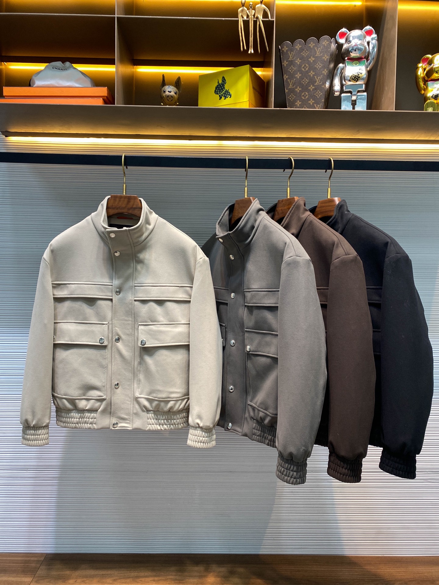 NO:662709,LFW秋冬新款天丝棉混磨毛面料立领羽绒夹克,男士立体翻盖口袋复古老钱风商务休闲拉链夹克羽绒服外套！  Trading company channels are rare and available on the official website simultaneously! 在寒风凛冽的冬日街头,一款既时尚又保暖的夹克无疑是人们衣橱中的必备单品！ 而LP新款立领羽绒夹克,凭借其卓越的品质和独特的设计,成为了众多追求品质生活人士的心头好！   This down jacket is made of imported Lyocell cotton blended brushed fabric. The addition of Lyocell fiber gives the fabric good breathability and moisture absorption, keeping the skin dry and comfortable even in cold weather! 而棉质的混纺则增加了面料的耐用性和保暖性,使其能够抵御冬日的严寒！  After the sanding treatment, the surface of the fabric presents a soft plush feel, which not only makes it warmer to the touch, but also adds a retro and fashionable atmosphere. The overall texture is high-end and unique, making people fall in love with it at first sight! 内里的经典格纹内衬瞬间映入眼帘,格纹图案简洁而不失优雅,为整个夹克增添了一份英伦风的韵味！  The national standard 90 white duck down filled inside is the warm core of this jacket. After strict screening and processing, these white duck downs have extremely high fluffiness and warmth, and can effectively lock in the air and form a warm insulation layer!  At the same time, the laminated grid filling process is used to make the duck down evenly distributed in all parts of the jacket, avoiding the problems of velvet running and bloat that may occur with traditional filling methods!  Wearing this jacket, you can not only feel the warmth of the spring sun, but it will not look clumsy and bloated due to excessive padding. It can be easily handled whether it is daily travel or outdoor activities!  夹克的前幅设计独具匠心,立领翻盖口袋的设计既实用又美观！ 立领的设计不仅能够很好地保护颈部免受寒风的侵袭,还能展现出一种干练、利落的气质！  The placket adopts a four-button zipper double opening and closing design. This double opening and closing method not only ensures the warmth of the jacket, but also improves the convenience of use, allowing you to easily put it on and take off in cold weather!  The fitted version can fit the body curves and show off your figure advantages. Whether you are slender or slightly plump, you will look more confident and charming with this jacket! 它不会过于紧身而束缚你的行动,也不会过于宽松而显得拖沓,而是恰到好处地展现出一种优雅与舒适的平衡！  Black/khaki/apricot/grey, four colors included!  Size 48-56 Size 48 has shoulder width 54cm - chest 112cm - dress length 62cm - sleeve length 56cm Size 50 has shoulder width 55cm - chest 116cm - dress length 64cm - sleeve length 57cm Size 52 has shoulder width 56cm - chest 120cm - dress length 66cm - sleeve length 58cm  Size 54 has a shoulder width of 57cm - chest 124cm - dress length 68cm - sleeve length 60cm. Size 56 has a shoulder width of 58cm - chest 128cm - dress length 70cm - sleeve length 62cm. Size recommendations (standard version). Height 174-140 catties, try on size 50!  For boys weighing less than 130 kilograms, choose size 48, between 130 and 143 kilograms, choose size 50, between 143 and 156 kilograms, choose size 52, between 156 and 170 kilograms, choose size 54, and between 170 and 185 kilograms, choose size 56!  ,,loro piana,jackets & coats,jackets & coats,down jacket, 19860909LFW秋冬新款天丝棉混磨毛面料立领羽绒夹克,男士立体翻盖口袋复古老钱风商务休闲拉链夹克羽绒服外套！贸易公司渠道稀出,同步官网发售！在寒风凛冽的冬日街头,一款既时尚又保暖的夹克无疑是人们衣橱中的必备单品！而LP新款立领羽绒夹克,凭借其卓越的品质和独特的设计,成为了众多追求品质生活人士的心头好！  该羽绒夹克采用客供进口莱赛尔棉质混纺磨毛面料,莱赛尔纤维的加入,赋予了面料良好的透气性和吸湿性,即使在寒冷的天气里,也能让肌肤保持干爽舒适！而棉质的混纺则增加了面料的耐用性和保暖性,使其能够抵御冬日的严寒！经过磨毛处理后,面料表面呈现出一种柔和的绒毛感,不仅触感更加温暖,还增添了一份复古与时尚的气息,整体质感高级而独特,让人一眼便爱上！内里的经典格纹内衬瞬间映入眼帘,格纹图案简洁而不失优雅,为整个夹克增添了一份英伦风的韵味！而内里填充的国标90白鸭绒,更是这款夹克的保暖核心,经过严格的筛选和加工,这些白鸭绒具有极高的蓬松度和保暖性,能够有效地锁住空气,形成一层温暖的隔热层！同时采用压胶分格填充的工艺,使得鸭绒均匀地分布在夹克的各个部位,避免了传统填充方式可能出现的跑绒和臃肿问题！穿上这款夹克,你既能感受到如春日暖阳般的温暖,又不会因为过度的填充而显得笨拙臃肿,无论是日常出行还是户外活动,都能轻松应对！ 夹克的前幅设计独具匠心,立领翻盖口袋的设计既实用又美观！立领的设计不仅能够很好地保护颈部免受寒风的侵袭,还能展现出一种干练、利落的气质！门襟处采用了四合扣拉链双重开合的设计,这种双重开合的方式,既保证了夹克的保暖性,又提高了使用的便利性,让你在寒冷的天气里也能轻松穿脱！合身的版型则能够贴合身体曲线,展现出你的身材优势,无论是修长的身材还是略显丰满的体型,都能在这款夹克的衬托下显得更加自信和迷人！它不会过于紧身而束缚你的行动,也不会过于宽松而显得拖沓,而是恰到好处地展现出一种优雅与舒适的平衡！黑色/卡其/杏色/灰色,四色入！尺码48-56 48码肩宽54cm-胸围112cm-衣长62cm-袖长56cm 50码肩宽55cm-胸围116cm-衣长64cm-袖长57cm 52码肩宽56cm-胸围120cm-衣长66cm-袖长58cm 54码肩宽57cm-胸围124cm-衣长68cm-袖长60cm 56码肩宽58cm-胸围128cm-衣长70cm-袖长62cm 尺码推荐（标准版型） 身高174-140斤,试穿50码合适！ 男生体重130斤以内选择48码,130-143斤选择50码,143-156斤选择52码,156-170斤选择54码,170-185斤选择56码！,,loro piana,jackets & coats,jackets & coats,down jacket, ,Men's clothing