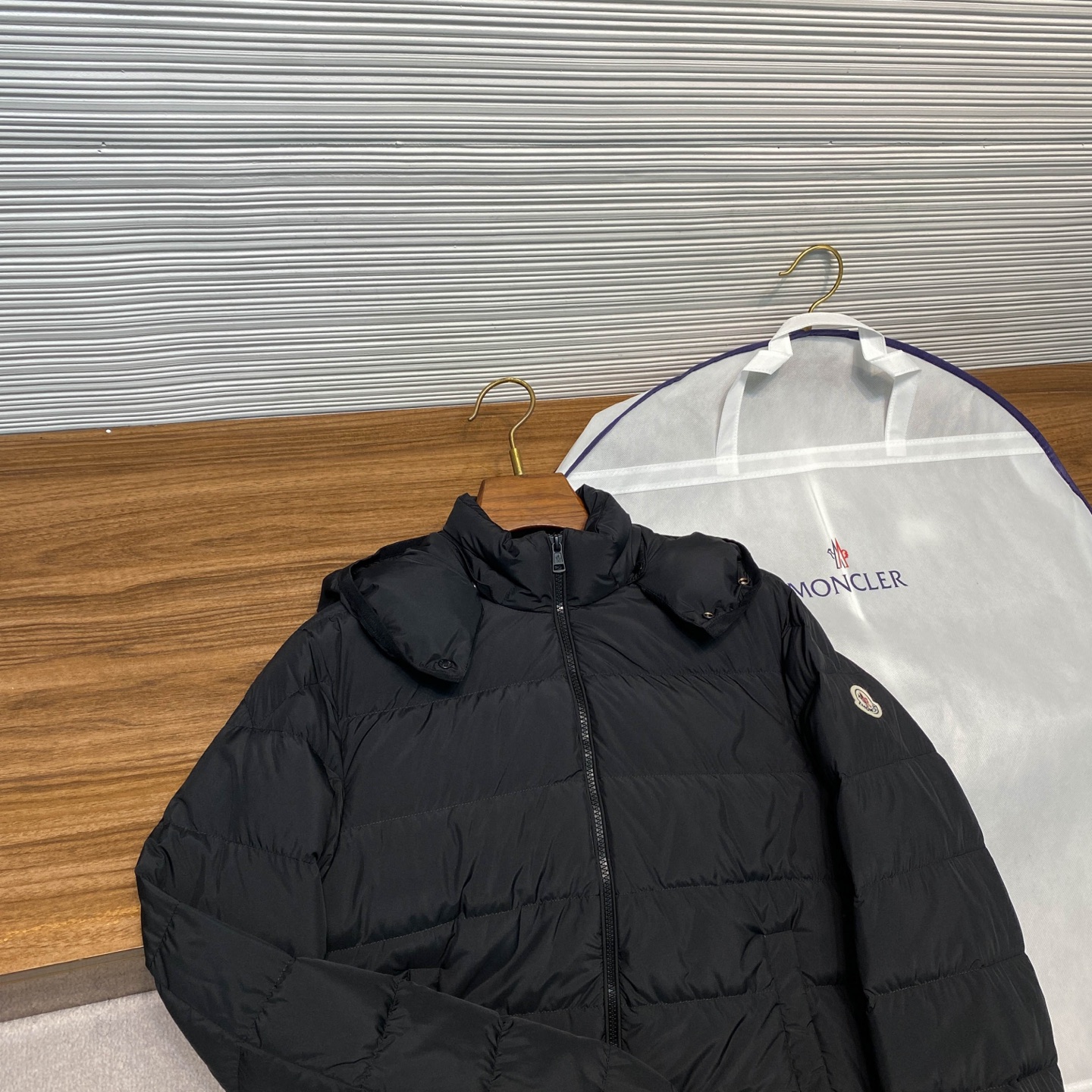 MOC25FW秋冬新款哑光黑色尼龙拉链羽绒夹克，男女同款经典毛毡徽章可拆卸连帽立领轻薄羽绒服外套！贸易公