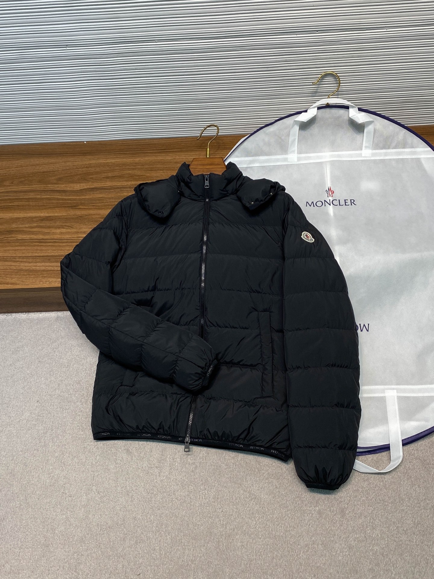 MOC25FW秋冬新款哑光黑色尼龙拉链羽绒夹克，男女同款经典毛毡徽章可拆卸连帽立领轻薄羽绒服外套！贸易公