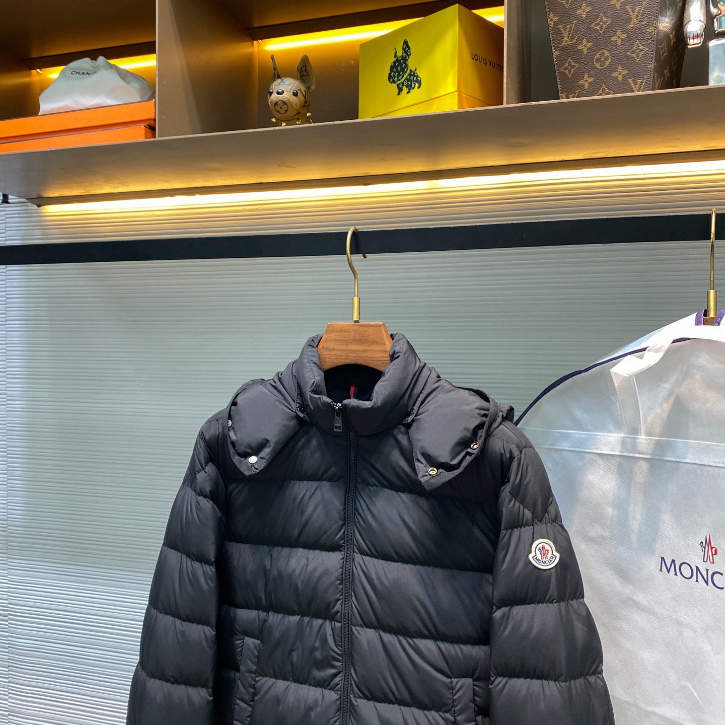 MOC25FW秋冬新款哑光黑色尼龙拉链羽绒夹克，男女同款经典毛毡徽章可拆卸连帽立领轻薄羽绒服外套！贸易公