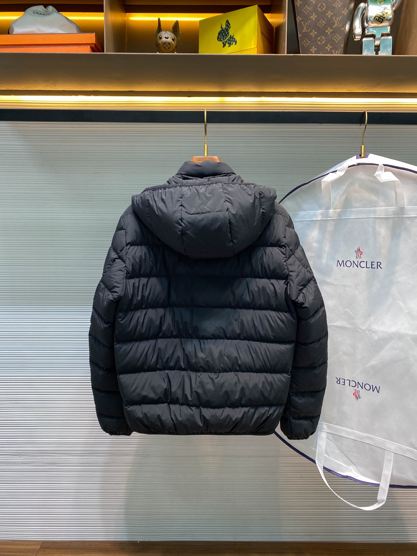 MOC25FW秋冬新款哑光黑色尼龙拉链羽绒夹克，男女同款经典毛毡徽章可拆卸连帽立领轻薄羽绒服外套！贸易公