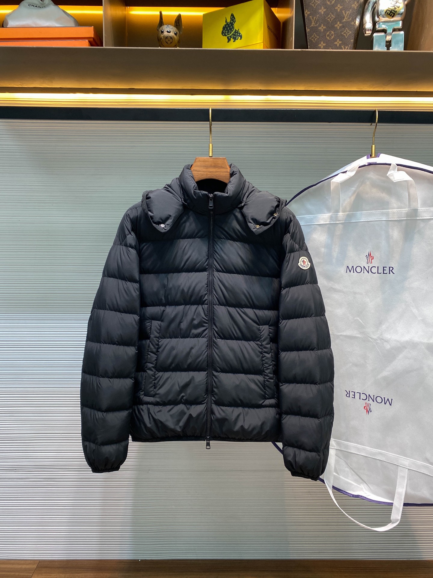 MOC25FW秋冬新款哑光黑色尼龙拉链羽绒夹克，男女同款经典毛毡徽章可拆卸连帽立领轻薄羽绒服外套！贸易公