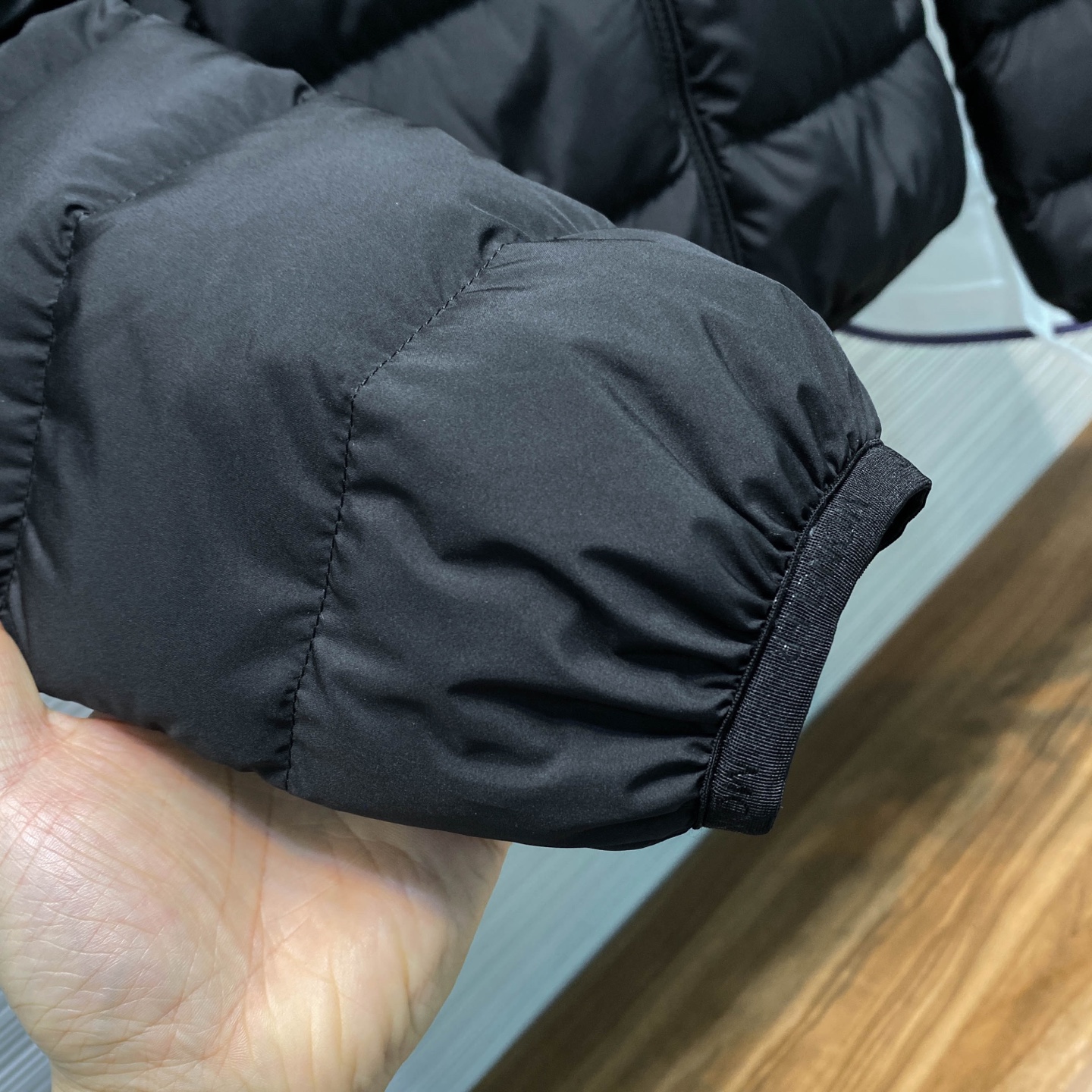 MOC25FW秋冬新款哑光黑色尼龙拉链羽绒夹克，男女同款经典毛毡徽章可拆卸连帽立领轻薄羽绒服外套！贸易公