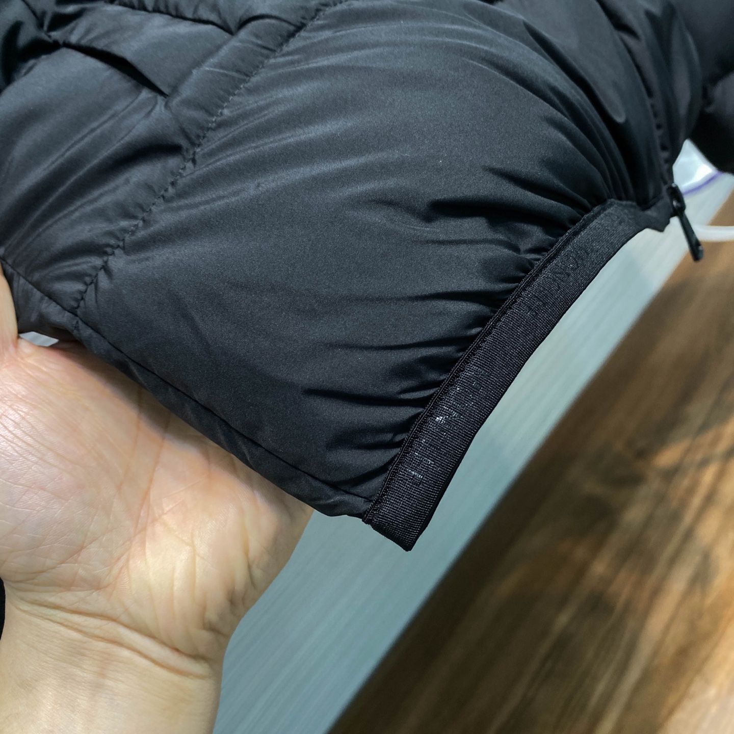 MOC25FW秋冬新款哑光黑色尼龙拉链羽绒夹克，男女同款经典毛毡徽章可拆卸连帽立领轻薄羽绒服外套！贸易公