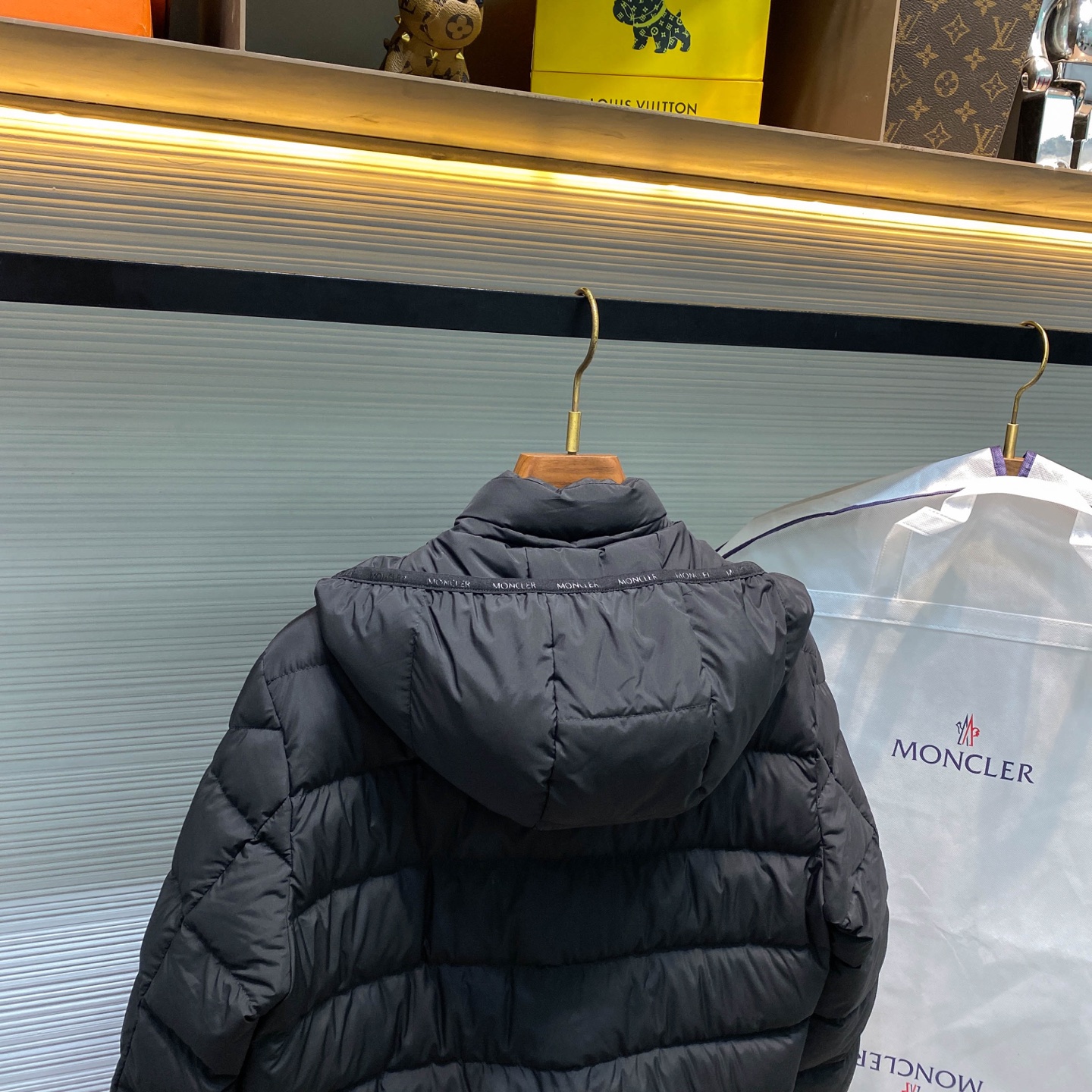 MOC25FW秋冬新款哑光黑色尼龙拉链羽绒夹克，男女同款经典毛毡徽章可拆卸连帽立领轻薄羽绒服外套！贸易公