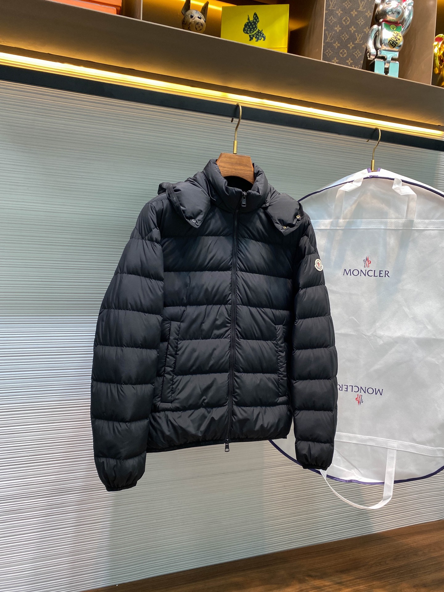 MOC25FW秋冬新款哑光黑色尼龙拉链羽绒夹克，男女同款经典毛毡徽章可拆卸连帽立领轻薄羽绒服外套！贸易公