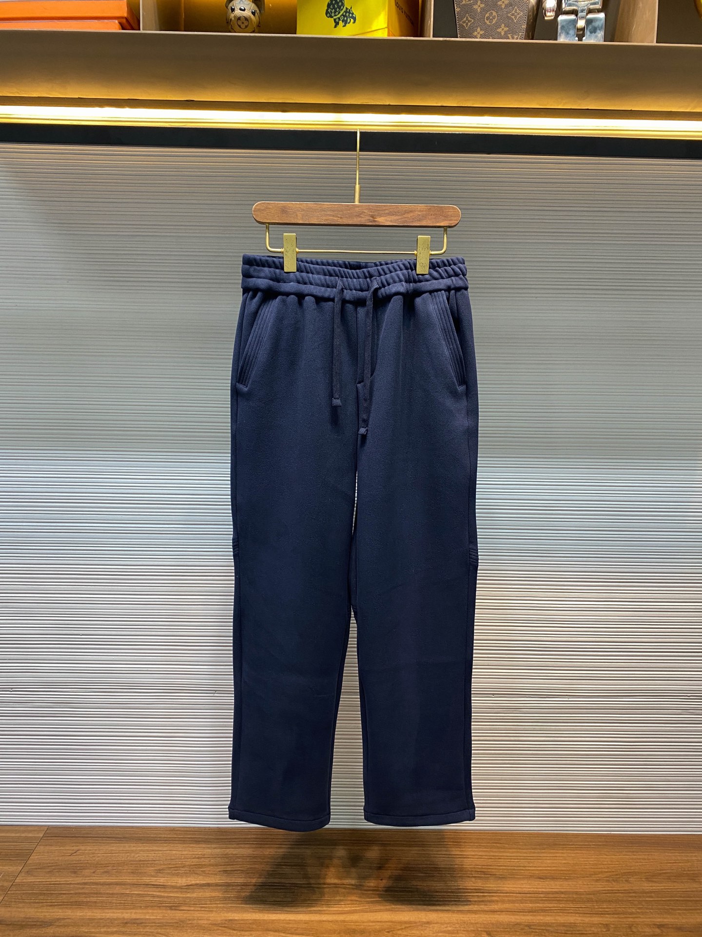 NO:676792,-SLFW new autumn and winter navy blue baby velvet cotton drawstring casual pants, men's small letter logo embroidered pockets fashionable casual straight trousers!  Trading company channels are rare and available on the official website simultaneously!  A pair of casual pants that pays attention to both quality and fashion sense, is undoubtedly the favorite of many fashionistas and people who pursue a comfortable life!  If you are looking for casual pants that are both fashionable and comfortable, then this is definitely your best choice!  The trousers are made of custom-made baby velvet cotton fabric. The surface of the fabric has an excellent velvet feel. The fine and soft velvet is like a baby's skin. If you touch it lightly, you can feel the endless tenderness!  When worn with the fabric close to the skin, the comfort is simply overwhelming!  It's like a soft cloud that wraps your legs tightly without any tingling or discomfort!  In the cold season, it can also provide you with excellent thermal insulation effect, just like wearing a warm cotton jacket on your legs, so that you can feel full of warmth in the cold wind!  The exquisite small letter logo embroidery on the back pocket is a symbol of status!  The embroidery process is neat and fine, and the lines are smooth, as if telling the high quality and unique taste of these pants!  The waist part of the pants adopts a drawstring elastic design, which is undoubtedly a very considerate design!  Whether you are a fashionista with a slim figure or a comfort seeker with a slightly plumper figure, you can easily wear these pants!  The drawstring can be adjusted freely according to your waist size, allowing you to find the most comfortable wearing condition!  The straight version is a classic and versatile design. You can wear it in your own style regardless of your body shape or age!  This version can modify the leg lines very well and make your legs look straighter and slender!  Whether you pair it with a casual sweatshirt or a down jacket, you can easily create different fashion looks!  Sizes XS-L  M size waist 80/86cm - hip 116cm - front 34cm - thigh 70cm - trouser length 102cm - trouser leg 42cm L size waist 84/90cm - hip 120cm - front 34cm - thigh 72cm - trouser length 103cm - trouser leg 44cm Recommended size (standard version) Height 174kg, try on size S!  Boys weighing less than 100 pounds should choose XS size, -145 pounds should choose S size, 145-162 pounds should choose M size, and 162-180 pounds should choose L size!  ,Saint Laurent-clothing,loro piana,saint laurent,hoodie,sweatshirts,jackets & coats,down jacket,19860909-SLFW秋冬新款藏青色宝宝绒全棉抽绳休闲裤,男士小字母徽标刺绣口袋时尚休闲直筒长裤！贸易公司渠道稀出,同步官网发售！一款既注重品质又兼具时尚感的休闲裤,无疑是众多时尚达人和追求舒适生活人士的心头好！如果你正在寻找一款既时尚又舒适的休闲裤,那么它绝对是你的不二之选！ 该裤装采用客供定制宝宝绒全棉面料,面料表面绒感极佳,细腻柔软的绒毛,就像婴儿的肌肤一般,轻轻触碰,仿佛能感受到无尽的温柔！面料贴肤穿着时,舒适度简直爆棚！它就像一层轻柔的云朵,紧紧包裹着你的双腿,没有丝毫的刺痒或不适感！在寒冷的季节里,它还能为你提供出色的保暖效果,就像给双腿穿上了一件温暖的小棉袄,让你在寒风中也能感受到满满的暖意！后兜处精致的小字母徽标刺绣,是身份的象征！刺绣工艺工整而精细,线条流畅,仿佛在诉说着这款裤子的高品质和独特品味！ 裤腰部分采用了抽绳松紧设计,这无疑是一个非常贴心的设计！无论你是身材苗条的时尚达人,还是身材稍微丰满一些的舒适追求者,都能轻松驾驭这条裤子！抽绳可以根据你的腰围大小自由调节,让你找到最舒适的穿着状态！直筒版型是一种经典而百搭的设计,它不挑身材,不挑年龄,都能穿出自己的风格！这种版型能够很好地修饰腿部线条,让你的双腿看起来更加笔直修长！无论你是搭配休闲的卫衣,还是夹克羽绒,都能轻松打造出不同的时尚造型！尺码XS-L XS码腰围72/78cm-臀围108cm-前档33cm-大腿围66cm-裤长100cm-裤脚40cm S码腰围76/82cm-臀围112cm-前档33cm-大腿围68cm-裤长101cm-裤脚41cm M码腰围80/86cm-臀围116cm-前档34cm-大腿围70cm-裤长102cm-裤脚42cm L码腰围84/90cm-臀围120cm-前档34cm-大腿围72cm-裤长103cm-裤脚44cm 尺码推荐（标准版型） 身高174-斤,试穿S码合适！ 男生体重斤以内选择XS码,-145斤选择S码,145-162斤选择M码,162-180斤选择L码！,圣罗兰-服装,loro piana,saint laurent,hoodie,sweatshirts,jackets & coats,down jacket,,Women's clothing