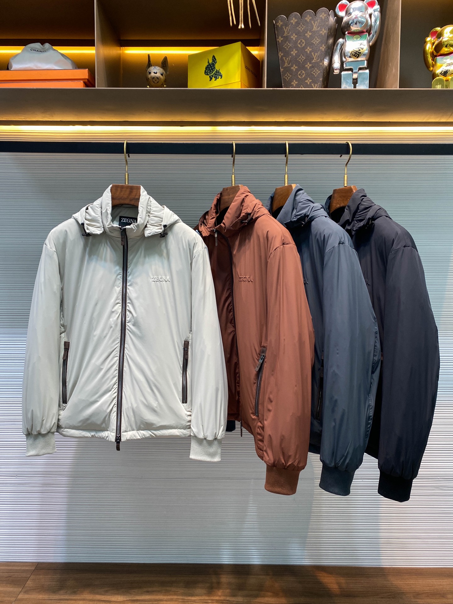 NO:662720,-EZ25FW new autumn and winter densely woven nylon and leather zipper down jacket, men's classic embossed logo detachable hooded stand collar lightweight down jacket!  Trading company channels are rare and available on the official website simultaneously!  On the fashion stage, there are always some items that can stand out with their unique charm and become the focus of everyone's attention. Z's new down jacket is one of them!  It is like a low-key but profound gentleman. In the cold season, with its excellent quality and exquisite design, it brings the wearer an excellent experience of coexisting warmth and grace!  This jacket is made of custom-made densely woven nylon fabric. When you touch it gently, the silky and soft touch is instantly transmitted from your fingertips, as if you are stroking a layer of delicate silk, which makes people unable to put it down!  Moreover, this fabric not only feels good, but also has excellent wear resistance and windproof performance. In the biting cold wind, it acts like a solid barrier, isolating the cold wind and providing reliable protection for the wearer!  The inside is filled with national standard white duck down, which is the 'secret weapon' for keeping warm. Each white duck down has been strictly screened and cleaned to ensure that it is pure, free of impurities and has extremely high fluffiness!  When you put on this jacket, you feel like you are wrapped in countless light clouds, warm and comfortable!  It doesn't look bloated like some ordinary down jackets, but cleverly fits the body curves, showing off the wearer's slender figure!  Even in the cold winter, it can keep you warm while still being able to move freely and freely without any sense of restraint!  The three-dimensional embossed logo on the chest is made with exquisite craftsmanship. Every detail is lifelike, as if it is a beautiful work of art!  The leather zipper opening and closing design on the placket and pockets fully demonstrates the beauty of the details!  The leather part is made of high-quality leather, which is soft and tough in texture and complements the nylon fabric!  The zipper is made of smooth and durable metal material, which can be opened and closed smoothly without any lag!  The detachable hooded stand collar design is another thoughtful feature of this jacket!  In colder weather, you can throw on a hat to provide extra warmth to your head and neck!  When the weather is warmer or you don’t need a hat, you can easily remove the hat to make the jacket more concise and neat!  The stand-up collar design can fit the neck well, prevent cold wind from pouring in from the collar, and at the same time add a handsome and capable look!  The fitting style is the finishing touch of this jacket. It is designed based on ergonomic principles and can perfectly fit the body curves and show off the wearer's figure advantages!  Black/gray/coffee/apricot, four colors included!  Size 48-56 Size 48 has shoulder width 50cm - chest 112cm - dress length 64cm - sleeve length 59cm Size 50 has shoulder width 51cm - chest 116cm - dress length 66cm - sleeve length 60cm Size 52 has shoulder width 52cm - chest 120cm - dress length 68cm - sleeve length 61cm  Size 54 has shoulder width 53cm - bust 124cm - dress length 70cm - sleeve length 62cm. Size 56 has shoulder width 54cm - chest 128cm - dress length 72cm - sleeve length 64cm. Size recommendation (standard version). Height 174-140 catties, try on size 50!  Boys weighing less than 130 pounds should choose size 48, 130-143 pounds should choose size 50, 143-156 pounds should choose size 52, 156-170 pounds should choose size 54, and 170-186 pounds should choose size 56!  ,,jackets & coats,jackets & coats,down jacket,hats, 19860909-EZ25FW秋冬新款密织尼龙拼皮拉链羽绒夹克,男士经典浮雕徽标可拆卸式连帽立领轻薄款羽绒服外套！贸易公司渠道稀出,同步官网发售！在时尚的舞台上,总有一些单品能凭借独特魅力脱颖而出,成为众人瞩目的焦点,Z家新款羽绒夹克便是其中之一！它宛如一位低调却极具内涵的绅士,在寒冷的季节里,以卓越的品质和精致的设计,为穿着者带来温暖与风度并存的绝佳体验！ 这款夹克选用客供定制密织尼龙面料,当你轻轻触摸它时那丝滑柔软的触感瞬间从指尖传递开来,仿佛在抚摸着一层细腻的丝绸,让人爱不释手！而且这种面料不仅手感好,还具有出色的耐磨性和防风性能,在凛冽的寒风中,它就像一道坚实的屏障,将冷风隔绝在外,为穿着者提供可靠的防护！内里填充的是国标白鸭绒,这可是保暖的“秘密武器”,每一朵白鸭绒都经过严格的筛选和清洗,确保其纯净无杂质,蓬松度极高！当穿上这件夹克时,仿佛被无数朵轻盈的云朵包裹着,温暖而舒适！它不会像一些普通的羽绒服那样,穿上后显得臃肿不堪,而是巧妙地贴合身体曲线,展现出穿着者修长的身材！即使是在寒冷的冬日,也能让你在保持温暖的同时,依然能够潇洒自如地活动,毫无束缚感！ 胸前立体浮雕徽标,采用了精湛的工艺制作而成,每一个细节都栩栩如生,仿佛是一件精美的艺术品！门襟及口袋处的拼皮拉链开合设计,更是将细节之美展现得淋漓尽致！拼皮部分选用了高品质的皮革,质感柔软而坚韧,与尼龙面料相得益彰！拉链则采用了顺滑耐用的金属材质,开合顺畅自如,没有丝毫卡顿！可拆卸式连帽立领设计,是这款夹克的又一贴心之处！在寒冷的天气里,你可以将帽子戴上,为头部和颈部提供额外的保暖！而在天气稍暖或者不需要帽子的时候,你可以轻松地将帽子拆卸下来,让夹克变得更加简洁利落！立领的设计则能够很好地贴合颈部,防止冷风从领口灌入,同时还能增添一份帅气和干练！合身的版型更是这款夹克的点睛之笔,它根据人体的工程学原理进行设计,能够完美地贴合身体曲线,展现出穿着者的身材优势！黑色/灰色/咖色/杏色,四色入！尺码48-56 48码肩宽50cm-胸围112cm-衣长64cm-袖长59cm  50码肩宽51cm-胸围116cm-衣长66cm-袖长60cm  52码肩宽52cm-胸围120cm-衣长68cm-袖长61cm  54码肩宽53cm-胸围124cm-衣长70cm-袖长62cm  56码肩宽54cm-胸围128cm-衣长72cm-袖长64cm 尺码推荐（标准版型） 身高174-140斤,试穿50码合适！ 男生体重130斤以内选择48码,130-143斤选择50码,143-156斤选择52码,156-170斤选择54码,170-186斤选择56码！,,jackets & coats,jackets & coats,down jacket,hats, ,Men's clothing