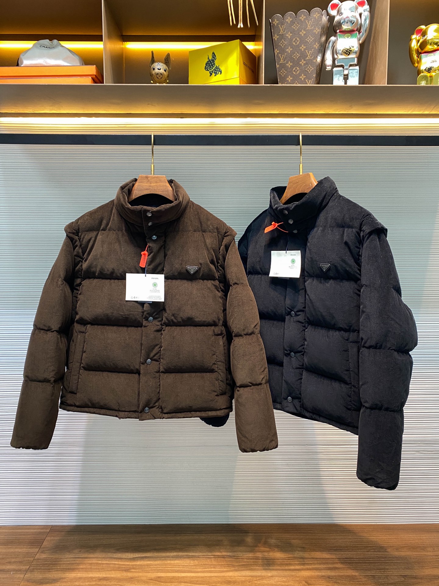 NO:677567,【BB726】-PRA25FW new autumn and winter corduroy cotton stand-collar down jacket, the same classic triangle logo badge detachable sleeve down vest jacket for men and women!  Trading company channels are rare, and it is available for sale on the official website simultaneously for 26,440 RMB!  In the hustle and bustle of the city, this corduroy down jacket has become the leader of urban fashion with its unique charm and fearless attitude!  It is not only a piece of warm clothing, but also a symbol of a life attitude, a love and pursuit of fashion!   这款羽绒服采用定制丝绒臻品灯芯绒纯棉面料,这种灯芯绒的质感醇厚,细腻的纹理犹如艺术家精心绘制的画卷,丝丝入扣,彰显着无与伦比的品质感！  Not only does it feel soft and smooth, it also gives the down jacket a retro and elegant temperament, as if it takes you back to the old days full of romantic feelings!  The inside is filled with the new national standard 90 white duck down, which is the best choice among down!  The amount of cashmere is abundant, and each grid is plump and full, just like warm little air bags, full of calories!  The moment you put it on, you feel like you are in a warm cloud, tightly surrounded by gentle warmth! 胸前标志性的涂珐琅金属三角徽标点缀其中,这个徽标是品牌的象征,它低调却有力,如同一位沉默的贵族,散发着内敛而高贵的气息！  It is not only a decoration, but also a status symbol, representing the wearer's unique taste in fashion and persistent pursuit of quality!  The stand-up collar design is crisp and stylish, as if it is a loyal guard, and it accurately fits the curve of the neck!  Not only can it effectively block the invasion of cold wind, but it can also provide comfortable support for your neck, allowing you to walk or move more freely! 隐藏式风帽的设计,为你抵御外界的寒冷和风雨,这种巧妙的设计既满足了实用性,又不影响整体的美观,让你在时尚与实用之间自由切换！ 更令人惊喜的是,这款羽绒服还兼得拆卸衣袖成背心的巧妙设计,当你将衣袖拆卸下来,让它摇身一变成为一件轻便的背心,可以根据不同的场合和心情,自由切换风格,时而优雅大方,时而休闲随性,成为都市街头最亮丽的风景线！  The loose fit design is not flattering on your body shape, so it can be easily controlled no matter you are tall, short, fat or thin!  It gives people a casual and comfortable feeling, as if telling people that fashion should not be constrained, but should be a free expression!  The loose fit can also make you more comfortable and comfortable when wearing it, without any sense of restraint, allowing you to enjoy the wonderful time in winter!  Black/coffee, two colors included! 尺码S-XL S码肩宽52cm-胸围136cm-衣长69cm-袖长67cm M码肩宽54cm-胸围cm-衣长70cm-袖长68cm L码肩宽56cm-胸围144cm-衣长71cm-袖长69cm XL码肩宽58cm-胸围148cm-衣长73cm-袖长70cm  Recommended size (loose fit) I am 174 pounds tall, so I tried on size S which is suitable!  Boys weighing less than 100 pounds should choose S size, -160 pounds should choose M size, 160-178 pounds should choose L size, and 178-196 pounds should choose XL size!  All girls can choose size S!  ,Prada-clothing,prada,prada,jackets & coats,jackets & coats,down jacket,hats,19860909【BB726】-PRA25FW秋冬新款灯芯绒全棉立领羽绒夹克,男女同款经典三角标徽章可拆卸衣袖羽绒马甲外套！贸易公司渠道稀出,同步官网发售26440RMB！在都市的喧嚣中,这款灯芯绒羽绒服以其独特的魅力和无畏的姿态,成为了都市时尚的引领者！它不仅仅是一件保暖的衣物,更是一种生活态度的象征,一种对时尚的热爱和追求！  这款羽绒服采用定制丝绒臻品灯芯绒纯棉面料,这种灯芯绒的质感醇厚,细腻的纹理犹如艺术家精心绘制的画卷,丝丝入扣,彰显着无与伦比的品质感！不仅触感柔软顺滑,更赋予了羽绒服一种复古而优雅的气质,仿佛将你带回到了那个充满浪漫情怀的旧时光！内里填充新国标90白鸭绒,这可是羽绒中的上乘之选！冲绒量十足,每一格都饱满充实,就像一个个温暖的小气囊,蓄满了热量！当你穿上它的那一刻,仿佛置身于一个温暖的云朵之中,被轻柔的温暖所紧紧包围！胸前标志性的涂珐琅金属三角徽标点缀其中,这个徽标是品牌的象征,它低调却有力,如同一位沉默的贵族,散发着内敛而高贵的气息！它不仅仅是一个装饰,更是一种身份的象征,代表着穿着者对时尚的独特品味和对品质的执着追求！ 立领设计、挺括有型,仿佛是一位忠诚的卫士,精准贴合颈部曲线！它不仅能有效地阻挡寒风的侵袭,还能为你的颈部提供舒适的支撑,让你在行走或活动时更加自如！隐藏式风帽的设计,为你抵御外界的寒冷和风雨,这种巧妙的设计既满足了实用性,又不影响整体的美观,让你在时尚与实用之间自由切换！更令人惊喜的是,这款羽绒服还兼得拆卸衣袖成背心的巧妙设计,当你将衣袖拆卸下来,让它摇身一变成为一件轻便的背心,可以根据不同的场合和心情,自由切换风格,时而优雅大方,时而休闲随性,成为都市街头最亮丽的风景线！宽松版型设计不挑身材,无论你是高矮胖瘦,都能轻松驾驭！它给人一种随性自在的感觉,仿佛在告诉人们,时尚不应该被束缚,而应该是一种自由的表达！宽松的版型还能让你在穿着时更加舒适自在,不会有任何的拘束感,让你能够尽情享受冬日的美好时光！黑色/咖色,两色入！尺码S-XL S码肩宽52cm-胸围136cm-衣长69cm-袖长67cm M码肩宽54cm-胸围cm-衣长70cm-袖长68cm L码肩宽56cm-胸围144cm-衣长71cm-袖长69cm XL码肩宽58cm-胸围148cm-衣长73cm-袖长70cm 尺码推荐（宽松版型） 身高174-斤,试穿S码合适！ 男生体重斤以内选择S码,-160斤选择M码,160-178斤选择L码,178-196斤选择XL码！ 女生全部选择S码即可！,普拉达-服装,prada,prada,jackets & coats,jackets & coats,down jacket,hats,,Women's clothing