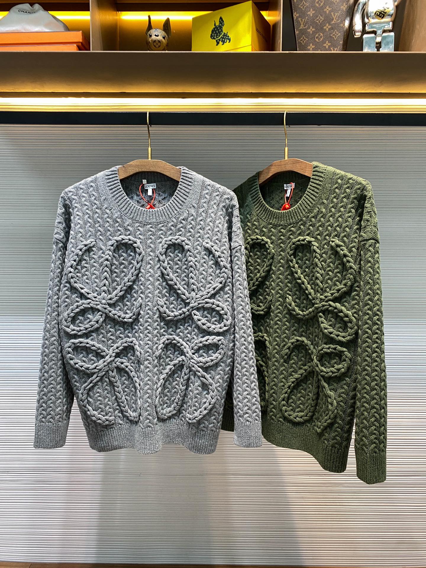 NO:677448,【25387】-LW25FW new autumn and winter imported mercerized wool knitted cable neck sweater, same three-dimensional knitted logo pattern loose casual pullover sweater for men and women!  Trading company channels are rare, and it is available for sale on the official website simultaneously for 15,940 RMB!  LW's new sweater has become an eternal classic in the fashion industry with its unique design, excellent quality and unlimited matching possibilities!  It is like a silent poem, telling the brand's deep understanding and unique interpretation of fashion!  The material selection of this sweater is extremely exquisite. It is made of custom-woven and custom-dyed heavy mercerized wool knitted wool. When you touch it lightly, you can feel the delicate and elastic texture on your fingertips. Every fiber seems to tell a high-quality story!  It is thick and solid, but does not feel bulky at all. It is like a touch of warm sunshine in winter. It not only provides intimate care for the body, but also shows a calm and elegant demeanor!  The designer used three-dimensional textures as brush strokes to outline exquisite pictures on this sweater. The delicate twist knitting texture is like a winding stream, flowing on the surface of the sweater, adding agility and rhythm to the whole!  The iconic woven Anag**m logo is like the finishing touch, cleverly embellished on the front of the sweater. This logo is not just a simple pattern, it is the soul totem of the brand, carrying the brand's long history and profound cultural heritage!  The loose fit design seems to be born for freedom and comfort. It does not stick to traditional constraints and gives the body enough space to stretch and breathe!  The design of the dropped shoulders is even more ingenious. It subtly weakens the toughness of the shoulders and makes the shoulder lines softer and smoother!  When you put on this sweater, you will find that you seem to be enveloped in a gentle halo, your body shape becomes softer, and your whole person exudes a lazy and noble temperament!  Gray/green, two colors available!  Sizes S-XL S size shoulder width 61cm - chest circumference 122cm - dress length 66cm - sleeve length 50cm M size shoulder width 63cm - chest circumference 126cm - dress length 68cm - sleeve length 51cm L size shoulder width 65cm - chest circumference 130cm - dress length 70cm - sleeve length 52cm XL size shoulder width 67cm - chest circumference 134cm - dress length 72cm - sleeve length 53cm  Recommended size (loose fit) I am 174 pounds tall, so I tried on size S which is suitable!  Boys weighing less than 150 pounds should choose S size, -155 pounds should choose M size, 155-172 pounds should choose L size, and 172-190 pounds should choose XL size!  All girls can choose size S!  ,Loewe-clothing,loewe,sweaters,19860909【25387】-LW25FW秋冬新款进口丝光羊毛针织绞花圆领毛衣,男女同款立体编织徽标图案宽松休闲套头毛衣针织衫！贸易公司渠道稀出,同步官网发售15940RMB！LW新款毛衣以其独特的设计、卓越的品质和无限的搭配可能,成为了时尚界永恒的经典！它宛如一首无声的诗篇,诉说着品牌对时尚的深刻理解与独特诠释！ 这款毛衣的选材堪称极致考究,采用定织定染重磅丝光羊毛针织毛料,当你轻轻触摸,指尖能感受到那细腻而富有弹性的质感,每一根纤维都仿佛在诉说着高品质的故事！它厚重扎实,却又不会给人丝毫的笨重感,仿佛是冬日里的一抹温暖阳光,既给予身体贴心的呵护,又展现出一种沉稳大气的风范！设计师以立体肌理为笔触,在这件毛衣上勾勒出一幅幅精美的画卷,那细腻的麻花编织纹理,如同蜿蜒的溪流,在毛衣表面流淌,为整体增添了一份灵动与韵律！ 而标志性的编织Anag**m徽标,则如同点睛之笔,巧妙地点缀于毛衣正面,这个徽标不仅仅是一个简单的图案,它是品牌的灵魂图腾,承载着品牌悠久的历史与深厚的文化底蕴！宽松版型设计仿佛是为自由与舒适而生,它不拘泥于传统的束缚,给予身体足够的空间去舒展与呼吸！落肩的设计更是巧妙至极,它巧妙地弱化了肩部的硬朗感,让肩部线条变得更加柔和流畅！当穿上这件毛衣,你会发现自己仿佛被一层温柔的光环所笼罩,身形更显柔和,整个人散发出一种慵懒又高贵的气质！灰色/绿色,两色入！尺码S-XL S码肩宽61cm-胸围122cm-衣长66cm-袖长50cm  M码肩宽63cm-胸围126cm-衣长68cm-袖长51cm  L码肩宽65cm-胸围130cm-衣长70cm-袖长52cm  XL码肩宽67cm-胸围134cm-衣长72cm-袖长53cm 尺码推荐（宽松版型） 身高174-斤,试穿S码合适！ 男生体重斤以内选择S码,-155斤选择M码,155-172斤选择L码,172-190斤选择XL码！ 女生全部选择S码即可！,罗意威-服装,loewe,sweaters,,Women's clothing