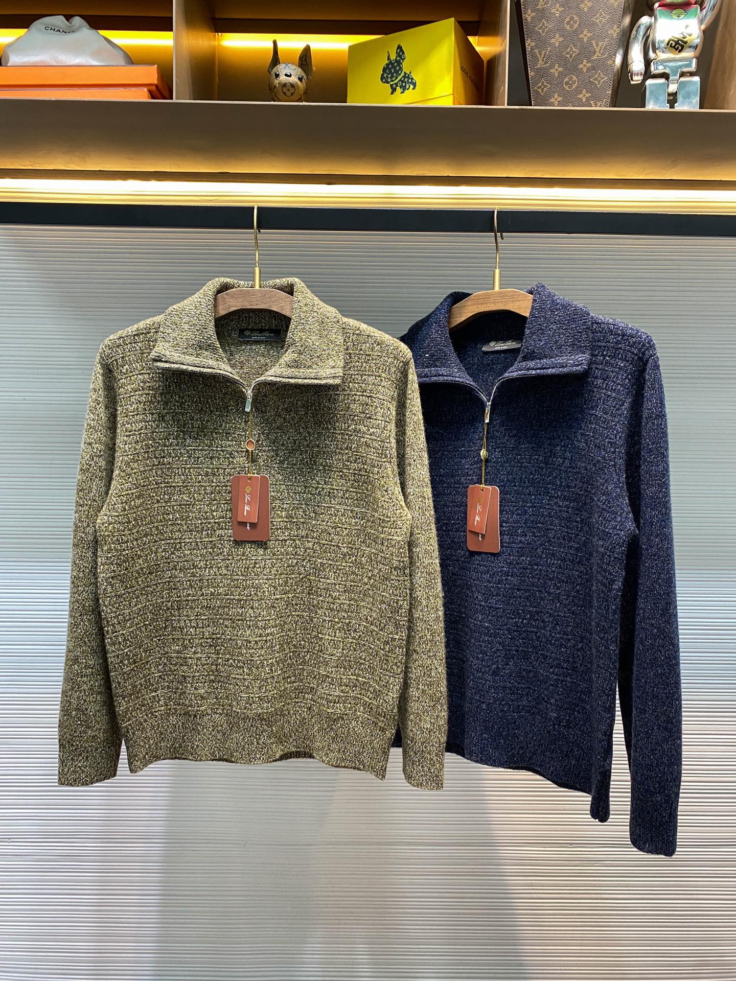 NO:677429,【5419】-LFW new autumn and winter imported floral wool knitted lapel sweaters, same three-dimensional striped jacquard casual half-zip pullover sweaters for men and women!  Trading company channels are rare and available on the official website simultaneously!  On the fashion stage, there are always some items that can stand out with their unique design and excellent quality!  LP's new half-zip lapel sweater is one of them. It is like a bright star, attracting the attention of many fashion lovers with its unique charm!   This sweater is made of custom-made floral yarn wool knitted fabric. When your fingertips gently touch it, the comfortable feeling next to the skin will hit you instantly. There is no thorny feeling at all, just like being wrapped by soft clouds, delicate and warm!  Through clever weaving, the body of the sweater has a three-dimensional striped texture. These stripes are not ordinary flat lines, but have a rich sense of layering and three-dimensionality. They seem to be the deep imprint left by the years, making the whole sweater more textured. Every detail demonstrates quality and ingenuity, which makes people admire it!  Fashionable half-zip lapel design, this design not only retains the warmth and comfort of traditional sweaters, but also incorporates modern fashion elements!  The design of the half zipper is very clever. You can freely adjust the height of the zipper according to your own preferences and actual needs!  The design of the lapel adds elegance and sophistication to this sweater. It is not as monotonous as an ordinary round collar, nor is it as restrictive as a high collar. The lines of the lapel are smooth and natural, which can well modify the neck line and make your neck look more slender. Whether paired with jeans or casual pants, you can easily create different styles!  The fitted design is neither too loose and dragging, nor too tight to make you feel restrictive!  The fitted version can fit your body curves well and show off your figure advantages. When you put it on, it feels as if this sweater was tailor-made for you. Every detail perfectly fits your body, making you feel extremely comfortable and confident while wearing it!  Brown/blue, two colors included!  Sizes XS-L  Size recommendation (standard version) Height 174-jin, try on size S which is suitable!  Boys weighing less than 100 pounds should choose XS size, -145 pounds should choose S size, 145-163 pounds should choose M size, and 163-183 pounds should choose L size!  All girls can choose size XS!  ,men's and women's clothing,loro piana,jeans,sweaters,19860909【5419】-LFW秋冬新款进口花纱羊毛针织翻领毛衣,男女同款立体条纹提花休闲半拉链套头毛衣针织衫！贸易公司渠道稀出,同步官网发售！在时尚的舞台上,总有一些单品能凭借独特的设计与卓越的品质脱颖而出！LP全新半拉链翻领毛衣便是其中之一,它宛如一颗璀璨的明星,以其独特的魅力吸引着众多时尚爱好者的目光！  这款毛衣选用客供定制花纱羊毛针织面料,当你的指尖轻轻触碰它时,那种贴肤的舒适感瞬间袭来,完全没有扎刺感,就像被轻柔的云朵包裹着,细腻而温暖！衣身通过巧妙的编织,织造出了立体条纹肌理,这些条纹并非普通的平面线条,而是有着丰富的层次感和立体感,仿佛是岁月留下的深刻印记,令整件毛衣更加富有质感,每一处细节都彰显着品质与匠心,让人不禁为之赞叹！时尚的半拉链翻领造型设计,这种设计既保留了传统毛衣的温暖与舒适,又融入了现代时尚元素！半拉链的设计十分巧妙,你可以根据自己的喜好和实际需求,自由调节拉链的高度！ 翻领的设计更是为这款毛衣增添了一份优雅与干练,它不像普通的圆领那样单调,也不像高领那样束缚,翻领的线条流畅自然,能够很好地修饰颈部线条,让你的颈部看起来更加修长,无论是搭配牛仔裤还是休闲裤,都能轻松打造出不同的风格！合身版型设计不会过于宽松显得拖沓,也不会过于紧身,让人感到束缚！合身的版型能够很好地贴合身体曲线,展现出你的身材优势,当你穿上它时,仿佛这件毛衣就是为你量身定制的,每一个细节都与你的身体完美契合,让你在穿着的过程中感受到无比的舒适与自信！棕色/蓝色,两色入！尺码XS-L XS码肩宽43cm-胸围102cm-衣长65cm-袖长62cm S码肩宽45cm-胸围108cm-衣长66cm-袖长63cm M码肩宽46cm-胸围114cm-衣长67cm-袖长64cm L码肩宽48cm-胸围120cm-衣长68cm-袖长65cm 尺码推荐（标准版型） 身高174-斤,试穿S码合适！ 男生体重斤以内选择XS码,-145斤选择S码,145-163斤选择M码,163-183斤选择L码！ 女生全部选择XS码即可！,男装女装,loro piana,jeans,sweaters,,Women's clothing