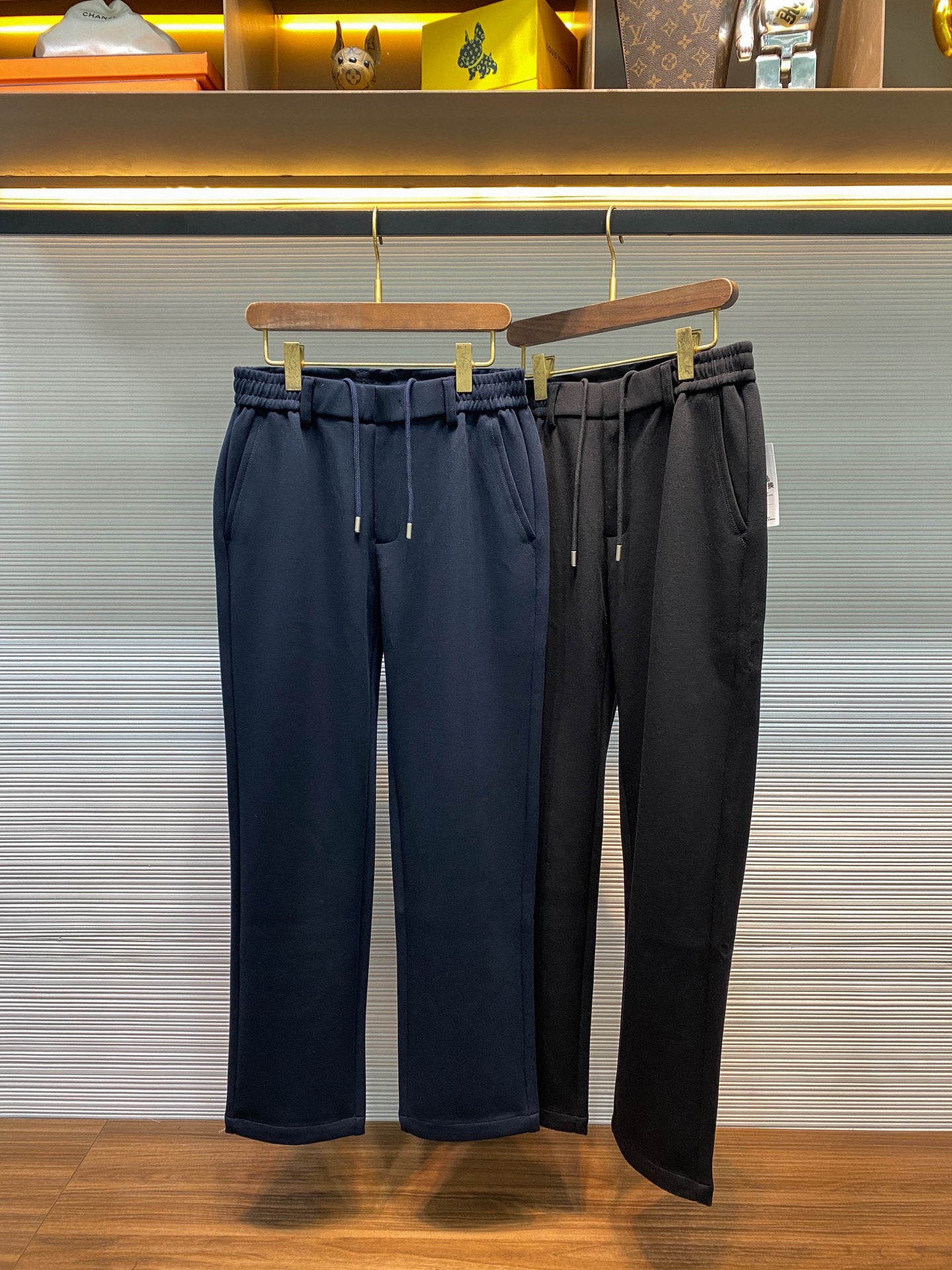 NO:677494,【8527】-LFW new autumn and winter imported sheep wool blended knitted drawstring casual pants, men's fashionable beech tree embroidered business casual trousers!  Trading company channels are rare and available on the official website simultaneously!  When others are still troubled by the inability to achieve both warmth and style, these pants have already provided the perfect solution!  Wear it and you will find that high fashion can be so comfortable and practical. This is the dressing philosophy that a modern gentleman should have!  The trousers are made from the golden ratio of imported 80.0 polyester fiber + 7.5 spandex + 7.1 viscose fiber + 5.4 sheep wool, creating a unique knitted pineapple pattern wool fabric. You can feel the difference as soon as you touch it!  It not only has the elasticity and comfort of knitted fabrics, but also maintains the high-end texture of wool. The most amazing thing is the three-dimensional effect of the pineapple texture of the fabric under the light, as if the legs are wearing advanced customization!  The waistband design can be regarded as a smart example of modern trousers. The built-in elastic system throughout the entire circumference and adjustable drawstrings perfectly solve the trouble of waistline changes throughout the day. At the same time, the belt loop design is retained to meet the dressing needs of different occasions!  The design of the concealed style buckle is simple and elegant, and the YKK nylon zipper is smooth and durable. Every detail reveals low-key luxury!   The beech tree embroidery on the right back pocket is not only a decoration but also a story of history!  The beech tree pattern from Quarona, the birthplace, symbolizes the deep connection with nature, making each pair of pants a work of art worth collecting. It is both practical and fashionable, showing the persistence of Italian craftsmanship in details!  The tailoring of the trousers shows masterful skills. The raised crotch is perfectly combined with the straight trousers to instantly lengthen the leg lines!  The natural elasticity of the knitted fabric allows you to move without any sense of restraint, and your knees will not bulge when you sit down, always maintaining an elegant drape!  Whether it’s the coolness of late autumn or the cold wind of early winter, these pants can give you just the right amount of protection!  Black/navy blue, two colors available!  Size M-3XL M size waist 72/76cm - hip 106cm - front 28cm - thigh 62cm - trouser length 103cm - trouser leg 39cm L size waist 76/80cm - hip 110cm - front 29cm - thigh 64cm - trouser length 104cm - trouser leg 40cm  XL size waist 80/84cm - hip 114cm - front 29cm - thigh 66cm - trouser length 105cm - trouser leg 41cm XXL size waist 84/88cm - hip 118cm - front 30cm - thigh 68cm - trouser length 106cm - trouser leg 42cm  3XL size waist 88/92cm - hip 122cm - front 30cm - thigh 70cm - trouser length 107cm - trouser leg 43cm Recommended size (standard version) Height 174kg, try on L size!  Boys weighing less than 100 pounds should choose M size, -143 pounds should choose L size, 143-156 pounds should choose XL size, 156-170 pounds should choose XXL size, and 170-185 pounds should choose 3XL size!  ,men's clothing,loro piana,gold,19860909【8527】-LFW秋冬新款进口绵羊毛混纺针织抽绳休闲裤,男士时尚山毛榉树刺绣商务休闲长裤！贸易公司渠道稀出,同步官网发售！当别人还在为温度与风度不能兼得而苦恼时,这条神裤已经给出了完美解决方案！穿上它你会发现原来高级时装可以如此舒适实用,这才是现代绅士该有的穿衣哲学！ 该裤装甄选客供进口80.0聚酯纤维+7.5氨纶+7.1粘纤+5.4绵羊毛的黄金配比,打造出独特的针织菠萝纹羊毛面料,上手一摸就能感受到与众不同！既有针织面料的弹性舒适,又保持着羊毛的高级质感,最神奇的是面料的菠萝纹肌理在光线下的立体效果,仿佛给双腿穿上了高级定制！腰头设计堪称现代裤装的智慧典范,全周内置松紧系统搭配可调节抽绳,完美解决了一天中腰围变化的烦恼,同时保留了皮带袢设计,满足不同场合的着装需求！暗装风纪扣的设计简约大气,YKK尼龙拉链顺滑耐用,每个细节都透露着低调的奢华！  右后袋的山毛榉树绣花,这不仅是装饰更是一段历史的诉说！来自发源地Quarona的山毛榉树图案,象征着追随与自然的深厚渊源,让每条裤子都成为值得珍藏的艺术品,既实用又时髦,展现着意式工艺对细节的执着！裤型剪裁展现大师级功力,上提的裆部与直筒裤型完美结合,瞬间拉长腿部线条！针织面料的天然弹性让活动时毫无束缚感,坐下时膝盖处也不会鼓起,始终保持着优雅的垂坠感！无论是深秋凉意还是初冬寒风,这条裤子都能给你恰到好处的保护！黑色/藏青,两色入！尺码M-3XL M码腰围72/76cm-臀围106cm-前档28cm-大腿围62cm-裤长103cm-裤脚39cm L码腰围76/80cm-臀围110cm-前档29cm-大腿围64cm-裤长104cm-裤脚40cm XL码腰围80/84cm-臀围114cm-前档29cm-大腿围66cm-裤长105cm-裤脚41cm XXL码腰围84/88cm-臀围118cm-前档30cm-大腿围68cm-裤长106cm-裤脚42cm 3XL码腰围88/92cm-臀围122cm-前档30cm-大腿围70cm-裤长107cm-裤脚43cm 尺码推荐（标准版型） 身高174-斤,试穿L码合适！ 男生体重斤以内选择M码,-143斤选择L码,143-156斤选择XL码,156-170斤选择XXL码,170-185斤选择3XL码！,男装,loro piana,gold,,Women's clothing