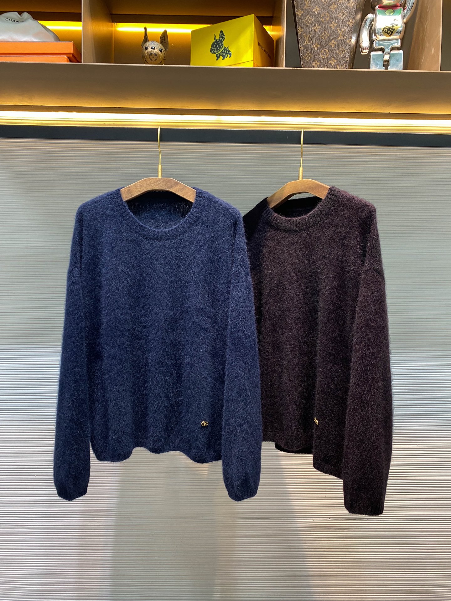 NO:677509,【255161】-VLTN25FW new autumn and winter soft glutinous raccoon velvet crew neck sweater, women's hand-stitched metal logo decoration loose casual pullover sweater and sweater!  Trading company channels are rare and available on the official website simultaneously!  VLTN's new soft and waxy raccoon velvet crew neck sweater is warm and delicate wherever you touch it!  Gathering the warmest details in winter to warm every commuting moment in the city!  This sweater is made of the most luxurious raccoon velvet yarn supplied by customers, 70 raccoon velvet + 25 sheep wool + 5 rabbit fur. It is thick, the hair is long and dense, and it is as delicately wrapped as a second skin!  When worn on the body, there will not be any 'floating' feeling on the surface, but it will feel like the fibers of the yarn have been integrated with your body temperature. It is a kind of warmth that is properly cared for from the inside out, and an unparalleled wearing experience!  Basic loose silhouette, simple round neck design, soft and tolerant!  The hand-stitched metal logo on the hem shimmers like dewdrops, quietly flowing with bits of light!  The warm package and delicate embellishments make every morning commute feel more calm and refined!  Specially dyed, ink blue and grape purple, both colors are very white and colorful, very expensive and western style, with a very restrained sense of nobility, and a high-end temperament that you can easily grasp!  Blue/purple, two colors included!  Size S-M S size shoulder width 51cm - bust 114cm - dress length 60cm - sleeve length 55cm M size shoulder width 52cm - bust 118cm - dress length 61cm - sleeve length 56cm Size recommendation (loose fit) For girls weighing less than 100 pounds, choose S size, and for girls weighing more than 100 pounds, choose M size!  ,Valentino-clothing,valentino,sweaters,19860909【255161】-VLTN25FW秋冬新款软糯浣熊绒圆领毛衣,女士手缝金属徽标装饰宽松休闲套头毛衣针织衫！贸易公司渠道稀出,同步官网发售！VLTN新款软糯浣熊绒圆领毛衣,触手所及皆是温润细腻！汇聚冬日里最温暖的细节,温暖都市每一个通勤时刻！ 该毛衣采用客供顶奢浣熊绒纱线,70浣熊绒+25绵羊毛+5兔毛,厚实、毛长且密,如第二层皮肤般的细腻包裹！穿在身上不会有任何“浮”在表面的毛絮感,而是感觉纱线的纤维已经与你的体温融为一体,是一种由内而外的被妥善呵护的温暖,无与伦比的穿着体验！基础宽松廓形,简约圆领设计,柔软而包容！下摆手缝金属logo 如露珠般闪烁,悄然流动着点滴光芒！温暖的包裹与细腻点缀,让每一个通勤早晨,多了一份从容和精致！特调定染色,墨水蓝与葡萄紫,两个颜色都很显白出彩,很贵很洋气,有一种很内敛的矜贵感,高级气质手拿把掐！蓝色/紫色,两色入！尺码S-M S码肩宽51cm-胸围114cm-衣长60cm-袖长55cm M码肩宽52cm-胸围118cm-衣长61cm-袖长56cm 尺码推荐（宽松版型） 女生体重100斤以内选择S码,100斤以上选择M码！,华伦天奴-服装,valentino,sweaters,,Women's clothing