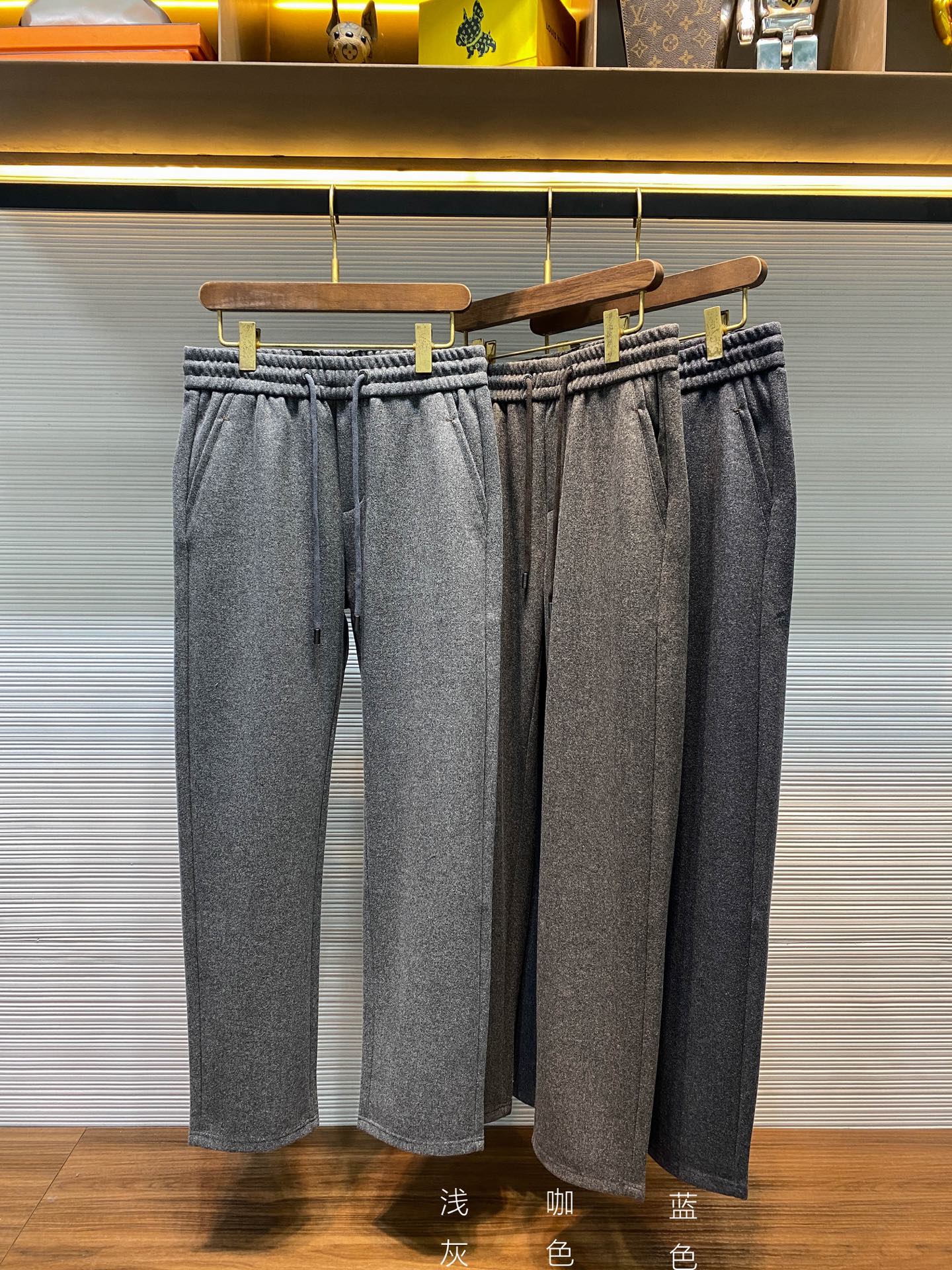 NO:677435,【5420】-EZ25FW autumn and winter new floral yarn wool fabric drawstring casual pants, men's business casual versatile solid color straight casual pants!  Trading company channels are rare and available on the official website simultaneously!  In today's era of pursuing both individuality and quality, a pair of trousers that can not only meet daily leisure needs, but also be stylish in business occasions has undoubtedly become the favorite of many fashion people!  Z’s new wool drawstring casual pants are just such an excellent item that combines countless advantages!  The trousers are made of custom-made floral yarn wool fabric. The fabric selection is extremely exquisite. Each wool is carefully selected to ensure that it has excellent texture, slender fibers and elasticity!  In the production process, advanced worsted spinning technology is used to comb the wool fibers extremely finely and evenly, making the final fabric feel as soft as clouds!  The fabric is not only close to the skin and comfortable, but also like a warm blanket wrapped around your legs, allowing you to feel endless warmth in the cold season!  At the same time, it also takes into account the stiffness. Unlike some fabrics that are soft but prone to wrinkles, this worsted wool fabric has been specially treated and has good stiffness!  Even if you wear them for a long time, or after many times of folding and squeezing, the pants can still remain as flat as new without wrinkles or deformation, always showing a refined and capable image!  The drawstring elastic waistband design not only fully considers the needs of people with different body shapes, whether you are a slim fashionista or a plump and steady person, you can find the most suitable tightness for you by adjusting the drawstring, so that the pants fit the waist perfectly, making it comfortable and comfortable to wear!  The choice of hardware accessories is even more refined. The hardware parts on the waistband are all engraved with the brand's logo. Their exquisite carving technology demonstrates the brand's ultimate pursuit of details!  Basic solid color design, without too many complicated patterns and decorations, simple and elegant solid color appearance, but it contains endless fashion charm!  This basic solid color design is highly matchable, allowing you to show your unique personal charm on different occasions!  The straight-cut design is classic and practical. It can well modify the leg lines. No matter whether your legs are thick or thin, straight or curved, wearing these straight-cut pants will make your legs look straighter and slender!  Light gray/coffee/blue, three colors available!  Size 31-36 Size 31 waist 76/82cm - hip 104cm - front 32cm - thigh 62cm - trouser length 103cm - trouser leg 38cm Size 32 waist 78/84cm - hip 106cm - front 32cm - thigh 63cm - trouser length 103cm - trouser leg 39cm  Size 33 waist 80/86cm - hip 108cm - front 32cm - thigh 64cm - trouser length 104cm - trouser leg 40cm Size 34 waist 82/88cm - hip 110cm - front 33cm - thigh 65cm - trouser length 104cm - trouser leg 41cm  Size 35 waist 84/90cm - hip 113cm - front 33cm - thigh 66cm - trouser length 105cm - trouser leg 42cm Size 36 waist 86/92cm - hip 116cm - front 33cm - thigh 68cm - trouser length 105cm - trouser leg 42cm Recommended size (standard version) Height 174-140 catties, try on size 32!  Choose size 31 if you are under 130 pounds, choose size 32 if you are 130-140 pounds, choose size 33 if you are 140-150 pounds, choose size 34 if you are 150-160 pounds, choose size 35 if you are 160-172 pounds, and choose size 36 if you are 172-184 pounds!  ,men's and women's clothing,blankets,19860909【5420】-EZ25FW秋冬新款花纱羊毛面料抽绳休闲裤,男士商务休闲百搭纯色直筒休闲长裤！贸易公司渠道稀出,同步官网发售！在当今这个追求个性与品质并重的时代,一款既能满足日常休闲需求,又能在商务场合不失风范的裤装,无疑成为了众多时尚人士的心头好！而Z家新款羊毛抽绳休闲裤,正是这样一款集万千优点于一身的绝佳单品！ 该裤装采用客供定制花纱羊毛面料,面料的选取极为考究,每一根羊毛都经过精心挑选,确保其质地优良、纤维细长且富有弹性！在制作过程中更是运用了先进的精纺工艺,将羊毛纤维梳理得极为细腻均匀,使得最终制成的面料拥有着如云朵般轻柔的触感！面料不仅贴肤舒适,就像给双腿裹上了一层温暖的毛毯,让你在寒冷的季节里也能感受到无尽的温暖！与此同时它还兼顾了挺括感,与一些柔软但容易起皱的面料不同,这款精纺羊毛面料经过特殊处理,具有很好的挺括性！即使你长时间穿着它,或者经过多次折叠、挤压,裤子依然能够保持平整如新,不会出现褶皱和变形的情况,始终展现出一种精致、干练的形象！ 抽绳松紧裤腰设计,不仅充分考虑到了不同身材人群的需求,无论你是身材苗条的时尚达人,还是体型较为丰满的稳重人士,都能通过调节抽绳来找到最适合自己的松紧度,让裤子完美贴合腰部,穿着起来既舒适又自在！而在五金配件的选择上更是精益求精,裤腰上的五金部件均刻有品牌的Logo,它们精致的雕刻工艺,彰显着品牌对于细节的极致追求！基础纯色设计,没有过多繁杂的图案和装饰,简洁大方的纯色外观,却蕴含着无尽的时尚魅力！这种基础纯色设计具有极高的搭配性,让你在不同的场合都能展现出独特的个人魅力！直筒版型设计经典又实用,它能够很好地修饰腿部线条,无论你的腿部是粗是细、是直是弯,穿上这条直筒版型的裤子后,都能让你的双腿看起来更加笔直修长！浅灰/咖色/蓝色,三色入！尺码31-36 31码腰围76/82cm-臀围104cm-前档32cm-大腿围62cm-裤长103cm-裤脚38cm  32码腰围78/84cm-臀围106cm-前档32cm-大腿围63cm-裤长103cm-裤脚39cm  33码腰围80/86cm-臀围108cm-前档32cm-大腿围64cm-裤长104cm-裤脚40cm  34码腰围82/88cm-臀围110cm-前档33cm-大腿围65cm-裤长104cm-裤脚41cm  35码腰围84/90cm-臀围113cm-前档33cm-大腿围66cm-裤长105cm-裤脚42cm  36码腰围86/92cm-臀围116cm-前档33cm-大腿围68cm-裤长105cm-裤脚42cm 尺码推荐（标准版型） 身高174-140斤,试穿32码合适！ 130斤以内选择31码,130-140斤选择32码,140-150斤选择33码,150-160斤选择34码,160-172斤选择35码,172-184斤选择36码！,男装女装,blankets,,Women's clothing