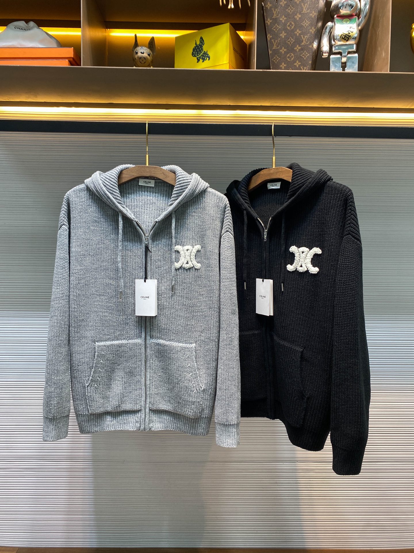 NO:677470,【D205】-CE25FW new autumn and winter imported wool knitted drawstring hooded cardigan, the same three-dimensional towel embroidered Arc de Triomphe badge for men and women, loose casual zipper knitted cardigan jacket!  Trading company channels are rare and available on the official website simultaneously!  CE's new autumn and winter zipper hoodie stands out with its unique design and excellent quality. When you first see it, its simple yet grand appearance will instantly catch your eye, as if it is telling a low-key and luxurious fashion attitude!  This knitted hoodie is carefully woven with imported wool yarn supplied by customers. In terms of characteristics, its yarn count is 26S/2, which is a medium-thick knitting yarn!  This kind of yarn is processed by a double-twisting process, which is like injecting a magical power into the fabric, which ensures that the fabric has a crisp texture and will not stick to the body softly and lose its proper contour!  It also retains the softness of wool itself, allowing you to feel the caring care when wearing it!  And it also uses a combing process. This process is like a rigorous craftsman, carefully removing every short fiber, making the surface of the fabric as smooth as a mirror, without a trace of stray hairs!  When you touch it gently with your hand, the delicate touch will flow along your fingertips, as if having an intimate conversation with you, making you unable to put it down!  The three-dimensional Arc de Triomphe badge on the chest is definitely the finishing touch. It uses 8 strands of pure cotton towel thread. The choice of this thread is very clever. It not only has enough toughness to withstand various complex embroidery techniques, but also adds a sense of thickness to the badge!  It is produced using a 3D padded embroidery process using a computerized embroidery machine. Every stitch and line is precise, as if an artist is carefully carving a work of art!  The drawstring hood design can not only protect you from the cold wind in cold weather, but also create a casual and casual atmosphere!  The placket adopts a zipper opening and closing method. This design is not only convenient to put on and take off, but also allows you to flexibly adjust according to your own needs during the wearing process. Whether it is to wear it open to show casualness, or zip it up to keep warm and windproof, it can be easily achieved!  The loose fit design does not stick to the traditional tight style, but presents a free and casual attitude!  This loose fit can accommodate all body types. Whether you are a slim fashionista or a plump girl with personality, you can find your own confidence and beauty in this hoodie!  Black/grey, two colors available!  Sizes S-XL S size shoulder width 52cm-bust 114cm-shirt length 68cm-sleeve length 56cm M size shoulder width 53cm-bust 118cm-shirt length 69cm-sleeve length 67cm L size shoulder width 54cm-chest 122cm-shirt length 70cm-sleeve length 58cm XL size shoulder width 55cm-chest 126cm-shirt length 71cm-sleeve length 59cm  Recommended size (loose fit) If you are 174-140 pounds tall, try on size S which is suitable!  Boys weighing less than 140 kilograms should choose S size, 140-155 kilograms should choose M size, 155-170 kilograms should choose L size, and 170-188 kilograms should choose XL size!  All girls can choose size S!  ,Celine-clothing,celine,jackets & coats,hats,19860909【D205】-CE25FW秋冬新款进口羊毛针织抽绳连帽开衫,男女同款立体毛巾绣凯旋门徽章宽松休闲拉链针织开衫外套！贸易公司渠道稀出,同步官网发售！CE家秋冬全新拉链帽衫,凭借其独特的设计与卓越的品质脱颖而出,当你第一眼看到它,那简约又不失大气的外观,瞬间就能抓住你的目光,仿佛在诉说着一种低调而奢华的时尚态度！ 这款针织帽衫采用客供进口羊毛纱线精心织造,从特性方面来看,它的纱线支数为26S/2,属于中粗针织纱！这种纱线经过双股并捻的工艺处理,就像给面料注入了一股神奇的力量,既确保了面料具有挺括的质感,不会软塌塌地贴在身上,失去了应有的轮廓感！又保留了羊毛本身的柔软特性,让你在穿着时能感受到那份贴心的呵护！而且它还采用了精梳工艺,这一工艺就像是一位严谨的工匠,仔细地去除每一根短纤维,使得面料表面光洁如镜,没有一丝杂毛！当你用手轻轻抚摸,那细腻的触感会顺着指尖流淌,仿佛在与你进行一场亲密的对话,让你爱不释手！ 胸前立体凯旋门徽章绝对是点睛之笔,采用了8股纯棉毛巾线,这种线材的选择十分巧妙,它不仅具有足够的韧性,能够承受各种复杂的刺绣工艺,还为徽章增添了一份厚实感！通过电脑绣花机以3D垫高绣工艺制作,每一针每一线都精准无误,仿佛是艺术家在精心雕琢一件艺术品！抽绳式连帽设计,既能在寒冷的天气里为你抵御寒风,又能营造出一种休闲随性的氛围！门襟采用了拉链开合的方式,这种设计不仅方便穿脱,还能让你在穿着过程中根据自己的需求灵活调整,无论是敞开穿着展现随性洒脱,还是拉上拉链保暖防风,都能轻松实现！宽松版型设计不拘泥于传统的紧身款式,而是以一种自由、随性的姿态呈现！这种宽松的版型能够包容各种身材,无论你是身材苗条的时尚达人,还是身材丰满的个性女孩,都能在这件帽衫中找到属于自己的自信与美丽！黑色/灰色,两色入！尺码S-XL S码肩宽52cm-胸围114cm-衣长68cm-袖长56cm  M码肩宽53cm-胸围118cm-衣长69cm-袖长67cm  L码肩宽54cm-胸围122cm-衣长70cm-袖长58cm  XL码肩宽55cm-胸围126cm-衣长71cm-袖长59cm 尺码推荐（宽松版型） 身高174-140斤,试穿S码合适！ 男生体重140斤以内选择S码,140-155斤选择M码,155-170斤选择L码,170-188斤选择XL码！ 女生全部选择S码即可！,赛琳-服装,celine,jackets & coats,hats,,Women's clothing