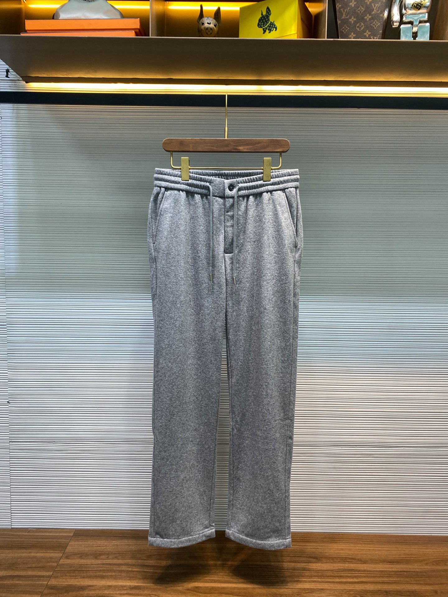 NO:677464,【8522】-BV25FW new autumn and winter imported sheep wool blended drawstring casual pants, men's woven leather pockets, fashionable and versatile casual pants!  Trading company channels are rare and available on the official website simultaneously!  BV's new autumn and winter trousers are presented. Paired with a sweater, it is a lazy weekend style, and paired with a suit jacket, you can calmly cope with business occasions!  The care hidden in the suede feel, terry texture, and woven leather label needs to be worn in person to fully appreciate it!  When 52.4 polyester fiber meets 2.1 sheep wool, this blended fabric has a wonderful dual character!  The delicate suede texture on the surface is as gentle as stroking the back of a newborn lamb, while the terry texture on the bottom layer quietly locks in the air and forms a natural insulation layer!  The design of the waistband is a model of ergonomics. The elastic fiber built into the straight waistband and the adjustable drawstring allow the waistline to find the most comfortable state while breathing!  The YKK nylon zipper is as smooth as a bird flying over the water. The clear texture of the solitary button when opening and closing becomes the most pleasant footnote in the dressing ceremony!  The tacking of the same color on the front side of the pocket looks like decoration from a distance, but when you look closer, you realize that it is a signature detail left by the craftsman!  The straight-leg trousers and lifted crotch design visually outline slender leg lines. The fabric swings naturally with the steps when walking. The ratio of 20.3 acrylic and 10.1 nylon allows the trousers to maintain a drapey feel and have sufficient resilience!  The contrasting woven leather label inside the back patch pocket is like a hidden easter egg for those who know how to appreciate it. You can only touch this luxurious surprise when you reach into the bag!  Size M-3XL M size waist 74/78cm - hip 104cm - front 28cm - thigh 62cm - trouser length 105cm - trouser leg 39cm L size waist 78/82cm - hip 108cm - front 29cm - thigh 64cm - trouser length 106cm - trouser leg 40cm  XL size waist 82/86cm - hip 112cm - front 29cm - thigh 66cm - trouser length 107cm - trouser leg 41cm XXL size waist 86/90cm - hip 116cm - front 30cm - thigh 68cm - trouser length 108cm - trouser leg 42cm  3XL size waist 90/94cm - hip 120cm - front 30cm - thigh 70cm - trouser length 109cm - trouser leg 43cm Recommended size (standard version) Height 174-140 catties, try on L size!  Boys weighing less than 130 kilograms should choose M code, 130-143 kilograms should choose L code, 143-156 kilograms should choose XL code, 156-170 kilograms should choose XXL code, and 170-186 kilograms should choose 3XL code!  ,Bottega Veneta-clothing,bottega veneta,bottega veneta,jackets & coats,business suit,19860909【8522】-BV25FW秋冬新款进口绵羊毛混纺抽绳休闲裤,男士编织拼皮口袋时尚百搭休闲长裤！贸易公司渠道稀出,同步官网发售！BV秋冬新款裤装奉献,搭配针织衫是慵懒的周末风格,配上西装外套又能从容应对商务场合！那些藏在绒面触感、毛圈纹理、编织皮标里的用心,都需要亲身穿着才能完全体会！ 当52.4聚酯纤维遇见2.1绵羊毛,这款混纺面料便拥有了奇妙的双重性格！表面那层细腻的绒面触感,像是抚摸新生羔羊的背脊般温柔,而底层的毛圈纹理则悄悄锁住空气,形成天然的保温层！腰头的设计堪称人体工学典范,直腰头内置的弹性纤维配合可调节抽绳,让腰围在呼吸间都能找到最舒适的状态！YKK尼龙拉链顺滑得像是掠过水面的飞鸟,那粒孤品级的纽扣在开合间迸发处清晰的质感,成为穿着仪式中最悦耳的注脚！前侧斜插袋口的同色套结,远看是装饰,近看才发现是工匠留下的签名式细节！直筒裤型与上提的裆部设计,在视觉上勾勒出修长的腿部线条,行走时面料随着步伐自然摆动,20.3腈纶与10.1锦纶的配比让裤型既保持垂坠感又拥有足够的回弹性！后贴袋内里的撞色编织皮标,像是给懂得欣赏的人准备的隐藏彩蛋,只有伸手入袋时才能触摸到这份奢侈的惊喜！尺码M-3XL M码腰围74/78cm-臀围104cm-前档28cm-大腿围62cm-裤长105cm-裤脚39cm L码腰围78/82cm-臀围108cm-前档29cm-大腿围64cm-裤长106cm-裤脚40cm XL码腰围82/86cm-臀围112cm-前档29cm-大腿围66cm-裤长107cm-裤脚41cm XXL码腰围86/90cm-臀围116cm-前档30cm-大腿围68cm-裤长108cm-裤脚42cm 3XL码腰围90/94cm-臀围120cm-前档30cm-大腿围70cm-裤长109cm-裤脚43cm 尺码推荐（标准版型） 身高174-140斤,试穿L码合适！ 男生体重130斤以内选择M码,130-143斤选择L码,143-156斤选择XL码,156-170斤选择XXL码,170-186斤选择3XL码！,葆蝶家-服装,bottega veneta,bottega veneta,jackets & coats,business suit,,Women's clothing