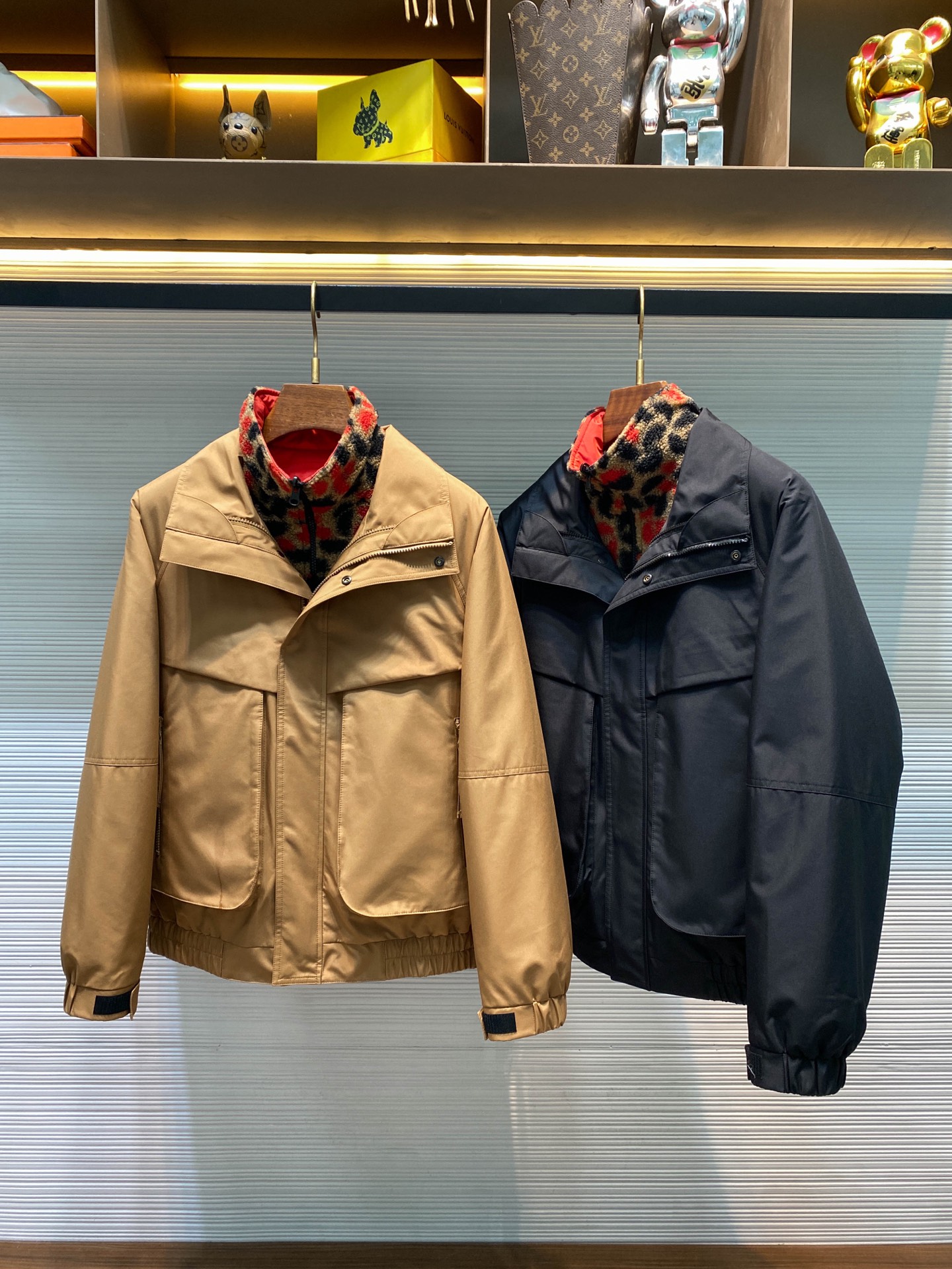 NO:677428,【8563】-COLUMBIA25FW autumn and winter new high-density windproof fabric outdoor functional jacket, men's removable fleece lining two-in-one double-layer assault jacket and cotton jacket!  Trading company channels are rare and available on the official website simultaneously!  When high-density polyester fiber and high-density sewing thread meet on khaki fabric, this cotton jacket becomes a warm fortress that can deform!  The black one is like the silhouette of a city in the middle of the night, while the khaki color has the calm texture of the desert. Both colors weave outdoor functionality and urban aesthetics into the same piece of clothing!  The most exciting thing is the separation philosophy of the inner and outer layers. When the outer layer is worn alone to 19860909【8563】-COLUMBIA25FW秋冬新款高密度防风面料户外机能夹克,男士可拆卸抓绒内衬二合一双层冲锋衣棉服外套！贸易公司渠道稀出,同步官网发售！当高密度聚酯纤维与高密缝纫车线在卡其色面料上相遇,这件棉服便成了会变形的温暖堡垒！黑色款像是深夜的城市剪影,卡其色则带着沙漠的沉稳质感,两种颜色都将户外机能与都市美学编织进同一件衣裳！ 最精彩的是内外层的分离哲学,外层独自迎战风雨时是挺括的防风外壳,内层单独穿着时变成移动的咖啡馆暖意！当古铜色拉链将两层精准连接,瞬间变成能应对零下五度的移动庇护所！那些藏在红色衬里、立体剪裁、分离设计里的智慧,都需要在多变天气里亲身验证才能完全领会！双层可拆卸冲锋衣以多功能适应性为核心理念,巧妙融合专业户外防护与都市实用美学,整体设计采用立领廓形与立体剪裁,既保证了运动时的自由度,又呈现出利落的视觉效果！  外层采用高密度防风面料,表面经过防泼水处理,高密车线设计增强了结构稳定性！可脱卸内胆选用红黑几何格纹摇粒绒,通过树脂拉链与外层精密连接,确保在-8℃至25℃范围内实现全气候适配！此外其可独立穿着的设计提供了三种穿搭模式防风外壳、保暖内胆以及复合防护系统！其中可拆卸内胆采用高立领设计,内侧采用红色衬里,不仅在视觉上形成鲜明对比,增添了整体穿搭的时尚感！同时红色衬里材质柔软亲肤,在寒冷天气中贴合颈部时能带来温暖的触感,有效减少冷空气从领口处灌入,进一步提升了冲锋衣的保暖性能！ 腋下与袖肘采用立体剪裁工艺,预留充足活动空间,却不显臃肿！胸侧设有斜插口袋,搭配下摆调节扣件,袖口及下摆均采用弹力收边设计,确保在恶劣环境中的密闭性！黑色/卡其色,两色入！尺码M-3XL M码肩连袖长74cm-胸围124cm-衣长63cm L码肩连袖长76cm-胸围128cm-衣长65cm XL码肩连袖长78cm-胸围132cm-衣长67cm XXL码肩连袖长80cm-胸围136cm-衣长69cm 3XL码肩连袖长82cm-胸围140cm-衣长70cm 尺码推荐（标准版型） 身高174-140斤,试穿L码合适！ 男生体重135斤以内选择M码,135-148斤选择L码,148-162斤选择XL码,162-176斤选择XXL码,176-190斤选择3XL码！,男装女装,jackets & coats,jackets & coats,,Women's clothing