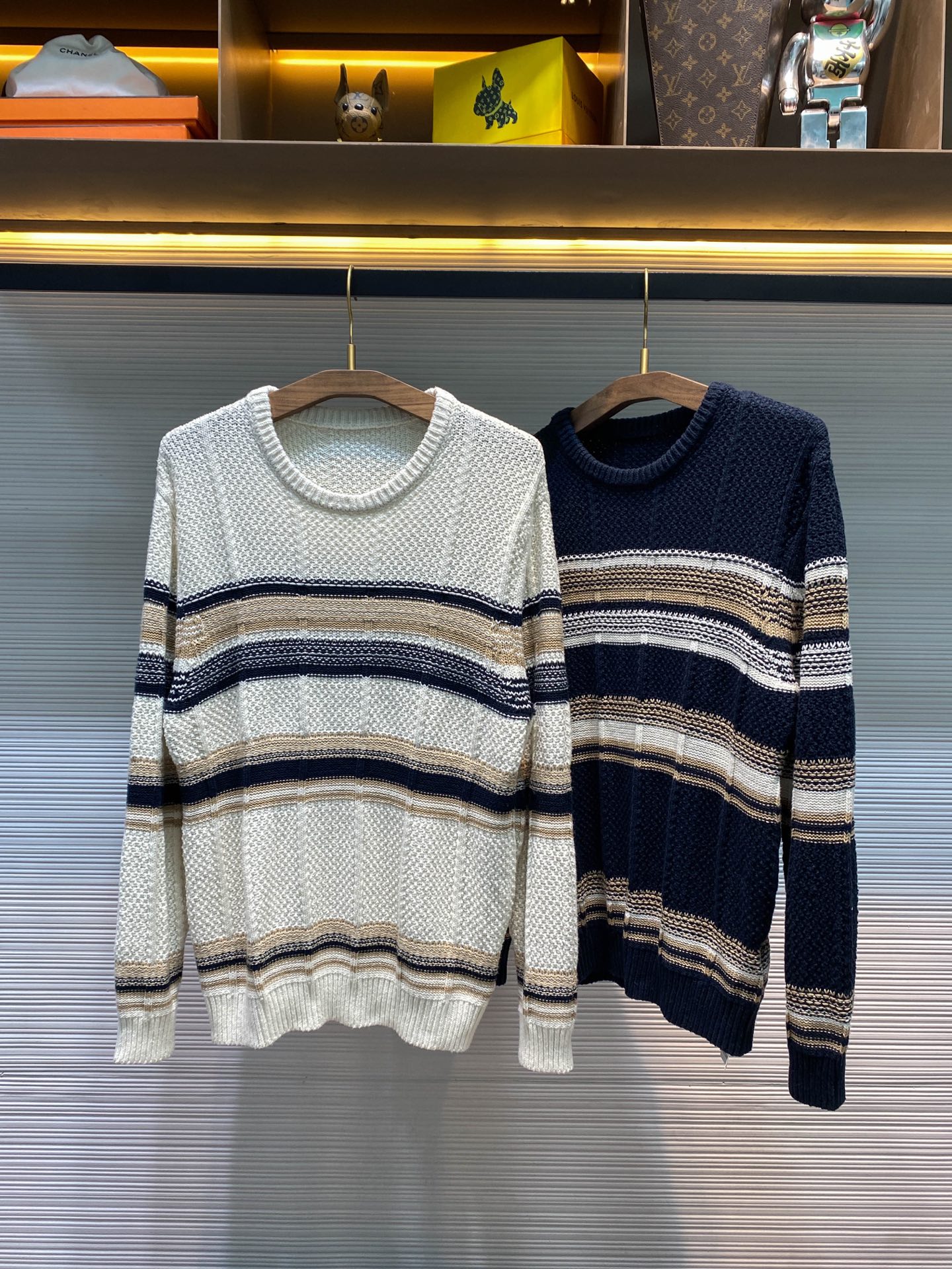 NO:677434,【8688】-EZ25FW new autumn and winter high count sheep wool blended crew neck sweater, men's fashion striped contrasting intarsia casual pullover sweater and sweater!  Trading company channels are rare and available on the official website simultaneously!  In the current era of fast fashion, a blended knitted fabric that becomes softer and more skin-friendly with the number of wears is truly an evergreen wardrobe worthy of investment!  This piece of work from Z Home proves the high-end sense of leisure, allowing each material to find the most comfortable expression in fabrics!  When 10-count cotton yarn and 46-count blended yarn meet on a seven-needle jacquard machine, the three yarns begin to weave a dialogue about materials and colors!  The navy blue and green cotton yarn has a rough and rustic feel, like the surface of the Adriatic Sea in the middle of the night!  The addition of 3.7 mulberry silk and sheep wool in the beige blended yarn makes the edges of the stripes glow with a subtle luster, just like the sparkling waves of Venice at sunset!  When the 580-gram weight is unfolded in your hand, you can feel how the crispness of cotton and the softness of blended yarn achieve a delicate balance. The vertical jacquard woven alternately with osmanthus needles and tuck stitches forms a faint texture on the navy blue background, like the outline of a Venetian building seen through blinds!  The white model is like sunshine on linen, and the collision of the three materials is more clearly interpreted on the pure white canvas!  The curvature of the round neck continues the elegant tradition of Italian tailoring, which does not tighten the neck and maintains neat lines!  The shrinking process of the hem allows the hem to stay properly at the waist, and it will not move up whether you raise your hand or turn around!  The muscles and bones are supported by 10-count cotton yarn, the delicacy is outlined by 46-count blended yarn, and the luster is embellished with mulberry silk. This sweater weaves the advantages of different materials into the same picture!  White/navy blue, two colors available!  Sizes M-3XL M size shoulder width 47cm-chest 104cm-shirt length 65cm-sleeve length 56cm L size shoulder width 48cm-chest 108cm-shirt length 66cm-sleeve length 57cm  3XL size, shoulder width 52cm - bust 120cm - length 69cm - sleeve length 60cm Recommended size (standard version) Height 174-140 catties, try on L size!  Boys weighing less than 133 pounds should choose M size, 133-145 pounds should choose L size, 145-158 pounds should choose XL size, 158-172 pounds should choose XXL size, and 172-186 pounds should choose 3XL size!  ,men's and women's clothing,sweaters,19860909【8688】-EZ25FW秋冬新款高支数绵羊毛混纺圆领毛衣,男士时尚条纹撞色嵌花休闲套头毛衣针织衫！贸易公司渠道稀出,同步官网发售！在快时尚泛滥的当下,一件能随穿着次数增加而愈发柔软亲肤的混纺针织,才是真正值得投资的衣橱常青树！Z家用这件作品证明高级的休闲感,是让每种材质都能在织物中找到最舒适的表达方式！ 当10支棉纱与46支混纺纱在七针提花机上相遇,三种纱线开始编织一场关于材质与色彩的对话！海军蓝与丈青色棉纱带着粗粝的质朴感,像是亚得里亚海深夜的海面！而浅驼色混纺纱中3.7桑蚕丝与绵羊毛的加入,让条纹边缘泛着微妙的光泽,恍若威尼斯日落时分的粼粼波光！580克的重量在手中展开时,能感受到棉的挺括与混纺纱的柔软如何达成精妙平衡,桂花针与吊目针交替织出的竖向提花,在海军蓝底色上形成若隐若现的纹理,像是透过百叶窗看到的威尼斯建筑轮廓！白色款则像亚麻布上洒满阳光,三种材质的碰撞在纯白画布上演绎得更显清晰！圆领的弧度延续了意式剪裁的优雅传统,既不会紧勒脖颈又保持利落线条！下摆的收缩工艺让衣角始终妥帖地停留在腰际,无论抬手还是转身都不会上移！要筋骨有10支棉纱支撑,要细腻有46支混纺纱勾勒,要光泽有桑蚕丝点缀,这件针织衫把不同材质的优点都织进了同一幅画面！白色/海军蓝,两色入！尺码M-3XL M码肩宽47cm-胸围104cm-衣长65cm-袖长56cm L码肩宽48cm-胸围108cm-衣长66cm-袖长57cm XL码肩宽49cm-胸围112cm-衣长67cm-袖长58cm XXL码肩宽51cm-胸围116cm-衣长68cm-袖长59cm 3XL码肩宽52cm-胸围120cm-衣长69cm-袖长60cm 尺码推荐（标准版型） 身高174-140斤,试穿L码合适！ 男生体重133斤以内选择M码,133-145斤选择L码,145-158斤选择XL码,158-172斤选择XXL码,172-186斤选择3XL码！,男装女装,sweaters,,Women's clothing