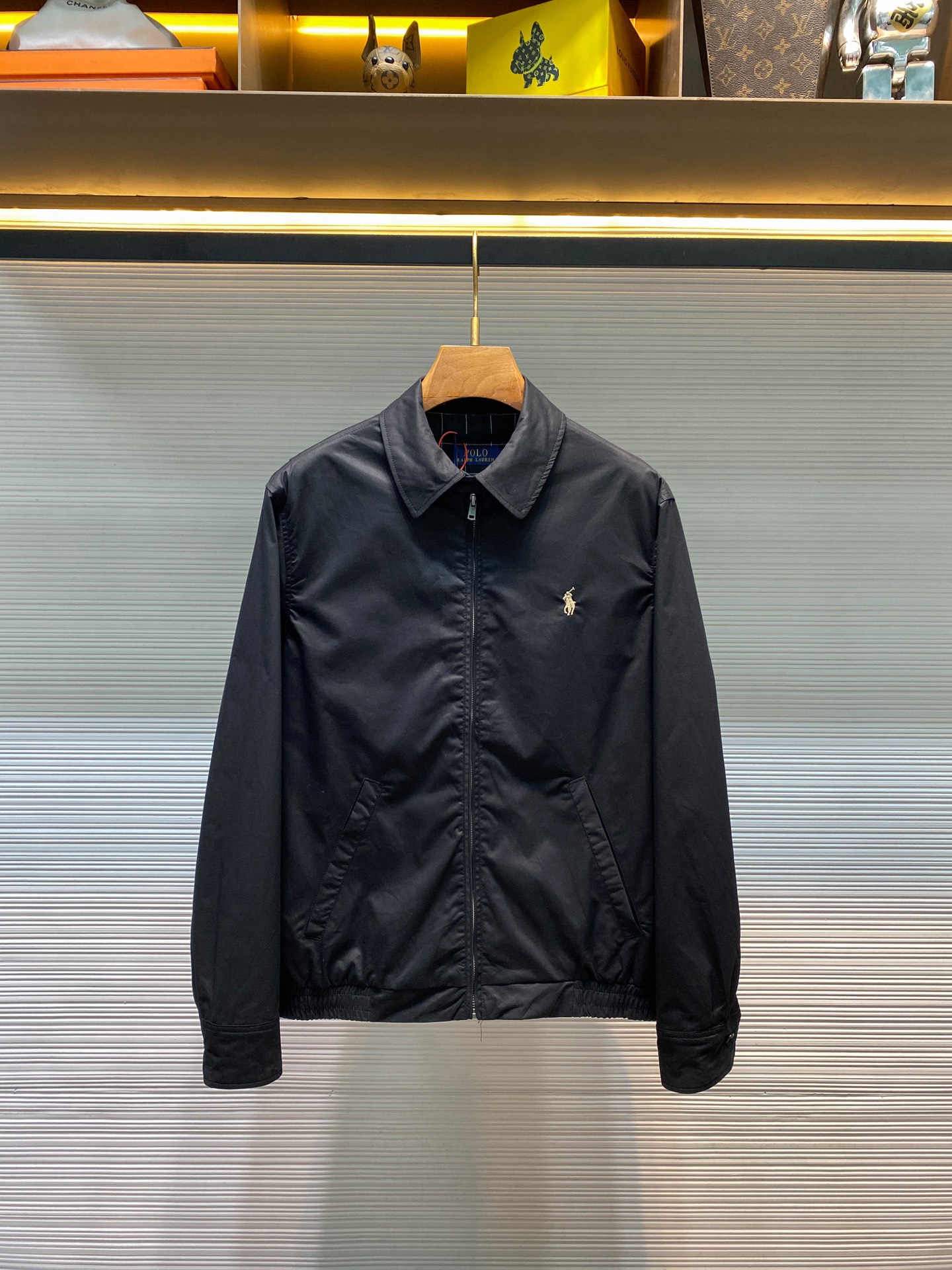 NO:677538,[CC]-RL25FW new autumn and winter black twill lapel jacket, the same classic polo logo embroidered zipper jacket for men and women!  Trading company channels are rare, and it is available on the official website simultaneously for 2530RMB!  RL's new zipper jacket is like a carefully crafted work of art. Every detail exudes unparalleled charm, making people fascinated at the first sight!  This jacket is made of custom-made cotton double-ply small slant elegant fabric. It not only has a great touch, but also has excellent skin-fitting properties. When worn on the body, it feels like being gently wrapped by a layer of soft clouds, without any sense of restraint. It is so comfortable that people almost forget that it exists!  The jacket uses an extremely pure black tone as the base color. This black is deep and rich, as if it is the deepest part of the night sky, mysterious and charming!  The light golden pony logo embroidery on the chest is exquisite and delicate, and every line is lifelike, as if it will jump out of the jacket in the next second!  Set against the black background, this light gold color becomes even more dazzling. It is low-key and contains endless power, as if it is telling the wearer's unique taste and extraordinary temperament!  In terms of design style, this jacket outlines a high-end silhouette with extreme simplicity!  It abandons cumbersome decoration and complex lines, retaining only the most authentic elements, but with exquisite tailoring and unique design, it shows an unparalleled sense of luxury!  This kind of simplicity is not a simple subtraction, but a kind of refinement after careful consideration, which is a deep understanding of the essence of fashion!  It demonstrates taste in a silent place and does not require too many words or modifications. Just standing there quietly can attract everyone's attention and make people feel the calm and confident temperament of the wearer!  Sizes S-XL S size shoulder width 48cm - chest circumference 126cm - dress length 68cm - sleeve length 64cm M size shoulder width 49cm - chest circumference 130cm - dress length 70cm - sleeve length 65cm L size shoulder width 51cm - chest circumference 134cm - dress length 72cm - sleeve length 66cm XL size shoulder width 52cm - chest circumference 138cm - dress length 74cm - sleeve length 67cm  Recommended size (loose fit) I am 174 pounds tall, so I tried on size S which is suitable!  Boys weighing less than 150 pounds should choose S size, -155 pounds should choose M size, 155-172 pounds should choose L size, and 172-190 pounds should choose XL size!  All girls can choose size S!  ,men's clothing,jackets & coats,jackets & coats,19860909【CC】-RL25FW秋冬新款黑色斜纹棉布翻领夹克,男女同款经典马球徽标刺绣拉链夹克外套！贸易公司渠道稀出,同步官网发售2530RMB！RL新款拉链夹克宛如一件精心雕琢的艺术品,每一个细节都散发着无与伦比的魅力,让人在第一眼便深深为之着迷！ 这款夹克选用定制全棉双股小细斜雅致布,不仅触感绝佳,还拥有出色的贴肤性能,穿在身上,就像被一层轻柔的云朵温柔包裹,没有丝毫的束缚感,舒适得让人几乎忘记它的存在！夹克以纯粹到极致的黑调作底色,这种黑色深沉而浓郁,仿佛是夜空中最深邃的那一片,神秘而迷人！胸前浅金色的小马标刺绣精致细腻,每一根线条都栩栩如生,仿佛下一秒就会从夹克上跃然而出！在黑色的衬托下,这抹浅金色愈发耀眼夺目,低调中又蕴含着无尽的力量,仿佛在诉说着穿着者的独特品味与不凡气质！ 在设计风格上,这款夹克以极致的简约勾勒出高级的轮廓！它摒弃了繁琐的装饰和复杂的线条,只保留了最本真的元素,却凭借着精湛的剪裁和独特的设计,展现出一种无与伦比的高级感！这种简约不是简单的减法,而是一种经过深思熟虑后的精炼,是对时尚本质的深刻理解！它于无声处彰显品味,不需要过多的言语和修饰,只需静静地立在那里,便能吸引所有人的目光,让人感受到穿着者那份从容自信的气质！尺码S-XL S码肩宽48cm-胸围126cm-衣长68cm-袖长64cm M码肩宽49cm-胸围130cm-衣长70cm-袖长65cm L码肩宽51cm-胸围134cm-衣长72cm-袖长66cm XL码肩宽52cm-胸围138cm-衣长74cm-袖长67cm 尺码推荐（宽松版型） 身高174-斤,试穿S码合适！ 男生体重斤以内选择S码,-155斤选择M码,155-172斤选择L码,172-190斤选择XL码！ 女生全部选择S码即可！,男装,jackets & coats,jackets & coats,,Women's clothing