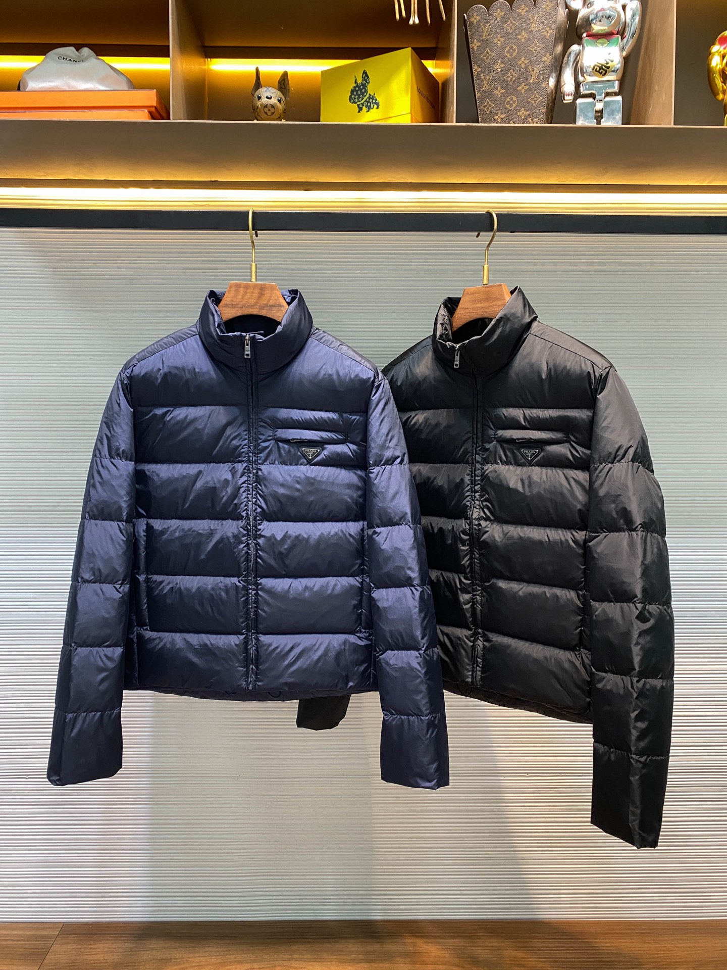 NO:677577,【25297】-PRA25FW new autumn and winter densely woven waterproof nylon stand-collar down jacket, the same metal triangle logo badge chest pocket casual zipper down jacket for men and women!  Trading company channels are rare, and it is available for sale on the official website simultaneously for 19,840 RMB!  In the cold winter streets, P's new down jacket is like a bright fashion star, instantly attracting everyone's attention!  It is not only a piece of clothing to resist the cold, but also an artistic masterpiece that combines exquisite craftsmanship and unique aesthetics!   This down jacket is made of custom-made ultra-densely woven nylon fabric and has been carefully treated to be water-repellent, as if it has an invisible protective cover on the down jacket!  In the cold winter, neither the fine rain nor the falling snowflakes can easily penetrate inside, keeping you dry and comfortable all the time!  The matte micro-texture it presents adds a low-key and luxurious texture. This texture is delicate and soft, without the slightest ostentation, but inadvertently reveals a sense of high-end, as if telling the brand's persistent pursuit of quality!  The new national standard 90 white duck down filled inside has a soft and fluffy feel, just like touching clouds. It not only has excellent thermal insulation properties, but is also extremely light!  The design with a full amount of down fills every inch of space with warmth. When you put on this down jacket, you feel like you are in a warm cloud, surrounded by gentle warmth!  The iconic enameled metal triangle logo is the finishing touch of this down jacket!  It is embellished on the chest, low-key and powerful. The enamel coating process makes the surface of the logo as smooth as a mirror, reflecting a soft light, as if telling the history and inheritance of the brand!  The stand-up collar design is crisp and stylish, accurately fits the curve of the neck, can effectively block the invasion of cold wind, and provide all-round warmth for your neck!  The fitted version can perfectly fit your body curves and show off your figure advantages!  No matter you are tall or petite, you can look more charming with this down jacket!  It is like a considerate companion, accompanying you through every cold winter day!  When you wear it, walk in the streets and alleys, feeling the warm package and fashionable atmosphere, you will find that you seem to have become the most beautiful scenery in winter!  Black/blue, two colors available!  Size 46-52 Size 46 has shoulder width 46cm - chest 112cm - dress length 66cm - sleeve length 67cm Size 48 has shoulder width 47cm - chest 116cm - dress length 68cm - sleeve length 68cm Size 50 has shoulder width 49cm - chest 120cm - dress length 70cm - sleeve length 69cm  Size 52, shoulder width 51cm - bust 124cm - length 72cm - sleeve length 70cm. Recommended size (standard version). Height 174kg, trying on size 48 which is suitable!  Boys weighing less than 100 pounds should choose size 46, -145 pounds should choose size 48, 145-162 pounds should choose size 50, and 162-180 pounds should choose size 52!  All girls can choose size 46!  ,Prada-clothing,prada,prada,jackets & coats,jackets & coats,down jacket,19860909【25297】-PRA25FW秋冬新款密织防水尼龙立领羽绒夹克,男女同款金属三角标徽章胸袋休闲拉链羽绒服外套！贸易公司渠道稀出,同步官网发售19840RMB！在寒意肆虐的冬日街头,P家新款羽绒服宛如一颗璀璨的时尚之星,瞬间吸引了众人的目光！它不仅仅是一件抵御严寒的衣物,更是一件融合了精湛工艺与独特美学的艺术杰作！  这款羽绒服采用定制超密织尼龙面料,经过精心的防泼水处理,仿佛为羽绒服披上了一层隐形的保护罩！在寒冷的冬日,无论是细密的雨丝还是飘洒的雪花,都无法轻易渗透到内里,让你始终保持干爽舒适！而它呈现出的哑光微肌理,更是增添了一份低调而奢华的质感,这种肌理细腻而柔和,没有丝毫的张扬,却在不经意间流露出一种高级感,仿佛在诉说着品牌对品质的执着追求！内部填充的新国标90白鸭绒,那柔软而蓬松的触感,就像触摸到了云朵一般,不仅具有出色的保暖性能,而且轻盈无比！冲绒量十足的设计,让每一寸空间都被温暖填满,当你穿上这件羽绒服,仿佛置身于一个温暖的云朵之中,被轻柔的温暖所包围！ 而标志性涂珐琅金属三角徽标,更是这件羽绒服的点睛之笔！它点缀于胸前,低调且有力,涂珐琅工艺让徽标表面光滑如镜,反射出柔和的光芒,仿佛在诉说着品牌的历史和传承！立领设计挺括有型,精准贴合颈部曲线,能够有效地阻挡寒风的侵袭,为你的颈部提供全方位的保暖！合身版型能够完美地贴合你的身体曲线,展现出你的身材优势！无论是高挑的身材还是娇小的体型,都能在这件羽绒服的衬托下显得更加迷人！它就像一个贴心的伴侣,陪伴你度过每一个寒冷的冬日！当你穿上它,走在街头巷尾,感受着温暖的包裹和时尚的气息,你会发现自己仿佛成为了冬日里最亮丽的风景线！黑色/蓝色,两色入！尺码46-52 46码肩宽46cm-胸围112cm-衣长66cm-袖长67cm 48码肩宽47cm-胸围116cm-衣长68cm-袖长68cm 50码肩宽49cm-胸围120cm-衣长70cm-袖长69cm 52码肩宽51cm-胸围124cm-衣长72cm-袖长70cm 尺码推荐（标准版型） 身高174-斤,试穿48码合适！ 男生体重斤以内选择46码,-145斤选择48码,145-162斤选择50码,162-180斤选择52码！ 女生全部选择46码即可！,普拉达-服装,prada,prada,jackets & coats,jackets & coats,down jacket,,Women's clothing