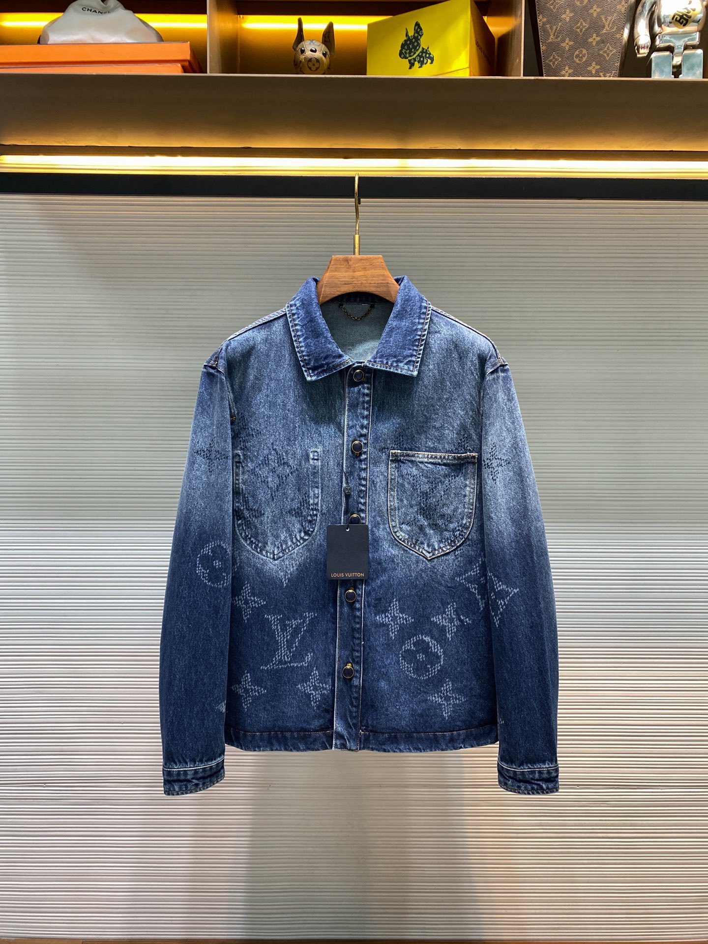 NO:677571,[BB]-1V25FW new autumn and winter blue washed gradient lapel denim jacket, the same classic presbyopic pattern jacquard loose casual shirt-style denim jacket for men and women!  Trading company channels are rare, and it is available for sale on the official website simultaneously for 23,940 RMB!  In the vast starry sky of fashion, there are always some items that shine like bright stars, attracting everyone's attention with their unique charm!  V's new denim jacket is like a carefully crafted work of art. From material selection to design, every detail demonstrates the brand's ultimate pursuit of quality and aesthetics!  This jacket is made of custom-made indigo thick double-woven cotton, which not only feels high-quality, but also feels delicate and soft, and is comfortable and close to the skin!  It uses a subtle gradient from dark blue to light blue as the keynote, like a magnificent ocean picture, gradually transitioning from the deep and mysterious deep sea to the clear and bright shallow sea. Each blue is just right, and together they create a unique blues atmosphere, which can be called a model among blues artworks!  The Monog***m Seeds pattern on the jacket is the finishing touch. These patterns are cleverly laid out with a gradient effect, as if they are a group of smart elves, looming and quietly emerging in the blue ocean!  Sometimes they are clear, sometimes they are blurry, like a dreamlike existence, adding a mysterious and charming atmosphere to the entire jacket!  The carefully designed Damier leather label on the back of the jacket is lightly embossed with the brand letters, like a noble badge, revealing the wearer's extraordinary identity and taste!  The single-breasted design of the jacket is also unique. These single-breasted buttons arranged vertically are like elegant lines, becoming the visual guide line of the entire jacket!  Custom-made pearl buttons are like bright pearls, exuding a warm and charming luster!  Not only do they look stunning, but they also feel great and complement the overall style of the jacket!  Loose fit design. This style is like a tolerant embrace and can adapt to wearers of all shapes!  Whether you are tall and tall or petite, you can find your own fashion style in this loose-fitting jacket!  It will not give you any sense of restraint, allowing you to move freely during the wearing process and enjoy the happiness brought by fashion!  Paired with the suit pants of the same series, you can wear it worry-free whether you are attending a formal business event or a casual social gathering!  Sizes S-XL S size shoulder width 50cm-bust 116cm-shirt length 69cm-sleeve length 64cm M size shoulder width 52cm-chest 120cm-shirt length 70cm-sleeve length 65cm L size shoulder width 54cm-chest 124cm-shirt length 72cm-sleeve length 66cm XL size shoulder width 56cm-chest 128cm-shirt length 74cm-sleeve length 67cm  Recommended size (loose fit) Height 174-jin, try on size M which is suitable!  For boys weighing less than 138 pounds, choose size S, between 138 and 153 pounds, choose size M, between 153 and 168 pounds, choose size L, and between 168 and 186 pounds, choose size XL!  All girls can choose size S!  ,Louis Vuitton-clothing,louis vuitton,jackets & coats,jackets & coats,shirts,19860909【BB】-1V25FW秋冬新款蓝色水洗渐变翻领牛仔夹克,男女同款经典老花图案提花宽松休闲衬衫式牛仔夹克外套！贸易公司渠道稀出,同步官网发售23940RMB！在时尚的浩瀚星空中,总有一些单品如同璀璨星辰,以独特魅力吸引着众人的目光！V家新款牛仔夹克宛如一件精心雕琢的艺术品,从选材到设计,每一处细节都彰显着品牌对品质与美学的极致追求！ 这款夹克采用定制靛蓝厚密双织棉料,不仅质感上乘,触感更是细腻柔软,舒适贴肤！它以深蓝到浅蓝的微妙渐变作为基调,宛如一幅波澜壮阔的海洋画卷,从深邃神秘的深海,逐渐过渡到清澈明亮的浅海,每一种蓝色都恰到好处,共同营造出一种独一无二的蓝调氛围,堪称蓝调艺术品中的典范！夹克上的Monog***m Seeds图案更是点睛之笔,这些图案以渐变效果巧妙铺陈,仿佛是一群灵动的精灵,在蓝色的海洋中若隐若现地悄然浮现！它们时而清晰,时而模糊,如同梦幻般的存在,为整件夹克增添了一份神秘而迷人的气息！夹克后摆处精心设计的Damier皮革标签,轻巧地压印着品牌字母,宛如一个高贵的徽章,透露着穿着者不凡的身份与品味！ 夹克的单排扣设计也别具匠心,这些纵向排列的单排扣,宛如一条条优雅的线条,成为整件夹克的视觉引导线！客供定制珠面纽扣,宛如一颗颗璀璨的珍珠,散发着温润而迷人的光泽！它们不仅在外观上精美绝伦,而且在质感上也十分出色,与夹克的整体风格相得益彰！宽松版型设计.这种版型宛如一个包容的怀抱,能够适应各种身材的穿着者！无论你是身材高挑挺拔,还是身材娇小玲珑,都能在这款宽松版型的夹克中找到属于自己的时尚风格！它不会给你带来任何束缚感,让你在穿着过程中能够自由自在地活动,尽情享受时尚带来的快乐！再搭配上同系列的套装裤子,无论是出席正式的商务活动,还是参加休闲的社交聚会,都能穿搭无忧！尺码S-XL S码肩宽50cm-胸围116cm-衣长69cm-袖长64cm M码肩宽52cm-胸围120cm-衣长70cm-袖长65cm L码肩宽54cm-胸围124cm-衣长72cm-袖长66cm XL码肩宽56cm-胸围128cm-衣长74cm-袖长67cm 尺码推荐（宽松版型） 身高174-斤,试穿M码合适！ 男生体重138斤以内选择S码,138-153斤选择M码,153-168斤选择L码,168-186斤选择XL码！ 女生全部选择S码即可！,路易威登-服装,louis vuitton,jackets & coats,jackets & coats,shirts,,Women's clothing