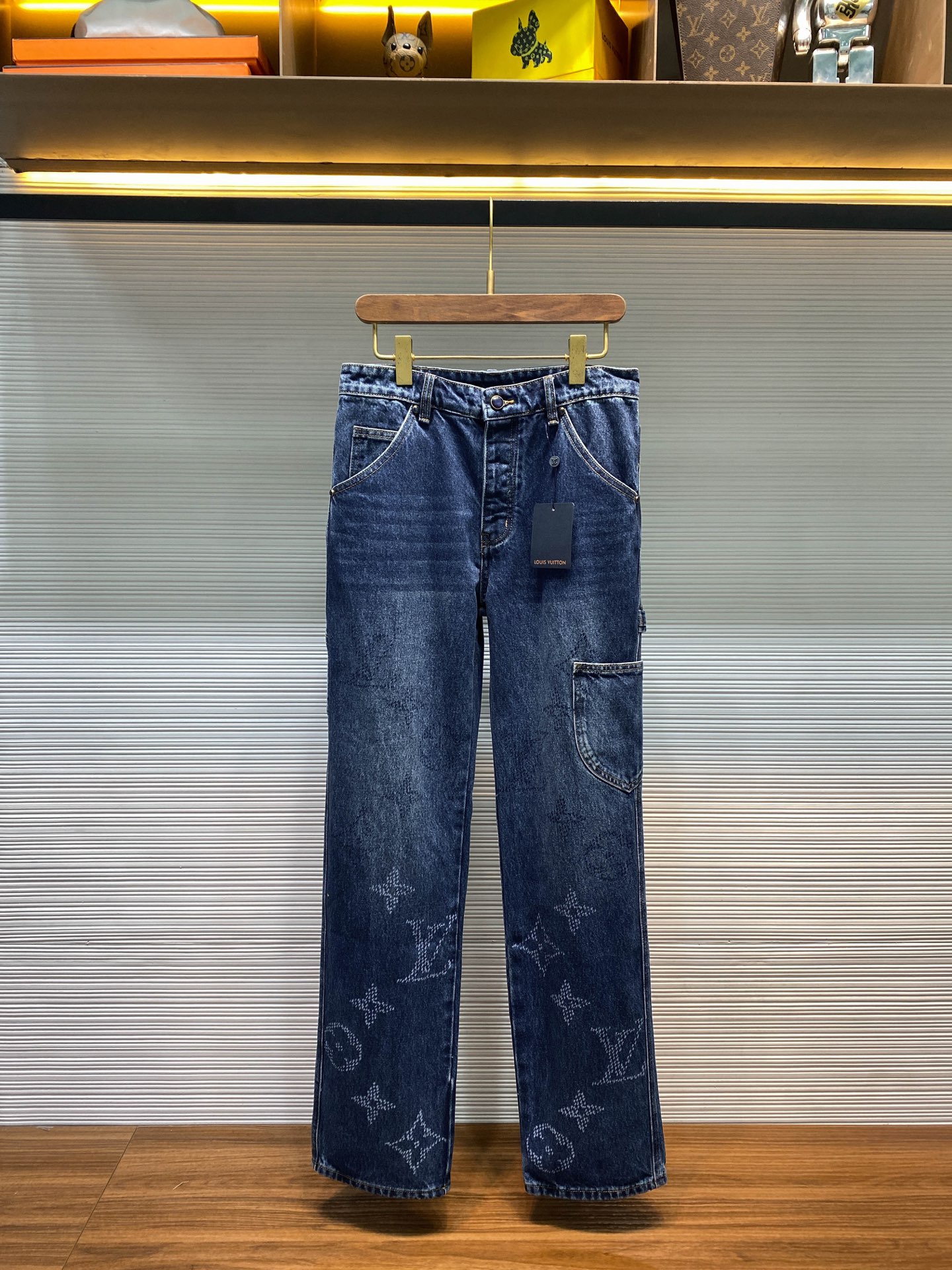 NO:677576,[BB]-1V25FW new autumn and winter blue washed gradient work jeans, the same classic presbyopic pattern jacquard loose straight denim trousers for men and women!  Trading company channels are rare, and it is available for sale on the official website simultaneously for 18,040 RMB!  V's new autumn and winter jeans are dedicated. Wearing them can make you worry-free in dressing and easily become the focus of the crowd. It allows the wearer to become a walking color narrative and write his own fashion story!  These jeans are made of custom-made indigo thick double-weave cotton. Each cotton thread has been carefully selected to ensure its uniform texture, slender fibers and toughness!  When these high-quality cotton threads are intertwined, they form a thick and strong fabric!  Cotton material has excellent breathability, allowing your skin to breathe freely and always stay dry and comfortable!  The most eye-catching thing is undoubtedly the color design with a subtle gradient from dark blue to light blue. Starting from the rich and deep dark blue at the waistband, it is like the deepest blue in the night sky, mysterious and charming!  As the line of sight slowly moves downward, the blue gradually becomes softer and transitions to a clear and bright light blue, just like gradually moving from the quiet deep sea to the sunlit sea surface, sparkling and beautiful!  The surface of the jeans is also cleverly covered with Monog**m Seeds patterns. These patterns are presented with a gradient effect, as if a group of mysterious elves are dancing on the jeans!  Their looming postures emerge quietly, sometimes clear, sometimes blurry, giving people a mysterious and dreamy feeling!  The exquisite Damier leather label on the back waist is soft and tough in texture, and the brand letters are lightly embossed on the label. This is not only a brand logo, but also a symbol of noble status!  The loose fit design is not flattering on your figure, whether you are a tall model or an ordinary person with a slightly chubby figure, you can easily control it!  The loose trouser leg design not only allows your legs to be worn more freely without any sense of restraint, but also cleverly modifies the shape of your legs, making your legs look straighter and slender!  Size 30-33 Size 30 waist 76cm - hip 98cm - front 29cm - thigh 60cm - trouser length 111cm - trouser leg 42cm Size 31 waist 80cm - hip 102cm - front 29cm - thigh 62cm - trouser length 112cm - trouser leg 43cm  Size 32, waist 84cm - hip 106cm - front 30cm - thigh 64cm - trouser length 113cm - trouser leg 44cm. Size 33, waist 88cm - hip 110cm - front 30cm - thigh 66cm - trouser length 114cm - trouser leg 45cm. Recommended size (standard version) Height 174kg, try on size 31 which is suitable!  For boys weighing less than 130 kilograms, choose size 30, between 130 and 145 kilograms, choose size 31, between 145 and 162 kilograms, choose size 32, and between 162 and 180 kilograms, choose size 33!  All girls can choose size 30!  ,Louis Vuitton-clothing,louis vuitton,jeans,19860909【BB】-1V25FW秋冬新款蓝色水洗渐变工装牛仔裤,男女同款经典老花图案提花宽松直筒牛仔长裤！贸易公司渠道稀出,同步官网发售18040RMB！V家秋冬新款牛仔裤装奉献,穿上它能让你穿搭无忧,轻松成为人群中的焦点,让穿着者成为行走的色彩叙事,书写属于自己的时尚故事！ 这款牛仔裤采用了定制靛蓝厚密双织棉料,每一根棉线都经过精挑细选,确保其质地均匀、纤维细长且富有韧性！当这些优质的棉线交织在一起,便形成了厚密而结实的面料！棉料具有出色的透气性,能让你的肌肤自由呼吸,始终保持干爽舒适！最引人注目的当属那以深蓝到浅蓝的微妙渐变为基调的色彩设计,从裤腰处那浓郁深沉的深蓝色开始,如同夜空中最深邃的那一抹蓝,神秘而迷人！随着视线缓缓下移,蓝色逐渐变得柔和起来,过渡到一种清澈而明亮的浅蓝色,就像是从宁静的深海逐渐走向了阳光照耀的海面,波光粼粼,美不胜收！ 牛仔裤表面还巧妙地铺陈着Monog**m Seeds图案,这些图案以渐变效果呈现,仿佛是一群神秘的精灵在牛仔裤上翩翩起舞！它们若隐若现的姿态悄然浮现,时而清晰,时而模糊,给人一种神秘而梦幻的感觉！后腰处精致的Damier皮革标签,质地柔软而坚韧,标签上轻巧地压印着品牌字母,这不仅仅是一个品牌标识,更是一种高贵身份的象征！宽松版型设计不挑身材,无论你是身材高挑的模特,还是身材微胖的普通人,都能轻松驾驭！宽松的裤腿设计,不仅让你的双腿在穿着时更加自由自在,没有束缚感,还能巧妙地修饰腿型,让你的双腿看起来更加笔直修长！尺码30-33 30码腰围76cm-臀围98cm-前档29cm-大腿围60cm-裤长111cm-裤脚42cm 31码腰围80cm-臀围102cm-前档29cm-大腿围62cm-裤长112cm-裤脚43cm 32码腰围84cm-臀围106cm-前档30cm-大腿围64cm-裤长113cm-裤脚44cm 33码腰围88cm-臀围110cm-前档30cm-大腿围66cm-裤长114cm-裤脚45cm  尺码推荐（标准版型） 身高174-斤,试穿31码合适！ 男生体重130斤以内选择30码,130-145斤选择31码,145-162斤选择32码,162-180斤选择33码！ 女生全部选择30码即可！,路易威登-服装,louis vuitton,jeans,,Women's clothing