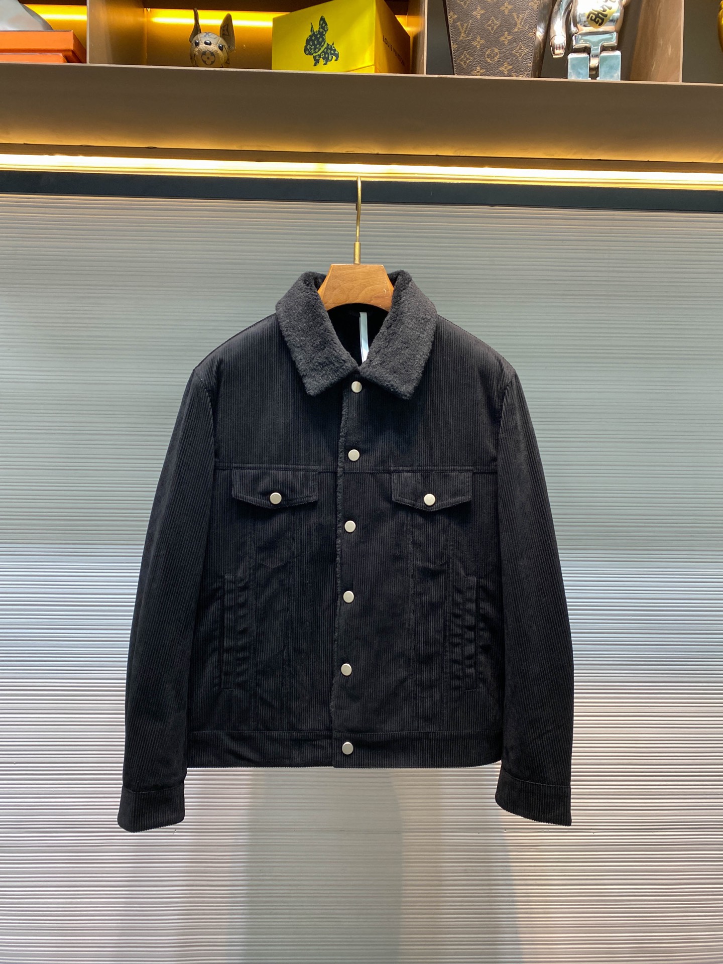 NO:677547,【8657】-BUT25FW new autumn and winter black corduroy American retro jacket, men's lambswool lapel stitching fashion versatile warm jacket!  Trading company channels are rare and available on the official website simultaneously!  The black corduroy fabric perfectly balances the retro feel with modern aesthetics, without being too rough or childish!  Paired with jeans, it creates a natural retro look. Paired with trousers, it creates a wonderful mix and match!  The care hidden in the lamb wool lapels, inverted T splicing, and genuine leather labels all need to be worn in person to fully appreciate!  When the retro texture of corduroy meets the softness and warmth of lambswool, this jacket becomes a fashion messenger connecting the two eras!  The corduroy fabric woven from polyester fiber has a delicate ravine texture, which will produce flowing light and shadow effects as the angle changes under the light!  The inner layer of lambswool, which is blended with 90.4 polyester fiber and 9.6 sheep wool, is like clouds warmed by the sun, isolating the coldness to another world!  The most amazing thing is the innovative design of the lapel, which uses the same lambswool fabric instead of traditional corduroy. When standing up, it wraps the neck with a warm touch, like wearing an invisible scarf!  Six metal snap buttons are neatly arranged along the placket, and the crisp sound when opening and closing brings the aesthetic interest of the industrial era!  The V-shaped dividing line on the front piece naturally gathers from the shoulders to the waist. This 557 denim design, called the 'waistline', instantly gives the tough appearance an elegant curve!   The cover of the fake breast bag is equipped with a metal snap button, which not only continues the practical gene of workwear, but also adds a bit of sophistication!  The slant pockets on both sides are deep enough to accommodate your hands, so the moment you reach into the pocket, it's like reaching into warm gloves!  The shirt-style design of the cuffs and metal snap buttons allow you to adjust the tightness at will, keeping your wrists warm and protected in the cold wind!  The four-piece inverted T-shaped splicing on the back is called structural magic, making every turn during activities smooth and easy!  The hem adjustment tab design on the side continues the essence of the classic denim jacket, and the silhouette can be adjusted at any time according to your dressing needs!  The genuine sheep leather label on the front left side of the interior is a mark of time. The newly added genuine leather pocket on the right side of the interior is not only practical, but also makes every time you take out items a tactile enjoyment!  Sizes M-3XL M size shoulder width 49cm - bust 114cm - dress length 63cm - sleeve length 61cm L size shoulder width 50cm - chest size 118cm - dress length 65cm - sleeve length 62cm  3XL size, shoulder width 53cm-bust 130cm-length 69cm-sleeve length 65cm. Recommended size (standard version). Height 174-140 kilograms. Try on L size!  Boys weighing less than 130 kilograms should choose M code, 130-143 kilograms should choose L code, 143-156 kilograms should choose XL code, 156-170 kilograms should choose XXL code, and 170-186 kilograms should choose 3XL code!  ,men's clothing,jeans,jackets & coats,jackets & coats,shirts,sheepskin,gloves,19860909【8657】-BUT25FW秋冬新款黑色灯芯绒美式复古夹克,男士羊羔毛翻领拼接时尚百搭保暖夹克外套！贸易公司渠道稀出,同步官网发售！黑色灯芯绒面料将复古感与现代审美完美平衡,既不会过于粗犷也不会显得稚嫩！搭配牛仔裤是浑然天成的复古造型,配上西裤又能碰撞出奇妙的混搭火花！那些藏在羊羔毛翻领、倒T拼接、真皮标里的用心,都需要亲身穿着才能完全体会！ 当灯芯绒的复古肌理遇见羊羔毛的软糯温暖,这件外套便成了连接两个时代的时尚信使！聚酯纤维织出的灯芯绒面料带着细腻的沟壑纹理,在光线下会随着角度变换产生流动的光影效果！而内里那层由90.4聚酯纤维与9.6绵羊毛混纺的羊羔毛,则像被阳光晒暖的云朵,把寒意隔绝在另一个世界！最惊艳的是翻领的革新设计,用同款羊羔毛面料替代传统灯芯绒,立起时包裹脖颈的温暖触感,像是围了条隐形围巾！六粒金属四合扣沿着门襟整齐排列,开合时的清脆声响带着工业时代的美学趣味！前片的V字分割线从肩部自然收拢至腰际,这种被称为”束腰线“的557款牛仔设计让硬朗的外形瞬间有了优雅曲线！  假胸袋的袋盖配上金属四合扣,既延续了工装的实用基因,又平添几分精致！两侧的斜插口袋深度足够容纳双手,让你伸手进口袋的瞬间就像探入温暖的手套！袖口的衬衫式设计配合金属四合扣,可以随心调节松紧,让手腕在寒风中也能保持温暖防护！后背的四片式倒T型拼接堪称结构魔法,让活动时的每个转身都流畅自如！侧边的下摆调节袢设计延续了经典牛仔外套的精髓,可以根据穿搭需求随时调整廓形！内里左前侧那块真绵羊皮标是时光的印记,右侧内里新增的真皮口袋不仅实用,更让每次取物都变成触觉享受！尺码M-3XL M码肩宽49cm-胸围114cm-衣长63cm-袖长61cm L码肩宽50cm-胸围118cm-衣长65cm-袖长62cm XL码肩宽51cm-胸围122cm-衣长67cm-袖长63cm XXL码肩宽52cm-胸围126cm-衣长68cm-袖长64cm 3XL码肩宽53cm-胸围130cm-衣长69cm-袖长65cm 尺码推荐（标准版型） 身高174-140斤,试穿L码合适！ 男生体重130斤以内选择M码,130-143斤选择L码,143-156斤选择XL码,156-170斤选择XXL码,170-186斤选择3XL码！,男装,jeans,jackets & coats,jackets & coats,shirts,sheepskin,gloves,,Women's clothing